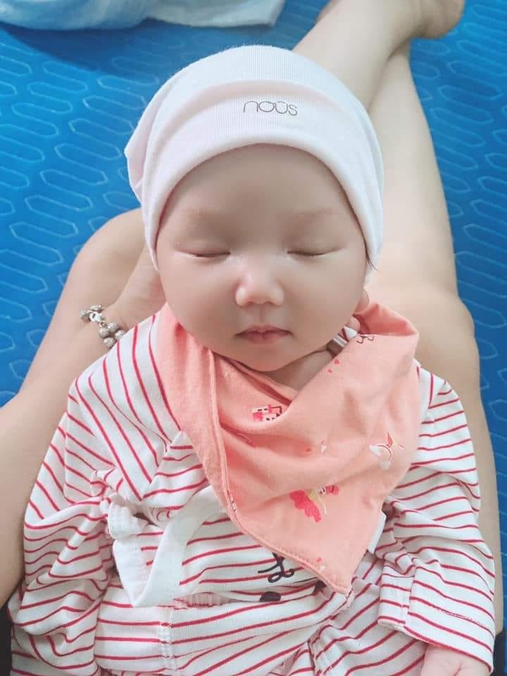 HELLO các mom🖐🖐 Embé nhà mình sinh mổ hôm 30 - 6 ở phụ sản TW đây ạ . Do TS N.Mạnh.Thắng( trưởng khoa đẻ ) đón cháu ở tuần thai 39w3d mổ lần3 ạ . Mổ cũ 2 lần mình đẻ khá mau 6 năm mổ 3 lận , tv đây là lần cuối cùng và 2 mẹ con đã vượt cạn thành công an toàn , khỏe mạnh . Ban đầu mình rất lo lắng vì đẻ dày lại sinh mổ 😥😥 cũng k quen hay theo bsi nào cả , đến 36w mình mới gọi đt nhờ bsi Mạnh Thắng mổ cho 😊 Thật sự để mà nói mình cực kỳ bất ngờ khi chỉ 1 cuộc gọi nói sơ qua về bệnh lí của mình , bác đã nhận lời mổ đẻ cho mình luôn 🥰 Bác nói chuyện nhẹ nhàng + tư vất rất nhiệt tình ạ .. Nay thực sự khỏe mạnh mìng có viết bài cảm ơn bsi Mạnh Thắng và ekip mổ đã hết sức với 2 mẹ con 👍👍 Mổ lần3 cảm giác lâu hơn hẳn so vs lần1 , lần2 còn có 1 chút cảm giác tê tê khi gọt vết sẹo cũ 😬😬 Giờ nghĩ lại vẫn thấy sợ ạ . Vết mổ của thì k phải nói đẹp và khô 👍 ok lắm ạ . Nếu mom nào có chỉ định mổ thì tham khảo bsi Mạnh Thắng nhé 🤩 Sẽ k làm các mom thất vọng đâu ạ