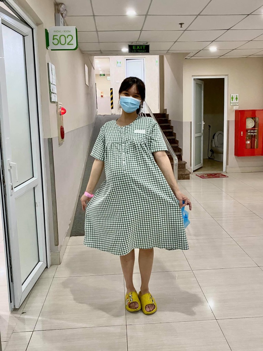 [Rì-viu sinh mổ Bảo Sơn]

Sau khi được trải nghiệm đủ cả sinh mổ và sinh thường thì em xin được phép kết luận: đối với em, sinh thường kinh khủng hơn các mẹ ưiii 😅
Lần 1 sinh thường ở Sản HN e khá ưng ý, cuộc đẻ được quan tâm và lúc nào bác sĩ em chọn cũng túc trực hỏi han. Tuy nhiên phòng sau sinh chật, khu dịch vụ cũng quá đông đúc nên cảm giác hơi ngộp. Viện công nhưng chi phí khu dv cũng khá cao (trên 20tr cho sinh thường), thủ tục thanh toán lâu nên chồng em phải chạy hơi vất 😅. Lần đầu sinh dễ nên lần 2 e quyết định "đi hưởng" ở viện tư 😆

A. Đăng kí

Em chọn Bảo Sơn vì ngay gần nhà (5' ra đến nơi) và còn gần cả Sản Hn, Nhi tw nên nếu có vấn đề gì thì chuyển viện cực nhanh 😝

Đến viện, nhìn cơ sở vật chất, đội ngũ đón tiếp và bề dày kinh nghiệm của y bác sĩ đầu ngành đỉnh quá nên em quyết định đăng kí trọn gói từ 12w luôn.

Được nhiều ưu đãi và giảm giá từ hội chợ nữa nên gói thăm khám từ 12w đến khi sinh xong của e chỉ còn trên dưới 20tr. Quá rẻeeeeee!!!
20tr ở đây ko chỉ để đi đẻ nhé ạ hihi

Khám và chăm sóc a-z từ thời điểm đăng kí gói cho đến khi sinh xong và tái khám sau sinh luôn. Vô cùng kinh tế 🥰

Cực kì thích bs siêu âm của BS, lần nào cũng kiên trì cho xem mặt e bé, chỉ rõ từng bộ phận và giải thích tỉ mỉ.

Mỗi lần đi khám còn được ăn uống no nê free bên khách sạn Bảo Sơn ngay cạnh nữa. Mê đồ ăn ở đây vô cùng, nhất là phở và và súp bí đỏ 😋
Cả thai kì em được bs Nguyễn Hữu Cốc - Nguyên Phó khoa đẻ viện Sản tw (Thầy thuốc ưu tú - Giảng viên cao cấp ĐH Y HN môn phụ sản) trực tiếp khám và sau là mổ đẻ cho e luôn 😝 Bác tuy lớn tuổi nhưng cực kì nhanh nhẹn và nhẹ nhàng, hỏi gì cũng kiên nhẫn trả lời bằng hết 😆

B. Đẻee!!!

Em bé Mơ siêu nghịch nên nhất định phải nằm ngang chứ ko chịu quay đầu 🤣

Trước mổ:

Em được bs giải thích về những nguy cơ đối với thai ngôi ngang nên quyết định mổ luôn chứ ko chờ đến khi chuyển dạ nữa. (Mọi người có thể gg search để thấy sự nguy hiểm khi thai nằm ngôi ngang ạ 🥲)
38w3d lên bàn mổ!

Trong mổ:

Thật sự ca mổ nhẹ tựa lông hồng, ko kinh khủng như những gì em đọc và tưởng tượng 🙂 Từ gây tê tuỷ sống, mổ, khâu đều rất nhẹ nhàng. Các bs và các cô hộ sinh cùng trò chuyện với em rôm rả trong phòng mổ nên thấy ko sợ tí nào. 

Sau mổ:

Sau khi mổ xong được chuyển về nằm hậu phẫu 4-6 tiếng đến khi cử động được chân thì về phòng với con. Trong lúc đó, chồng em ở tầng dưới đón con và da kề da liên tục chờ em về. Đây là dv e ưng ý nhất! Chứ ở viện Sản con được tiếp da với mẹ có tí tẹo 😣

Về khoản chăm sóc sau sinh thì điểm 10 lunnn 

Bấm chuông là các cô sang hỗ trợ tất tần tật từ thay bỉm, bế bé, pha sữa, thay quần áo bé, vệ sinh cho mẹ... Chính vì thế nên 2 vợ chồng chăm nhau nhàn tênh 🤣

Ngày nào bs sản và bs nhi cũng đảo qua thăm hỏi khám xét kĩ càng cho mẹ và bé 👍🏻 À vì e đẻ mổ nên còn có bs gây tê quan tâm đặc biệt nữa kiki. 

Chế độ ăn cho sản phụ ngày 4 bữa no ko thở được. Mà đồ ăn siêu siêu siêu ngon luôn ạ! Nhiều nhà còn xin ở lại thêm vì sợ về sớm cơm cữ ko ngon đc như cơm viện 😂

Em bé trước khi ra viện còn được tặng bộ ảnh newborn. Nói thật là ko đẹp lắm, (vì mẹ cháu cũng khá cầu kì chăm chút khoản chụp ảnh sống ảo cho các cháu nên thấy vậy) nhưng có chút kỉ niệm lưu lại khoảnh khắc cho con cũng thấy vui.

Sau sinh còn được tặng quà, tái khám free, khám dinh dưỡng free cho mẹ và bé trong 1 năm.

Nói chung là ưng tất tật các dv sau sinh của Bảo Sơn ^^ 

C. Thủ tục + chi phí

Tất cả các thủ tục ở đây đều nhanh gọn lẹ, việc của chồng em khi thanh toán chỉ là mang thẻ xuống quẹt chứ ko phải chạy khắp nơi như lần đầu 👍🏻

Chi phí:
Gói sinh thường từ 12w e đã thanh toán trước 20tr
Sau đó chuyển mổ +13tr chi phí chênh lệch
Sử dụng các dịch vụ sau sinh: giảm đau, plasma, sàng lọc, thuốc cho mẹ và bé sau khi xuất viện, một số khoản khác... 
BHYT trừ hơn 1tr
--- 
Tổng chi phí trên dưới 40tr cho 1 cuộc nghỉ dưỡng siêu ưng ý!
---
Lần này đẻ mổ thấy đỡ đau và khoẻ hơn lần 1 đẻ thường. Ngay sau khi xuất viện đã lên xuống cầu thang ok rồi ạ, chứ đẻ thường e lê lết cả tháng trời 😮‍💨

Mới đẻ hơi mất não nên chắc quên nhiều chi tiết, mẹ nào cần thêm thông tin cứ hỏi nhiệt tình nhé 😝