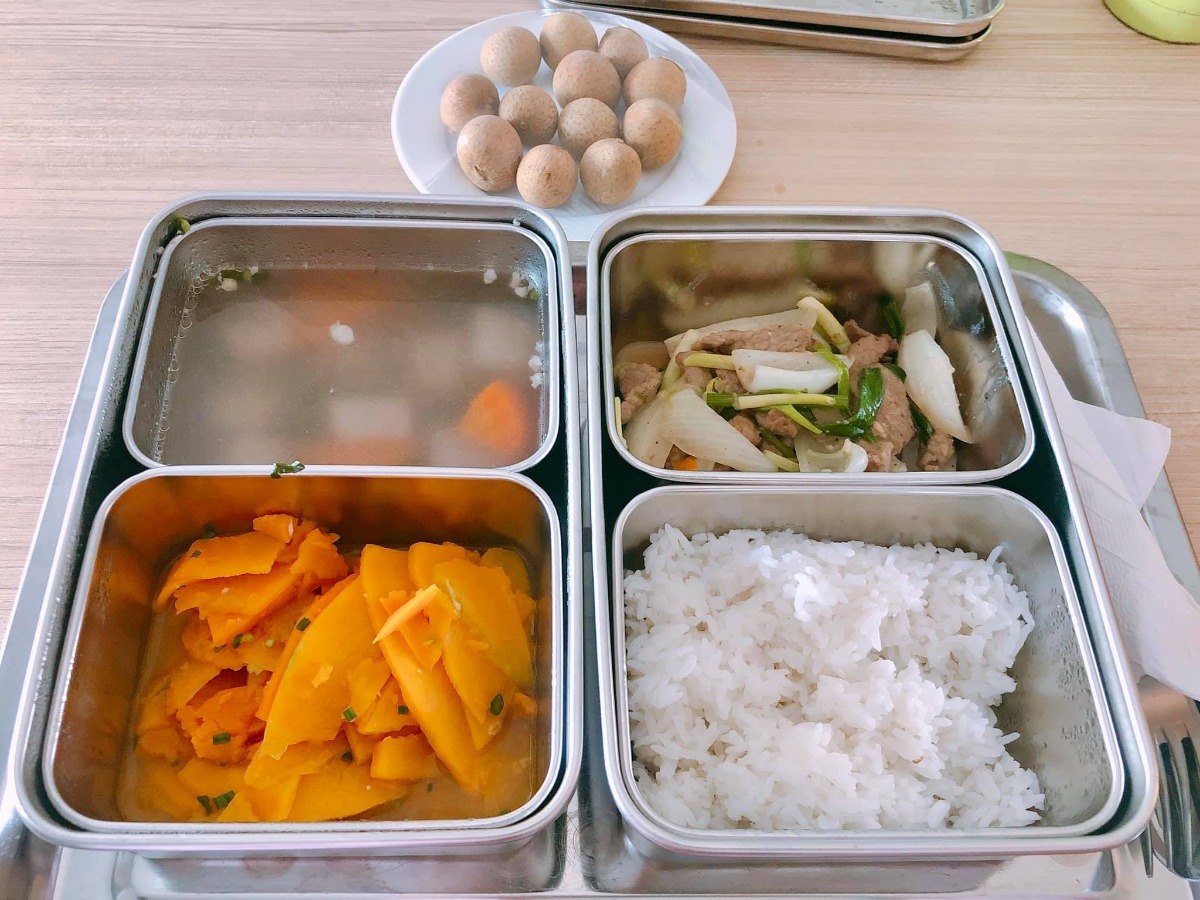 REVIEW ĐẺ MỔ BV HỒNG NGỌC - PHÚC TRƯỜNG MINH 😎

Mình đẻ từ 4/7. Nay mới ngoi lên kể lể chút về trải nghiệm đi đẻ ở đây 😂

Mình là thai đôi, đăng ký gói 36w đẻ mổ lần 1 - giá trong gói là 48,5tr - được giảm 10% vì đky nhóm 3 mẹ còn 43,650tr. Tập 1 là đẻ thường nên chưa có kinh nghiệm đẻ mổ phát nào nên đến ngày mổ cũng có chút lo lắng.

Mình đky khám và mổ bsy Tú. Trước ngày mổ 1 ngày bệnh viện sẽ gọi điện hẹn 11h trưa hôm sau. Dặn dò về vấn đề nhịn ăn uống, vào sớm trước 2 tiếng và giấy tờ, đồ đạc cần mang theo.

Đến hẹn m vào viện. Khám, siêu âm và chạy máy lần cuối. Trong lúc này người nhà đi nộp giấy tờ và làm thủ tục nhận phòng. Đợt này đang khuyến mãi nên các mẹ auto đều có phòng riêng. Vì nhà m sinh đôi nên up lên phòng Deluxe cho rộng, phát sinh thêm 1,250tr x 3 đêm.

Chạy máy xong thì các cô hộ lý sẽ thụt cho mẹ rồi phát quần áo, bỉm, giày dép để mẹ thay ạ. Hôm m đi mổ chắc ngày đẹp nên khá đông. Vào phòng hậu phẫu truyền nước chờ đến lượt đẻ mà ngủ đc 1 giấc. Khoảng 11h40 thì các bạn đập dậy “Chị ơi đi đẻ thôi”

Vào phòng phẫu thật thấy bác Tú đang chờ sẵn, trông bác hơi mệt, bác bảo sáng nay mổ 4-5 ca gì đó, chiều lại chiến tiếp… Các bạn trong ekip bắt đầu tiến hành các bước: tiêm gây tê màng cứng, gắn các loại dây dợ. Lúc tiêm hơi nhói tý, tầm 5p sau mất dần cảm giác là bác Tú bắt đầu mổ. Trong quá trình mổ có 1 bạn đứng buôn chuyện với mình. Mổ thì ko có cảm giác gì, nhanh lắm ạ. Khoảng 12 đã thấy bụng rút dần và 1 bạn oe oe, 3 phút sau bạn còn lại cũng lộ diện. Các cô lau qua cho 2 bạn rồi cho da kề da với mẹ và hỗ trợ 2 bạn tu ti mẹ luôn. 

Cậu anh rất hợp tác nhưng cậu em còn chưa quen, nên sau đó dù khâu xong xuôi các cô vẫn cố hỗ trợ cậu em và để em tu ti mẹ đc ít nhất 15p 😂. Khâu xong bác Tú chúc mừng 3 mẹ con và các bạn trong ekip làm nốt các việc còn lại. Sau đó bé đc bế ra cho người nhà nhìn và đưa về p chăm sóc sau sinh, mẹ thì về phòng hậu phẫu nằm theo dõi 3 tiếng.

Mổ xong lạnh run thực sự ạ. Nhưng tầm 1 tiếng sau thì lại nóng vã mồ hôi nên m ngủ chập chờn. Có các bạn nhân viên thấy m tỉnh rồi ra ngồi buôn chuyện cùng. Mãi cũng hết 3 tiếng đc về phòng gặp con và gặp người nhà.

Mổ buổi trưa đến đêm thì thuốc giảm đau hết tác dụng, m bắt đầu thấy nhức dần. Nghĩ chịu được nên ko ấn nút gọi y tá. Mãi gần sau đau vã mồ hôi mới ấn chuông thì các bạn vào nhét thuốc cho… Nên các mẹ mổ đau thì cứ mạnh dạn ấn gọi cô hỗ trợ nhé. Bsy Tú cũng dặn là “em ko cần tiết kiệm thuốc cho bệnh viện thế đâu” 😂. Sáng hôm sau thì m thấy cũng đỡ rồi nên chỉ gọi nhét thuốc đúng 1 lần đó thôi.

Một ngày sẽ có cực kỳ nhiều lượt bsy, y tá, hộ lý, mang đồ ăn, dọn phòng vào để thăm khám, làm nhiệm vụ của họ các mẹ nhé. Bé sẽ được các cô tắm vào buổi sáng. Mẹ đc chiếu tia plasma 4 lần. Vết mổ gọn lắm ạ 🥰. 

 Về dịch vụ thì ko có gì để chê cả. Ngày 3 bữa chính 2 bữa phụ đa dạng, tuỳ các mom chọn. Người nhà thì lên tầng 4 ăn. Em update hình ảnh 1 vài bữa cơm ở viện ạ.