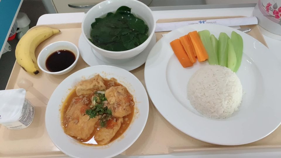 Trải qua 2 lần sinh và đều lựa chọn Việt Pháp là nơi chào đón các bạn nhỏ, nên hôm nay mình ngoi lên review về viện cho mẹ nào còn đang lăn tăn lựa chọn nhé 😉

Hồi sinh Mimi, từ 6-7w là mình đã đi khám qua kha khá bệnh viện để lựa chọn theo dõi, và khi bước chân vào VP, thì đúng như câu yêu ngay từ cái nhìn đầu tiên 😆 thiện cảm từ bảo vệ đến bác sĩ, ai ai cũng đều nhiệt tình, vui vẻ. Lúc đó viện mới chuyển sang toà nhà mới nên cái gì nhìn cũng sạch đẹp xịn xò. Nên chốt luôn không suy nghĩ. 

Đến lúc bầu Đô Đô được 6w, mình cũng lại vào viện khám. Và đáng yêu hơn là mình được khám miễn phí lần đó (mặc dù lúc đó chưa mua gói) ❤️

Cả 2 lần bầu mình đều đăng ký gói theo dõi từ 12w, và đều được khám sớm từ 7-8w. Và cả 2 lần mình đều theo bác sĩ Nghị siêu nhẹ nhàng & tình cảm. Lần nào siêu âm xong cũng được bác lau hộ gel siêu âm. Bởi lẽ với 1 bà bầu bụng to chềnh ềnh, lau hết đống gel đấy khá khó khăn, nên lúc nào cũng được bác làm giúp. Ngoài ra mình thấy các bsi ở VP cực biết ý khi siêu âm cho sản phụ, các bác sẽ chỉ để đèn phía gần cửa ra vào và kéo rèm che để trong phòng chỉ hơi mờ mờ, cho sản phụ đỡ ngại ngùng ☺️

Trong cả quá trình theo dõi thai, bất kỳ lúc nào mình k yên tâm hoặc có vấn đề gì khác lạ, mình đều đặt lịch khám thêm ngoài lịch hẹn với bsi, và 1-2 lần khám cấp cứu, và đều không bị phát sinh chi phí gì.
Hôm sinh, thật ra cũng chỉ là 1 lần đến khám ngoài giờ cho yên tâm, vì cả 2 bạn mình đều có cơn gò từ khá sớm. Trên đường ra viện còn lỡ mồm hỏi chồng nhỡ nay đẻ luôn thì sao nhỉ. Và y như rằng, vào khám cơn gò đã dầy, bsi yêu cầu mổ luôn 🤣🤣, vậy là chẳng kịp xem ngày xem giờ gì hết 😂 

Sau đó mình được đưa về phòng, vì là thời điểm dịch nên viện sắp xếp mỗi sản phụ một phòng, nên mặc dù là phòng đôi, nhưng cũng chỉ có mình mình ở, rộng thênh thang. Mình được phát áo mổ & đi tắm sát khuẩn. Trong viện đã chuẩn bị đầy đủ đồ vệ sinh cá nhân từ bàn chải, dầu gội, sữa tắm,... đến bỉm mẹ bỉm con, bvs,... nên các bạn chẳng phải mang gì ngoài cái bụng bầu và một tâm hồn đẹp cả 😆

Nghe đồn phòng mổ VP đẹp lắm, như phim hàn xẻng. Nhưng với đứa cận lòi như mình, mặc dù vào đến 2 lần, nhg đều chẳng chiêm ngưỡng được độ đẹp của nó 😢 chỉ thấy mờ mờ là ờ, cũng sáng đó, rộng đó, còn lại chả rõ cái moẹ gì. Phòng mổ vô trùng nên rất lạnh nhé, nhưng yên tâm ở VP các bạn sẽ được đắp chăn ấm, và được luồn ống sưởi vào chăn ạ. Các bác sĩ y tá phòng mổ cũng rất vui vẻ, vừa làm vừa buôn đủ thứ chuyện với mình, cho mình đỡ căng thẳng. Gây tê thì cực nhẹ nhàng, mình chỉ bị nhói 1 cái lúc chọc kim thôi. Sau đó là nửa thân dưới bắt đầu tê và mất cảm giác. Lần này mình mổ cấp cứu bác Hằng. Ban đầu mình cũng định gọi bác Nghị mà mình theo dõi từ đầu mổ cho mình, nhg nghe được y tá bảo bác mới trực cả đêm qua với hôm nay, nên lúc đó mình lại thôi. Nhưng bác Hằng mổ cũng khá ok, trừ việc lúc khâu bác để thành 2 đoạn chỉ, làm hôm đi rút chỉ mình khá đau, mà còn phải chịu tận 2 lần 😢

Sau khi bác sĩ vào thì bắt đầu mổ, mình được chắn tấm chắn ở trc mặt nên chẳng nhìn thấy gì, chỉ nghe tiếng dao, tiếng hút, rồi bắt đầu lôi lôi kéo kéo 1 lúc thì bỗng nhẹ bẫng cả bụng, tiếng thằng con ré lên. Cuối cùng cũng xong 😌

Em bé được hút dịch, lau gây rồi được hộ sinh bế ra cho mẹ nhìn mặt. Nhưng khổ nỗi con mẹ cận lòi, chưa nhìn rõ mặt con, các cô đã bế đi chăm sóc sơ sinh luôn rồi 😂 Sau khi bé được vệ sinh, kiểm tra thì được đẩy về phòng gặp bố. Nhưng do dịch nên bố không được bế em, không được tiếp da, chỉ được nhìn 1 lát là bị các cô mời về. Còn em bé sẽ được đưa về phòng sơ sinh nằm lồng.

Sau khi đưa em bé ra, việc còn lại là vệ sinh & khâu, mất khoảng 1 tiếng thì mình được đẩy về hậu phẫu theo dõi 2 tiếng. Vì mình mổ nửa đêm nên lúc mổ mình buồn ngủ lắm luôn, vừa nằm mổ vừa ngủ gật mất mấy lần 🤣 nhg đến lúc về hậu phẫu thì lại mong ngóng con chẳng ngủ được. Đến 2h sáng thì mình được về phòng, tiếp da và cho con ti mẹ. Trong đêm đầu tiên đấy, khoảng 30p-1 tiếng hộ sinh lại vào để kiểm tra sản dịch, huyết áp và truyền thuốc.

Và mặc dù sinh mổ nhưng mình k hề đau. Nghe mng bảo mổ lần 2 đau hơn lần 1 nhưng cá nhân mình thấy cả 2 lần đều k đau, lần 2 mình còn cảm thấy k đau bằng lần 1. Sau khi rút ống thông tiểu là mình đi lại đc rồi, chỉ có lúc mới đi đấy thì hơi đau chút, còn sau đó thì đi lại phăm phăm, đứng lên ngồi xuống cũng khá nhẹ nhàng. Ở VP mới có tiêm giảm đau cơ vuông khi mổ, nhg mình không dky ạ.

4 ngày lưu viện, mặc dù ở 1 mình và người nhà không được vào, nhưng mọi việc đều được các chị hộ sinh chăm sóc cẩn thận. Bất kì việc gì đều có thể gọi nhờ các chị, từ chị ơi, đỡ em vào phòng tắm, đến chị ơi, thay bỉm cho bé hộ em, lấy cho em bình sữa cho bé, trông bé giúp em,...

Ở VP,  các bé được ưu tiên sữa mẹ hơn cả. Các mẹ được khuyến khích kích sữa và chờ cho con ti sữa non. Nếu gửi bé cho các cô chăm, các cô đều sẽ hỏi bé ti mẹ hay ti sct, nếu bé khóc đòi ăn thì các cô sẽ đưa về cho bé ti mẹ. Mẹ còn được hướng dẫn cách massage gọi sữa, chỉnh khớp ngậm cho bé, hướng dẫn cách tắm & vệ sinh cho bé.

Ngoài ra ở VP còn có phòng hút sữa cực xịn xò, đầy đủ từ máy hút sữa, đèn hồng ngoại, máy tiệt trùng uv, máy hâm sữa đến máy rửa bình, tủ trữ sữa mẹ. Nhờ mấy ngày ở viện tích cực chiếu đèn hồng ngoại và kích sữa, trộm vía sữa về nhanh hơn nhiều. 

Hôm ra viện, mọi thủ tục ra viện đều được các chị lễ tân làm từ a-z, hoàn thiện thủ tục mình chỉ việc ra ký giấy tờ và có thể xuất viện về nhà. Do dịch nên khi xuất viện người nhà cũng chỉ được đỗ xe dưới sảnh đón, nên mình sẽ được ngồi xe đẩy và đưa xuống tận xe. 

Về chi phí sinh ở VP, thì mình đky gói theo dõi từ 12w sinh thường là 46tr900, mình được giảm 3tr là còn 43tr900. Tuy nhiên mình là đẻ mổ nên hôm nhập viện phải thanh toán thêm 15tr300. Ngoài ra phát sinh thêm 1 số chi phí thuốc cho mẹ và 2 mũi tiêm lao, vgb cho bé, tổng phát sinh thêm khoảng 5triệu. 

Trước bầu mình có mua bảo hiểm thai sản, được thanh toán khá nhiều ~ 43triệu. Nên tính ra khá là lợi 😇

Túm lại, trải nghiệm 2 lần sinh tại VP thật sự là xứng đáng. Nhg hy vọng sẽ không có lần thứ 3 🤣🤣🤣