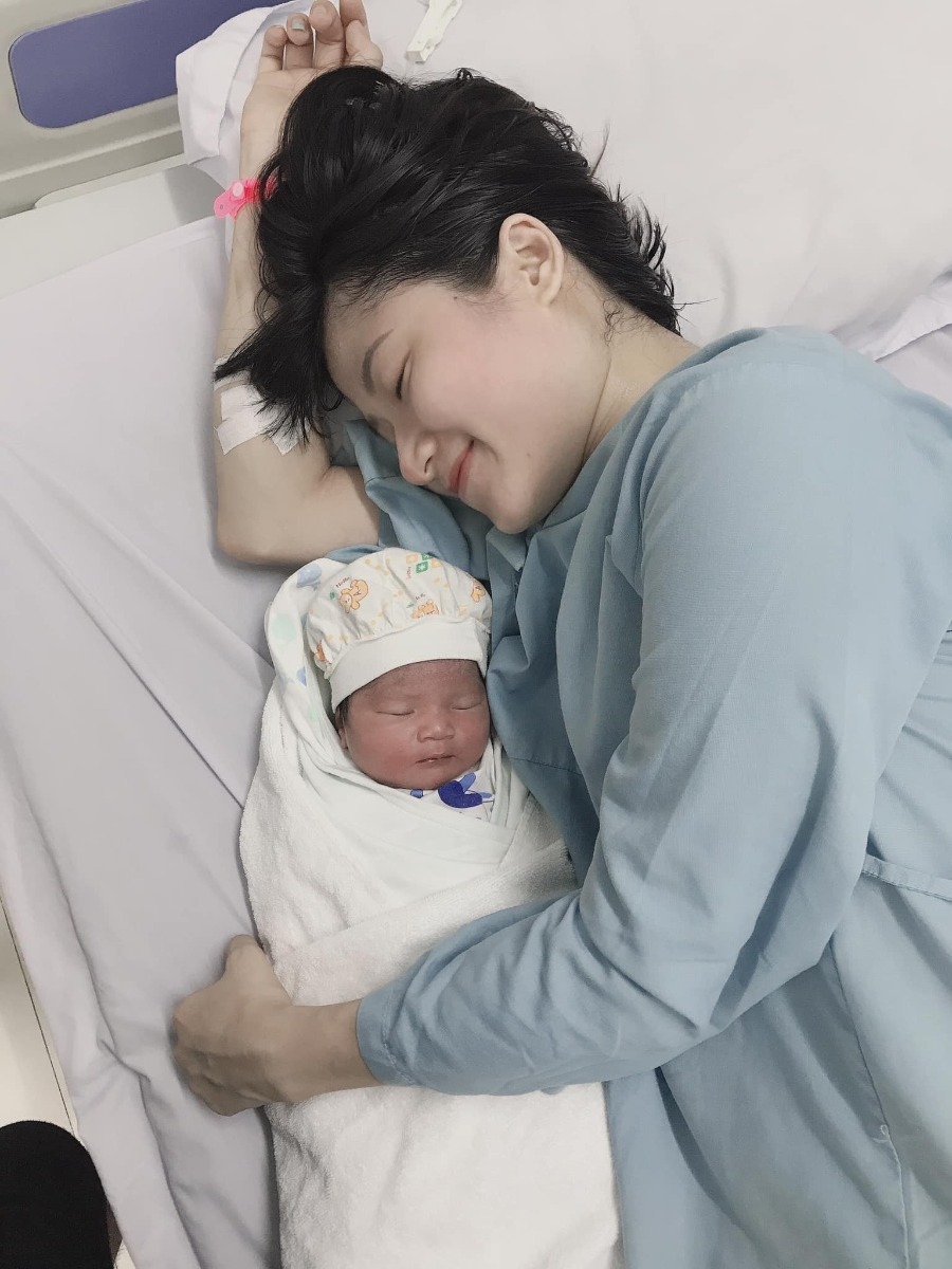 Review sinh tại viện Y học biển

Thật sự mọi người cũng biết rồi nên e chỉ review ngắn gọn thôi ạ. 
Từ đầu e định chọn Tâm Phúc, cơ mà chị gái e đẻ ở Y Học Biển nên khuyên e nên đẻ ở đây. Từ đầu e cũng chưa biết gì nên e đã vào nhóm tìm hiểu, sau đó thì e quyết định đến y học biển khám, công đoạn khám của bác sĩ Điệp và bác sĩ nữ lớn tuổi (gầy gầy bé người e ko biết tên ạ) làm e khá hài lòng nên e chọn đẻ ở đây luônnnn.

Đẻ ở Y Học Biển tuyệt vờiiiii luôn đó ạ. Eo ơi đêm hôm lên viện mà nhiệt tình từ bác bảo vệ bên ngoài đến bác sĩ nhận ca sinh nở của mình 😢😢😢

E đau đẻ nằm cứ mếu (e k dám khóc). Bác sĩ Hạnh ra nắm tay : đây chị ở đây rồi 🥺🥺🥺

Y tá Thuỷ thì có một chút kiểu công an : nào nào, phải nghe lời chứ. E ko truyền nước thì lsao mà có sức rặn con. (Đoạn này là e đau đẻ quá nhất định ko chịu truyền nước ạ, mà cả ngày hđấy e còn ko chịu ăn gì nữa 😖)

Chưa kể chồng e với chị gái e cũng đc vào phòng chờ sinh nắm tay an ủi e các thứ cho đến lúc e cbi vào đẻ thì mng mới ra ngoài, e ấm lòng lắm luôn ạ.

> Khi có cơn đẻ, vào phòng đẻ e chỉ muốn rặn đẻ cho xong nhưng ko biết rặn, rặn mấy hơi liền e bé cứ ra xong lại tụt vào :((( May nhờ các chị an ủi hướng dẫn e từng tí một, khúc rặn cuối biết e cbi hết hơi các chị "rạch tầng sinh môn" cái rẹt cho e bé ra rồi kêu e thở đi 😭 
Ôi !!! e cảm thấy như cuộc đời nở hoa nhờ chuyên môn đỉnh cao của các chị ấy, đúng lúc đúng chỗ dã man ạ. 

Chưa kể khâu tầng sinh môn có chị khuyên e ko nên tiêm tê vì sẽ dễ choáng nhưng ksao đâu các chị ạ, nên khâu nha. Vì ai nhạy đau như e mà ko tiêm tê thì sẽ đau lắm đó ạ, có hơi choáng nhưng bsi khâu cũng hay rặn trước : tiêm này hơi choáng nha e.

Chưa kể chị ý khâu thẩm mĩ đẹp nữa nên là sẽ hơi mất time một chút, vết khâu của e làm e hài lòng lắm luôn ạ :3

Các c nhiệt tình quá nên nhà e có chút quà, mà các chị nhất định ko lấy 😢 Làm e càng thích Y Học Biển hơn, nhất định đứa t2,t3 hay t10 e sẽ đẻ ở đây ạ 

E cảm ơn đội ngũ bệnh viện rất nhiềuuuuuuu 🥺🥺🥺