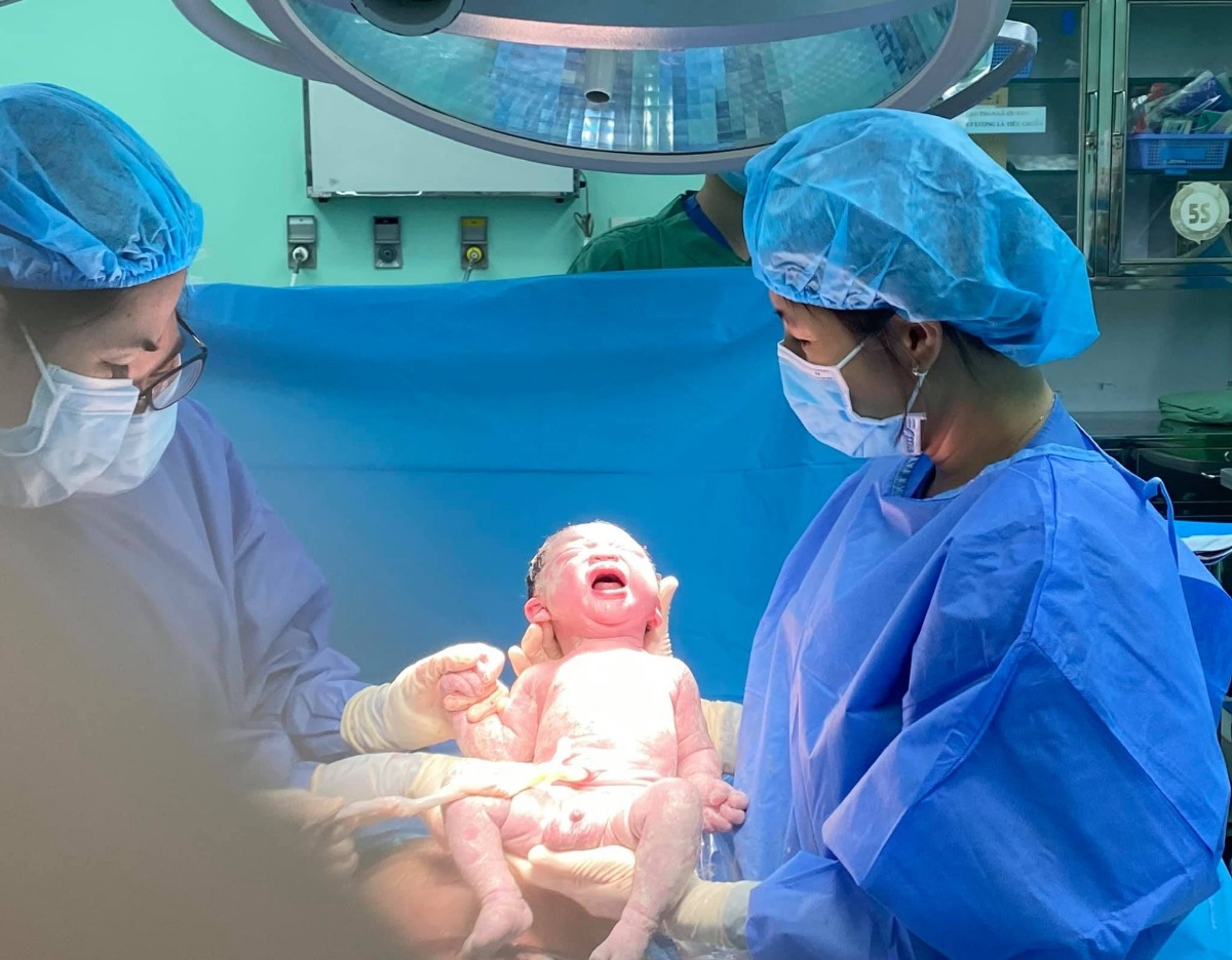 Em bé của Mẹ tiểu đường thai kỳ đây ạ! Em sinh ở tuần 38w mổ chủ động đc 3.6kg.

Mẹ dung nạp chỉ số cao ngất 5.3-12.2-10 lúc thai 26w.
Về nhà mua máy test tự kiểm soát ăn uống. Lâu lâu vẫn vượt. Đường đói dao động 5.0-5.8 liên tục. Sau ăn có hôm thả mồm đi chơi xa lên tận 8-9.

Tuần cuối cùng em chẳng đo nữa vẫn ăn kiêng nhưng thỉnh thoảng thèm quá vẫn ăn 2-3 quả vải, bánh kem, bánh trứng bông lan... trong bữa phụ. 

Các mom cứ để tinh thần thoải mái đừng stress quá. Tin vào bản thân và tin vào con. Miễn đừng quá nuông chiều bản thân ăn thả ga kg kiêng cữ là sẽ ổn hết. Phải có lí do con mới có mặt trên đời, và nhất định các con sẽ chào đời khoẻ mạnh bình an!

Cầu chúc tất cả các Mom sẽ đc ẵm con trên tay, các con của chúng ta sẽ khoẻ mạnh bình an suốt cả cuộc đời. Chúc tất cả chúng ta thoát được tiểu đường tuýp 2✊