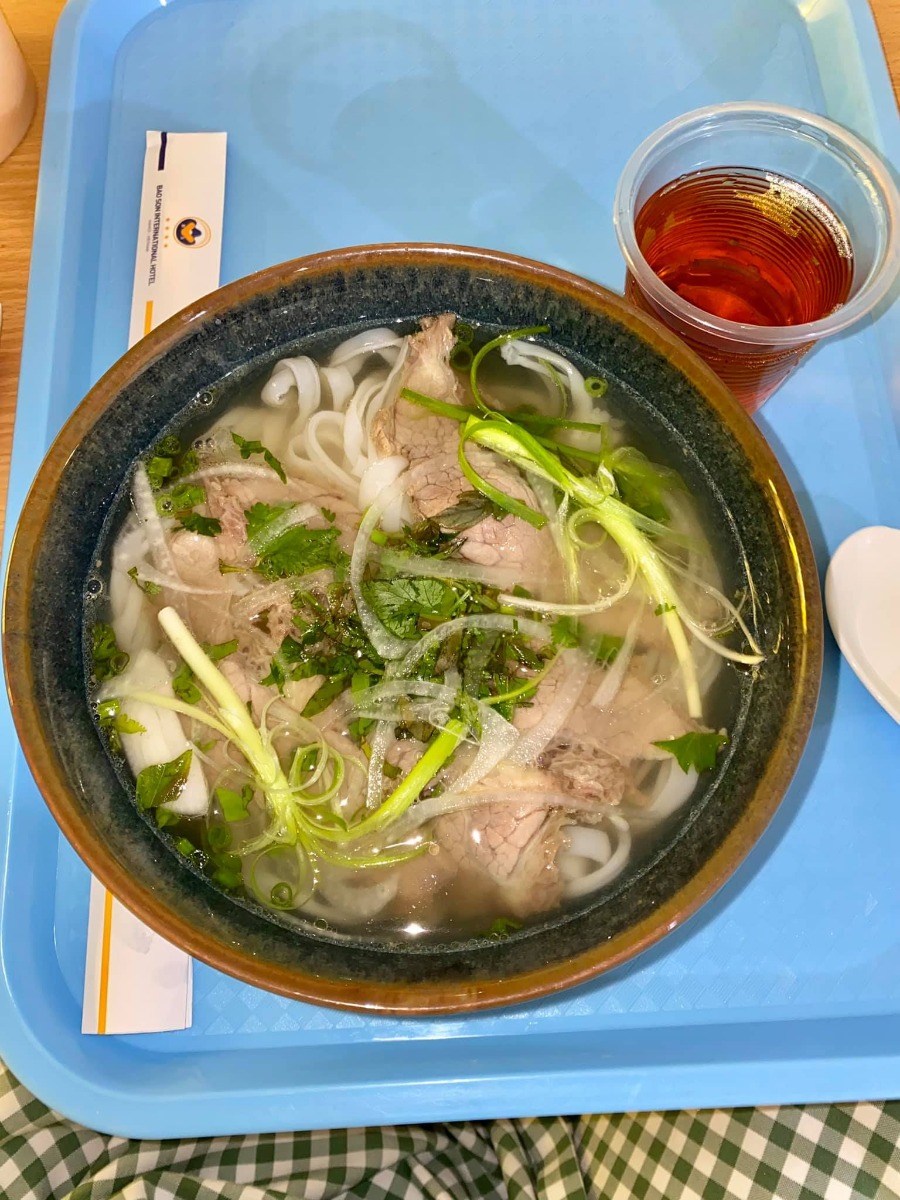 [Rì-viu sinh mổ Bảo Sơn]

Sau khi được trải nghiệm đủ cả sinh mổ và sinh thường thì em xin được phép kết luận: đối với em, sinh thường kinh khủng hơn các mẹ ưiii 😅
Lần 1 sinh thường ở Sản HN e khá ưng ý, cuộc đẻ được quan tâm và lúc nào bác sĩ em chọn cũng túc trực hỏi han. Tuy nhiên phòng sau sinh chật, khu dịch vụ cũng quá đông đúc nên cảm giác hơi ngộp. Viện công nhưng chi phí khu dv cũng khá cao (trên 20tr cho sinh thường), thủ tục thanh toán lâu nên chồng em phải chạy hơi vất 😅. Lần đầu sinh dễ nên lần 2 e quyết định "đi hưởng" ở viện tư 😆

A. Đăng kí

Em chọn Bảo Sơn vì ngay gần nhà (5' ra đến nơi) và còn gần cả Sản Hn, Nhi tw nên nếu có vấn đề gì thì chuyển viện cực nhanh 😝

Đến viện, nhìn cơ sở vật chất, đội ngũ đón tiếp và bề dày kinh nghiệm của y bác sĩ đầu ngành đỉnh quá nên em quyết định đăng kí trọn gói từ 12w luôn.

Được nhiều ưu đãi và giảm giá từ hội chợ nữa nên gói thăm khám từ 12w đến khi sinh xong của e chỉ còn trên dưới 20tr. Quá rẻeeeeee!!!
20tr ở đây ko chỉ để đi đẻ nhé ạ hihi

Khám và chăm sóc a-z từ thời điểm đăng kí gói cho đến khi sinh xong và tái khám sau sinh luôn. Vô cùng kinh tế 🥰

Cực kì thích bs siêu âm của BS, lần nào cũng kiên trì cho xem mặt e bé, chỉ rõ từng bộ phận và giải thích tỉ mỉ.

Mỗi lần đi khám còn được ăn uống no nê free bên khách sạn Bảo Sơn ngay cạnh nữa. Mê đồ ăn ở đây vô cùng, nhất là phở và và súp bí đỏ 😋
Cả thai kì em được bs Nguyễn Hữu Cốc - Nguyên Phó khoa đẻ viện Sản tw (Thầy thuốc ưu tú - Giảng viên cao cấp ĐH Y HN môn phụ sản) trực tiếp khám và sau là mổ đẻ cho e luôn 😝 Bác tuy lớn tuổi nhưng cực kì nhanh nhẹn và nhẹ nhàng, hỏi gì cũng kiên nhẫn trả lời bằng hết 😆

B. Đẻee!!!

Em bé Mơ siêu nghịch nên nhất định phải nằm ngang chứ ko chịu quay đầu 🤣

Trước mổ:

Em được bs giải thích về những nguy cơ đối với thai ngôi ngang nên quyết định mổ luôn chứ ko chờ đến khi chuyển dạ nữa. (Mọi người có thể gg search để thấy sự nguy hiểm khi thai nằm ngôi ngang ạ 🥲)
38w3d lên bàn mổ!

Trong mổ:

Thật sự ca mổ nhẹ tựa lông hồng, ko kinh khủng như những gì em đọc và tưởng tượng 🙂 Từ gây tê tuỷ sống, mổ, khâu đều rất nhẹ nhàng. Các bs và các cô hộ sinh cùng trò chuyện với em rôm rả trong phòng mổ nên thấy ko sợ tí nào. 

Sau mổ:

Sau khi mổ xong được chuyển về nằm hậu phẫu 4-6 tiếng đến khi cử động được chân thì về phòng với con. Trong lúc đó, chồng em ở tầng dưới đón con và da kề da liên tục chờ em về. Đây là dv e ưng ý nhất! Chứ ở viện Sản con được tiếp da với mẹ có tí tẹo 😣

Về khoản chăm sóc sau sinh thì điểm 10 lunnn 

Bấm chuông là các cô sang hỗ trợ tất tần tật từ thay bỉm, bế bé, pha sữa, thay quần áo bé, vệ sinh cho mẹ... Chính vì thế nên 2 vợ chồng chăm nhau nhàn tênh 🤣

Ngày nào bs sản và bs nhi cũng đảo qua thăm hỏi khám xét kĩ càng cho mẹ và bé 👍🏻 À vì e đẻ mổ nên còn có bs gây tê quan tâm đặc biệt nữa kiki. 

Chế độ ăn cho sản phụ ngày 4 bữa no ko thở được. Mà đồ ăn siêu siêu siêu ngon luôn ạ! Nhiều nhà còn xin ở lại thêm vì sợ về sớm cơm cữ ko ngon đc như cơm viện 😂

Em bé trước khi ra viện còn được tặng bộ ảnh newborn. Nói thật là ko đẹp lắm, (vì mẹ cháu cũng khá cầu kì chăm chút khoản chụp ảnh sống ảo cho các cháu nên thấy vậy) nhưng có chút kỉ niệm lưu lại khoảnh khắc cho con cũng thấy vui.

Sau sinh còn được tặng quà, tái khám free, khám dinh dưỡng free cho mẹ và bé trong 1 năm.

Nói chung là ưng tất tật các dv sau sinh của Bảo Sơn ^^ 

C. Thủ tục + chi phí

Tất cả các thủ tục ở đây đều nhanh gọn lẹ, việc của chồng em khi thanh toán chỉ là mang thẻ xuống quẹt chứ ko phải chạy khắp nơi như lần đầu 👍🏻

Chi phí:
Gói sinh thường từ 12w e đã thanh toán trước 20tr
Sau đó chuyển mổ +13tr chi phí chênh lệch
Sử dụng các dịch vụ sau sinh: giảm đau, plasma, sàng lọc, thuốc cho mẹ và bé sau khi xuất viện, một số khoản khác... 
BHYT trừ hơn 1tr
--- 
Tổng chi phí trên dưới 40tr cho 1 cuộc nghỉ dưỡng siêu ưng ý!
---
Lần này đẻ mổ thấy đỡ đau và khoẻ hơn lần 1 đẻ thường. Ngay sau khi xuất viện đã lên xuống cầu thang ok rồi ạ, chứ đẻ thường e lê lết cả tháng trời 😮‍💨

Mới đẻ hơi mất não nên chắc quên nhiều chi tiết, mẹ nào cần thêm thông tin cứ hỏi nhiệt tình nhé 😝