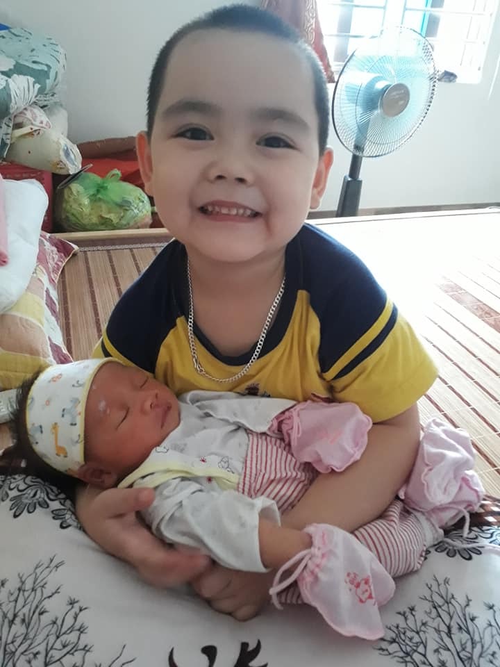Sau gần 1 tháng ngụp lặn với cục cưng nhỏ hôm nay em mới có thời gian chia sẻ niềm vui, hạnh phúc với các cặp vợ chồng đang trên hành trình tìm con yêu. Nhờ sự giúp đỡ tận tâm của các y bác sĩ, cán bộ tại 
Viện Mô phôi lâm sàng Quân đội mà gia đình em tròn trịa đúng nghĩa 1 gia đình. Sau 1 lần chuyển phôi thất bại, năm 2016 em chuyển lần 2, là phôi tươi ngày 3 và may mắn đã mỉm cười với gia đình em là 1 bé trai chào đời vào tháng 5/2017. Do còn phôi trữ nên năm 2020 em chuyển tiếp phôi rã đông, thật sự bất ngờ khi em bé đã ở lại và chào đời vào tháng 6 vừa qua.

Em lên đây chia sẻ niềm vui, hạnh phúc của mình mong rằng sẽ lan tỏa được niềm tin, sự may mắn đến với các cặp vợ chồng đang trên hành trình tìm con. Hi vọng mọi người hãy luôn lạc quan, tin tưởng vào những gì mình mong đợi, nhất định con yêu sẽ tới. Và hơn hết gia đình em xin được gửi lời cảm ơn sâu sắc đến các y bác sĩ tại Viện Mô phôi Lâm sàng Quân đội đã tận tâm, tận tình giúp đỡ. Xin chúc các y bác sĩ luôn mạnh khỏe, thành công để giúp đỡ nhiều hơn nữa các gia đình nhỏ được chào đón con yêu.