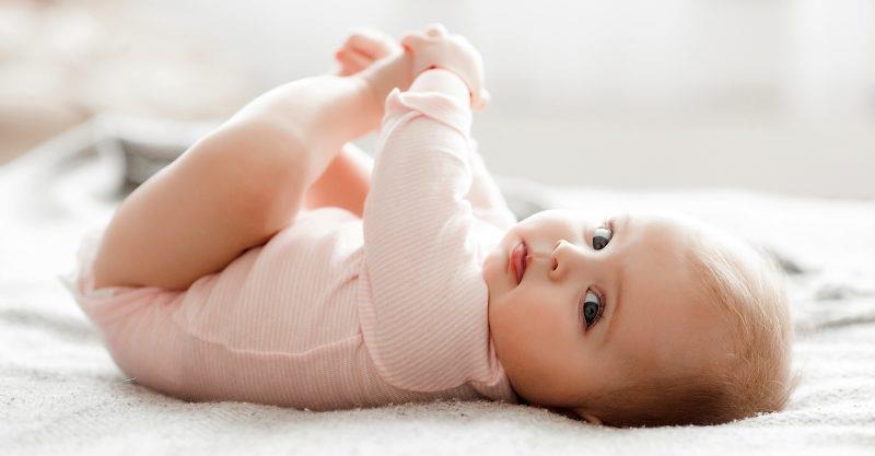 KHI BẠN CÓ CON GÁI
Bạn biết không! ĐH Harvard là một trong những ngôi trường danh giá nhất thế giới và cũng là trường có nhiều tổng thống Mỹ tốt nghiệp nhất cho đến hiện nay. Vậy mà, trong lịch sử gần 400 năm, chỉ có một Nữ Hiệu Trưởng, đó là GS. Faust, Hiệu Trưởng Đời Thứ 28 của Harvard (2007 -2018). Trong một buổi nói chuyện, GS. Faust, từng nói: Tôi là hiệu trưởng của Harvard, không phải là Nữ Hiệu Trưởng. Điều mà bà đang muốn nói với tất cả thế giới: thực ra nữ giới có thể làm được mọi ngành nghề, đừng để khái niệm nghề nghiệp theo giới che mắt khả năng và ước mơ của bạn.

TS. Wilbraham, ĐH Cumbria, Anh cũng cho biết khi nghiên cứu những quyển sách khoa học cho trẻ em, hình ảnh bé trai trong bộ đồ nhà khoa học xuất hiện gấp 3 lần hình ảnh bé gái. Điều gì chúng ta có thể hiểu ở đây: dù là bé trai hay bé gái tất cả đều có thể làm tốt nghề bé thích, nhà khoa học có thể là bé trai hay bé gái. Giai đoạn 5-7 tuổi là giai đoạn nhạy cảm về giới, nếu sự suy nghĩ của bé gái vô tình nghĩ rằng "con không thể làm nghề này" Và chính điều này đã đang giới hạn khả năng của con bạn.

NHỮNG ĐIỀU CHA MẸ NÊN NÓI VỚI CON GÁI
1. Là con gái, không có nghĩa là con có giới hạn với bất kì thứ gì. Hãy chân thật với mình và làm đúng nghề con thích.

2. Là con gái, không có nghĩa là con phải được cưới bởi ai. Con có quyền chọn người con yêu và chọn người con cưới.

3. Là con gái, không có nghĩa là sống chịu đựng hơn con trai. Ai cũng có quyền được mưu cầu hạnh phúc. Hãy tôn trọng người biết tôn trọng quyền này của con.

4. Là con gái, con cần phải mạnh mẽ để chứng minh bản thân hơn dù sự thật đau lòng là những định kiến thiên về nam giới vẫn đang tồn tại ở mọi lĩnh vực trong thế giới này.

5. Là con gái, không có nghĩa là phải chăm sóc con cái, phải làm việc nhà. Không ai nói đó là điều con gái phải làm. Con chỉ chiếm 50% trách nhiệm chăm sóc con cái và gia đình, đừng ngu ngốc giành lấy phần còn lại của ai. Cũng đừng bỏ bê phần mình đảm trách là được.

6. Và điều cuối cùng dành cho chúng ta - những người đang làm cha, làm mẹ: hãy gỡ bỏ những định kiến về "trọng nam khinh nữ" trong gia đình mình vì chính những suy nghĩ này sẽ làm định kiến phát triển trong bản thân trẻ. Dù bé trai hay bé gái, hãy cho trẻ có 1 nền giáo dục tốt nhất. Vì điều này sẽ giúp trẻ phát triển và đạt được hạnh phúc trong cuộc sống và sự nghiệp của trẻ sau này.