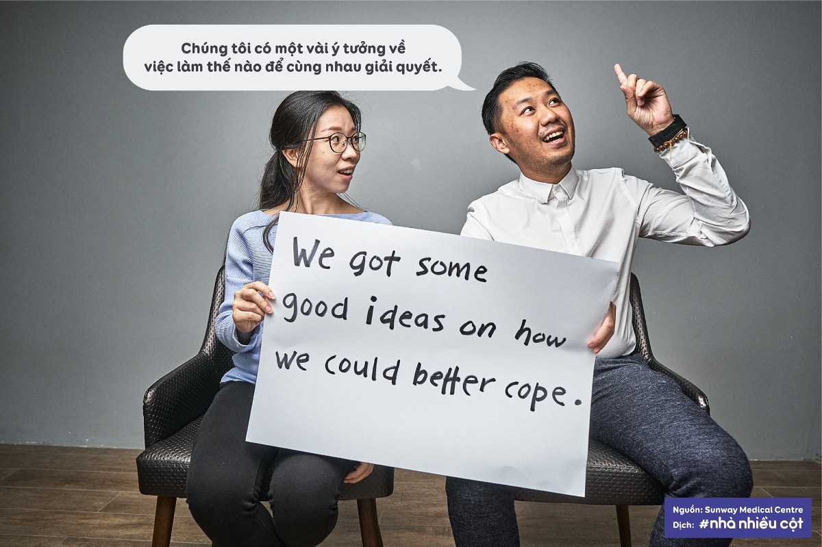 ÁP LỰC KHI CÓ CON

Khi một đứa trẻ được sinh ra, mọi người đều chúc phúc và ăn mừng. Người ta nói trở thành cha mẹ là một niềm hạnh phúc lớn, là cột mốc thiêng liêng đặc biệt trong cuộc đời mỗi người. Nhưng liệu có mấy ai nói về áp lực khi trở thành cha mẹ?

Nếu bạn và người bạn đời đã từng trải qua những trận khẩu chiến sau khi sinh con, các bạn không đơn độc. Càng được đặt vào nhiều mối quan hệ ràng buộc, chúng ta càng dễ cảm thấy quá tải bởi những trách nhiệm đi kèm. Hơn nữa, thật không dễ dàng gì khi đặt mình vào vị trí của người khác để hiểu cảm giác của đối phương. Nhất là khi chính bạn cũng đang cảm thấy áp lực bởi những trọng trách phải gồng gánh trên vai.

“Đó không phải là trò chơi đổ lỗi cho đối phương”

“Đó là về những áp lực khi chúng tôi trở thành cha mẹ”

Cùng nhau nói ra những khó khăn, cùng nhau chia sẻ cảm xúc và suy nghĩ có lẽ chính là bước đầu tiên để các cặp đôi có thể bắt đầu lắng nghe, thấu hiểu lẫn nhau. Có thấu hiểu ta mới biết thương nhau hơn, thông cảm được cho nhau.