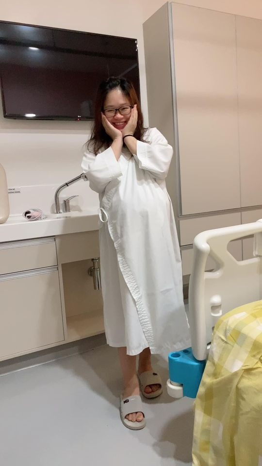 Trải qua 2 lần sinh và đều lựa chọn Việt Pháp là nơi chào đón các bạn nhỏ, nên hôm nay mình ngoi lên review về viện cho mẹ nào còn đang lăn tăn lựa chọn nhé 😉

Hồi sinh Mimi, từ 6-7w là mình đã đi khám qua kha khá bệnh viện để lựa chọn theo dõi, và khi bước chân vào VP, thì đúng như câu yêu ngay từ cái nhìn đầu tiên 😆 thiện cảm từ bảo vệ đến bác sĩ, ai ai cũng đều nhiệt tình, vui vẻ. Lúc đó viện mới chuyển sang toà nhà mới nên cái gì nhìn cũng sạch đẹp xịn xò. Nên chốt luôn không suy nghĩ. 

Đến lúc bầu Đô Đô được 6w, mình cũng lại vào viện khám. Và đáng yêu hơn là mình được khám miễn phí lần đó (mặc dù lúc đó chưa mua gói) ❤️

Cả 2 lần bầu mình đều đăng ký gói theo dõi từ 12w, và đều được khám sớm từ 7-8w. Và cả 2 lần mình đều theo bác sĩ Nghị siêu nhẹ nhàng & tình cảm. Lần nào siêu âm xong cũng được bác lau hộ gel siêu âm. Bởi lẽ với 1 bà bầu bụng to chềnh ềnh, lau hết đống gel đấy khá khó khăn, nên lúc nào cũng được bác làm giúp. Ngoài ra mình thấy các bsi ở VP cực biết ý khi siêu âm cho sản phụ, các bác sẽ chỉ để đèn phía gần cửa ra vào và kéo rèm che để trong phòng chỉ hơi mờ mờ, cho sản phụ đỡ ngại ngùng ☺️

Trong cả quá trình theo dõi thai, bất kỳ lúc nào mình k yên tâm hoặc có vấn đề gì khác lạ, mình đều đặt lịch khám thêm ngoài lịch hẹn với bsi, và 1-2 lần khám cấp cứu, và đều không bị phát sinh chi phí gì.
Hôm sinh, thật ra cũng chỉ là 1 lần đến khám ngoài giờ cho yên tâm, vì cả 2 bạn mình đều có cơn gò từ khá sớm. Trên đường ra viện còn lỡ mồm hỏi chồng nhỡ nay đẻ luôn thì sao nhỉ. Và y như rằng, vào khám cơn gò đã dầy, bsi yêu cầu mổ luôn 🤣🤣, vậy là chẳng kịp xem ngày xem giờ gì hết 😂 

Sau đó mình được đưa về phòng, vì là thời điểm dịch nên viện sắp xếp mỗi sản phụ một phòng, nên mặc dù là phòng đôi, nhưng cũng chỉ có mình mình ở, rộng thênh thang. Mình được phát áo mổ & đi tắm sát khuẩn. Trong viện đã chuẩn bị đầy đủ đồ vệ sinh cá nhân từ bàn chải, dầu gội, sữa tắm,... đến bỉm mẹ bỉm con, bvs,... nên các bạn chẳng phải mang gì ngoài cái bụng bầu và một tâm hồn đẹp cả 😆

Nghe đồn phòng mổ VP đẹp lắm, như phim hàn xẻng. Nhưng với đứa cận lòi như mình, mặc dù vào đến 2 lần, nhg đều chẳng chiêm ngưỡng được độ đẹp của nó 😢 chỉ thấy mờ mờ là ờ, cũng sáng đó, rộng đó, còn lại chả rõ cái moẹ gì. Phòng mổ vô trùng nên rất lạnh nhé, nhưng yên tâm ở VP các bạn sẽ được đắp chăn ấm, và được luồn ống sưởi vào chăn ạ. Các bác sĩ y tá phòng mổ cũng rất vui vẻ, vừa làm vừa buôn đủ thứ chuyện với mình, cho mình đỡ căng thẳng. Gây tê thì cực nhẹ nhàng, mình chỉ bị nhói 1 cái lúc chọc kim thôi. Sau đó là nửa thân dưới bắt đầu tê và mất cảm giác. Lần này mình mổ cấp cứu bác Hằng. Ban đầu mình cũng định gọi bác Nghị mà mình theo dõi từ đầu mổ cho mình, nhg nghe được y tá bảo bác mới trực cả đêm qua với hôm nay, nên lúc đó mình lại thôi. Nhưng bác Hằng mổ cũng khá ok, trừ việc lúc khâu bác để thành 2 đoạn chỉ, làm hôm đi rút chỉ mình khá đau, mà còn phải chịu tận 2 lần 😢

Sau khi bác sĩ vào thì bắt đầu mổ, mình được chắn tấm chắn ở trc mặt nên chẳng nhìn thấy gì, chỉ nghe tiếng dao, tiếng hút, rồi bắt đầu lôi lôi kéo kéo 1 lúc thì bỗng nhẹ bẫng cả bụng, tiếng thằng con ré lên. Cuối cùng cũng xong 😌

Em bé được hút dịch, lau gây rồi được hộ sinh bế ra cho mẹ nhìn mặt. Nhưng khổ nỗi con mẹ cận lòi, chưa nhìn rõ mặt con, các cô đã bế đi chăm sóc sơ sinh luôn rồi 😂 Sau khi bé được vệ sinh, kiểm tra thì được đẩy về phòng gặp bố. Nhưng do dịch nên bố không được bế em, không được tiếp da, chỉ được nhìn 1 lát là bị các cô mời về. Còn em bé sẽ được đưa về phòng sơ sinh nằm lồng.

Sau khi đưa em bé ra, việc còn lại là vệ sinh & khâu, mất khoảng 1 tiếng thì mình được đẩy về hậu phẫu theo dõi 2 tiếng. Vì mình mổ nửa đêm nên lúc mổ mình buồn ngủ lắm luôn, vừa nằm mổ vừa ngủ gật mất mấy lần 🤣 nhg đến lúc về hậu phẫu thì lại mong ngóng con chẳng ngủ được. Đến 2h sáng thì mình được về phòng, tiếp da và cho con ti mẹ. Trong đêm đầu tiên đấy, khoảng 30p-1 tiếng hộ sinh lại vào để kiểm tra sản dịch, huyết áp và truyền thuốc.

Và mặc dù sinh mổ nhưng mình k hề đau. Nghe mng bảo mổ lần 2 đau hơn lần 1 nhưng cá nhân mình thấy cả 2 lần đều k đau, lần 2 mình còn cảm thấy k đau bằng lần 1. Sau khi rút ống thông tiểu là mình đi lại đc rồi, chỉ có lúc mới đi đấy thì hơi đau chút, còn sau đó thì đi lại phăm phăm, đứng lên ngồi xuống cũng khá nhẹ nhàng. Ở VP mới có tiêm giảm đau cơ vuông khi mổ, nhg mình không dky ạ.

4 ngày lưu viện, mặc dù ở 1 mình và người nhà không được vào, nhưng mọi việc đều được các chị hộ sinh chăm sóc cẩn thận. Bất kì việc gì đều có thể gọi nhờ các chị, từ chị ơi, đỡ em vào phòng tắm, đến chị ơi, thay bỉm cho bé hộ em, lấy cho em bình sữa cho bé, trông bé giúp em,...

Ở VP,  các bé được ưu tiên sữa mẹ hơn cả. Các mẹ được khuyến khích kích sữa và chờ cho con ti sữa non. Nếu gửi bé cho các cô chăm, các cô đều sẽ hỏi bé ti mẹ hay ti sct, nếu bé khóc đòi ăn thì các cô sẽ đưa về cho bé ti mẹ. Mẹ còn được hướng dẫn cách massage gọi sữa, chỉnh khớp ngậm cho bé, hướng dẫn cách tắm & vệ sinh cho bé.

Ngoài ra ở VP còn có phòng hút sữa cực xịn xò, đầy đủ từ máy hút sữa, đèn hồng ngoại, máy tiệt trùng uv, máy hâm sữa đến máy rửa bình, tủ trữ sữa mẹ. Nhờ mấy ngày ở viện tích cực chiếu đèn hồng ngoại và kích sữa, trộm vía sữa về nhanh hơn nhiều. 

Hôm ra viện, mọi thủ tục ra viện đều được các chị lễ tân làm từ a-z, hoàn thiện thủ tục mình chỉ việc ra ký giấy tờ và có thể xuất viện về nhà. Do dịch nên khi xuất viện người nhà cũng chỉ được đỗ xe dưới sảnh đón, nên mình sẽ được ngồi xe đẩy và đưa xuống tận xe. 

Về chi phí sinh ở VP, thì mình đky gói theo dõi từ 12w sinh thường là 46tr900, mình được giảm 3tr là còn 43tr900. Tuy nhiên mình là đẻ mổ nên hôm nhập viện phải thanh toán thêm 15tr300. Ngoài ra phát sinh thêm 1 số chi phí thuốc cho mẹ và 2 mũi tiêm lao, vgb cho bé, tổng phát sinh thêm khoảng 5triệu. 

Trước bầu mình có mua bảo hiểm thai sản, được thanh toán khá nhiều ~ 43triệu. Nên tính ra khá là lợi 😇

Túm lại, trải nghiệm 2 lần sinh tại VP thật sự là xứng đáng. Nhg hy vọng sẽ không có lần thứ 3 🤣🤣🤣