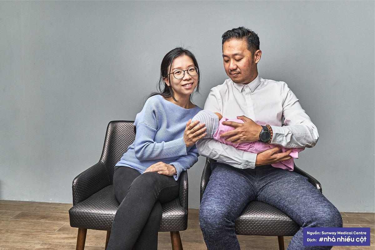ÁP LỰC KHI CÓ CON

Khi một đứa trẻ được sinh ra, mọi người đều chúc phúc và ăn mừng. Người ta nói trở thành cha mẹ là một niềm hạnh phúc lớn, là cột mốc thiêng liêng đặc biệt trong cuộc đời mỗi người. Nhưng liệu có mấy ai nói về áp lực khi trở thành cha mẹ?

Nếu bạn và người bạn đời đã từng trải qua những trận khẩu chiến sau khi sinh con, các bạn không đơn độc. Càng được đặt vào nhiều mối quan hệ ràng buộc, chúng ta càng dễ cảm thấy quá tải bởi những trách nhiệm đi kèm. Hơn nữa, thật không dễ dàng gì khi đặt mình vào vị trí của người khác để hiểu cảm giác của đối phương. Nhất là khi chính bạn cũng đang cảm thấy áp lực bởi những trọng trách phải gồng gánh trên vai.

“Đó không phải là trò chơi đổ lỗi cho đối phương”

“Đó là về những áp lực khi chúng tôi trở thành cha mẹ”

Cùng nhau nói ra những khó khăn, cùng nhau chia sẻ cảm xúc và suy nghĩ có lẽ chính là bước đầu tiên để các cặp đôi có thể bắt đầu lắng nghe, thấu hiểu lẫn nhau. Có thấu hiểu ta mới biết thương nhau hơn, thông cảm được cho nhau.