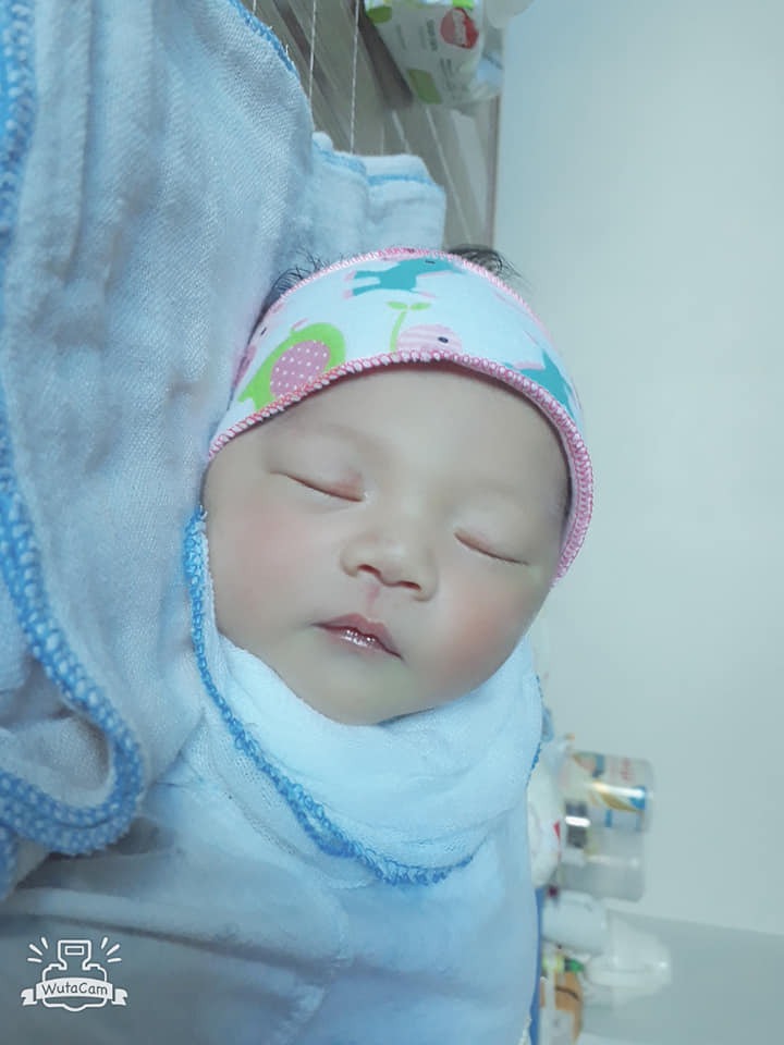 Sau gần 1 tháng ngụp lặn với cục cưng nhỏ hôm nay em mới có thời gian chia sẻ niềm vui, hạnh phúc với các cặp vợ chồng đang trên hành trình tìm con yêu. Nhờ sự giúp đỡ tận tâm của các y bác sĩ, cán bộ tại 
Viện Mô phôi lâm sàng Quân đội mà gia đình em tròn trịa đúng nghĩa 1 gia đình. Sau 1 lần chuyển phôi thất bại, năm 2016 em chuyển lần 2, là phôi tươi ngày 3 và may mắn đã mỉm cười với gia đình em là 1 bé trai chào đời vào tháng 5/2017. Do còn phôi trữ nên năm 2020 em chuyển tiếp phôi rã đông, thật sự bất ngờ khi em bé đã ở lại và chào đời vào tháng 6 vừa qua.

Em lên đây chia sẻ niềm vui, hạnh phúc của mình mong rằng sẽ lan tỏa được niềm tin, sự may mắn đến với các cặp vợ chồng đang trên hành trình tìm con. Hi vọng mọi người hãy luôn lạc quan, tin tưởng vào những gì mình mong đợi, nhất định con yêu sẽ tới. Và hơn hết gia đình em xin được gửi lời cảm ơn sâu sắc đến các y bác sĩ tại Viện Mô phôi Lâm sàng Quân đội đã tận tâm, tận tình giúp đỡ. Xin chúc các y bác sĩ luôn mạnh khỏe, thành công để giúp đỡ nhiều hơn nữa các gia đình nhỏ được chào đón con yêu.