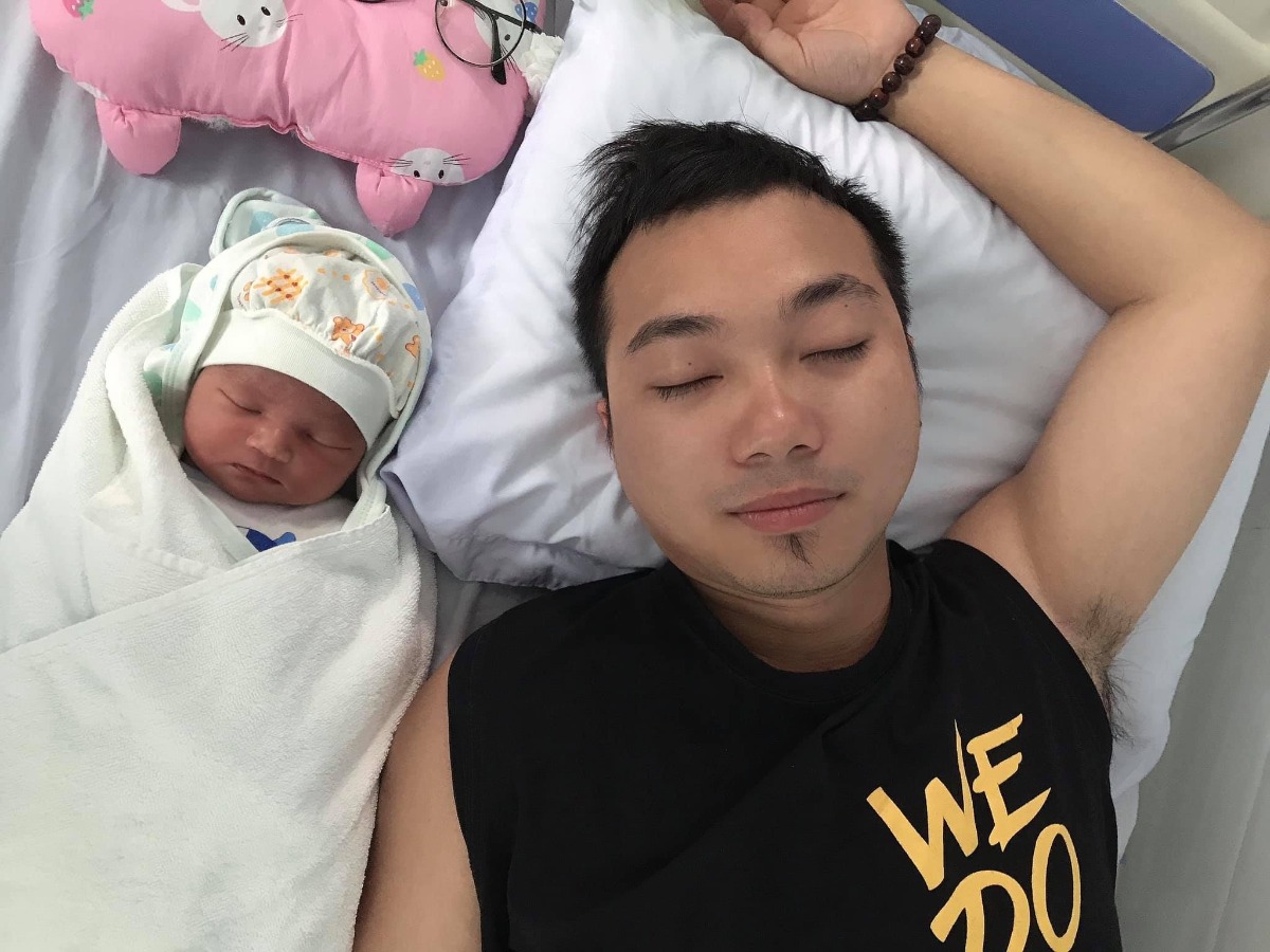 Review sinh tại viện Y học biển

Thật sự mọi người cũng biết rồi nên e chỉ review ngắn gọn thôi ạ. 
Từ đầu e định chọn Tâm Phúc, cơ mà chị gái e đẻ ở Y Học Biển nên khuyên e nên đẻ ở đây. Từ đầu e cũng chưa biết gì nên e đã vào nhóm tìm hiểu, sau đó thì e quyết định đến y học biển khám, công đoạn khám của bác sĩ Điệp và bác sĩ nữ lớn tuổi (gầy gầy bé người e ko biết tên ạ) làm e khá hài lòng nên e chọn đẻ ở đây luônnnn.

Đẻ ở Y Học Biển tuyệt vờiiiii luôn đó ạ. Eo ơi đêm hôm lên viện mà nhiệt tình từ bác bảo vệ bên ngoài đến bác sĩ nhận ca sinh nở của mình 😢😢😢

E đau đẻ nằm cứ mếu (e k dám khóc). Bác sĩ Hạnh ra nắm tay : đây chị ở đây rồi 🥺🥺🥺

Y tá Thuỷ thì có một chút kiểu công an : nào nào, phải nghe lời chứ. E ko truyền nước thì lsao mà có sức rặn con. (Đoạn này là e đau đẻ quá nhất định ko chịu truyền nước ạ, mà cả ngày hđấy e còn ko chịu ăn gì nữa 😖)

Chưa kể chồng e với chị gái e cũng đc vào phòng chờ sinh nắm tay an ủi e các thứ cho đến lúc e cbi vào đẻ thì mng mới ra ngoài, e ấm lòng lắm luôn ạ.

> Khi có cơn đẻ, vào phòng đẻ e chỉ muốn rặn đẻ cho xong nhưng ko biết rặn, rặn mấy hơi liền e bé cứ ra xong lại tụt vào :((( May nhờ các chị an ủi hướng dẫn e từng tí một, khúc rặn cuối biết e cbi hết hơi các chị "rạch tầng sinh môn" cái rẹt cho e bé ra rồi kêu e thở đi 😭 
Ôi !!! e cảm thấy như cuộc đời nở hoa nhờ chuyên môn đỉnh cao của các chị ấy, đúng lúc đúng chỗ dã man ạ. 

Chưa kể khâu tầng sinh môn có chị khuyên e ko nên tiêm tê vì sẽ dễ choáng nhưng ksao đâu các chị ạ, nên khâu nha. Vì ai nhạy đau như e mà ko tiêm tê thì sẽ đau lắm đó ạ, có hơi choáng nhưng bsi khâu cũng hay rặn trước : tiêm này hơi choáng nha e.

Chưa kể chị ý khâu thẩm mĩ đẹp nữa nên là sẽ hơi mất time một chút, vết khâu của e làm e hài lòng lắm luôn ạ :3

Các c nhiệt tình quá nên nhà e có chút quà, mà các chị nhất định ko lấy 😢 Làm e càng thích Y Học Biển hơn, nhất định đứa t2,t3 hay t10 e sẽ đẻ ở đây ạ 

E cảm ơn đội ngũ bệnh viện rất nhiềuuuuuuu 🥺🥺🥺