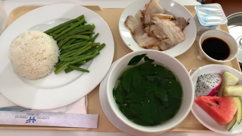 Trải qua 2 lần sinh và đều lựa chọn Việt Pháp là nơi chào đón các bạn nhỏ, nên hôm nay mình ngoi lên review về viện cho mẹ nào còn đang lăn tăn lựa chọn nhé 😉

Hồi sinh Mimi, từ 6-7w là mình đã đi khám qua kha khá bệnh viện để lựa chọn theo dõi, và khi bước chân vào VP, thì đúng như câu yêu ngay từ cái nhìn đầu tiên 😆 thiện cảm từ bảo vệ đến bác sĩ, ai ai cũng đều nhiệt tình, vui vẻ. Lúc đó viện mới chuyển sang toà nhà mới nên cái gì nhìn cũng sạch đẹp xịn xò. Nên chốt luôn không suy nghĩ. 

Đến lúc bầu Đô Đô được 6w, mình cũng lại vào viện khám. Và đáng yêu hơn là mình được khám miễn phí lần đó (mặc dù lúc đó chưa mua gói) ❤️

Cả 2 lần bầu mình đều đăng ký gói theo dõi từ 12w, và đều được khám sớm từ 7-8w. Và cả 2 lần mình đều theo bác sĩ Nghị siêu nhẹ nhàng & tình cảm. Lần nào siêu âm xong cũng được bác lau hộ gel siêu âm. Bởi lẽ với 1 bà bầu bụng to chềnh ềnh, lau hết đống gel đấy khá khó khăn, nên lúc nào cũng được bác làm giúp. Ngoài ra mình thấy các bsi ở VP cực biết ý khi siêu âm cho sản phụ, các bác sẽ chỉ để đèn phía gần cửa ra vào và kéo rèm che để trong phòng chỉ hơi mờ mờ, cho sản phụ đỡ ngại ngùng ☺️

Trong cả quá trình theo dõi thai, bất kỳ lúc nào mình k yên tâm hoặc có vấn đề gì khác lạ, mình đều đặt lịch khám thêm ngoài lịch hẹn với bsi, và 1-2 lần khám cấp cứu, và đều không bị phát sinh chi phí gì.
Hôm sinh, thật ra cũng chỉ là 1 lần đến khám ngoài giờ cho yên tâm, vì cả 2 bạn mình đều có cơn gò từ khá sớm. Trên đường ra viện còn lỡ mồm hỏi chồng nhỡ nay đẻ luôn thì sao nhỉ. Và y như rằng, vào khám cơn gò đã dầy, bsi yêu cầu mổ luôn 🤣🤣, vậy là chẳng kịp xem ngày xem giờ gì hết 😂 

Sau đó mình được đưa về phòng, vì là thời điểm dịch nên viện sắp xếp mỗi sản phụ một phòng, nên mặc dù là phòng đôi, nhưng cũng chỉ có mình mình ở, rộng thênh thang. Mình được phát áo mổ & đi tắm sát khuẩn. Trong viện đã chuẩn bị đầy đủ đồ vệ sinh cá nhân từ bàn chải, dầu gội, sữa tắm,... đến bỉm mẹ bỉm con, bvs,... nên các bạn chẳng phải mang gì ngoài cái bụng bầu và một tâm hồn đẹp cả 😆

Nghe đồn phòng mổ VP đẹp lắm, như phim hàn xẻng. Nhưng với đứa cận lòi như mình, mặc dù vào đến 2 lần, nhg đều chẳng chiêm ngưỡng được độ đẹp của nó 😢 chỉ thấy mờ mờ là ờ, cũng sáng đó, rộng đó, còn lại chả rõ cái moẹ gì. Phòng mổ vô trùng nên rất lạnh nhé, nhưng yên tâm ở VP các bạn sẽ được đắp chăn ấm, và được luồn ống sưởi vào chăn ạ. Các bác sĩ y tá phòng mổ cũng rất vui vẻ, vừa làm vừa buôn đủ thứ chuyện với mình, cho mình đỡ căng thẳng. Gây tê thì cực nhẹ nhàng, mình chỉ bị nhói 1 cái lúc chọc kim thôi. Sau đó là nửa thân dưới bắt đầu tê và mất cảm giác. Lần này mình mổ cấp cứu bác Hằng. Ban đầu mình cũng định gọi bác Nghị mà mình theo dõi từ đầu mổ cho mình, nhg nghe được y tá bảo bác mới trực cả đêm qua với hôm nay, nên lúc đó mình lại thôi. Nhưng bác Hằng mổ cũng khá ok, trừ việc lúc khâu bác để thành 2 đoạn chỉ, làm hôm đi rút chỉ mình khá đau, mà còn phải chịu tận 2 lần 😢

Sau khi bác sĩ vào thì bắt đầu mổ, mình được chắn tấm chắn ở trc mặt nên chẳng nhìn thấy gì, chỉ nghe tiếng dao, tiếng hút, rồi bắt đầu lôi lôi kéo kéo 1 lúc thì bỗng nhẹ bẫng cả bụng, tiếng thằng con ré lên. Cuối cùng cũng xong 😌

Em bé được hút dịch, lau gây rồi được hộ sinh bế ra cho mẹ nhìn mặt. Nhưng khổ nỗi con mẹ cận lòi, chưa nhìn rõ mặt con, các cô đã bế đi chăm sóc sơ sinh luôn rồi 😂 Sau khi bé được vệ sinh, kiểm tra thì được đẩy về phòng gặp bố. Nhưng do dịch nên bố không được bế em, không được tiếp da, chỉ được nhìn 1 lát là bị các cô mời về. Còn em bé sẽ được đưa về phòng sơ sinh nằm lồng.

Sau khi đưa em bé ra, việc còn lại là vệ sinh & khâu, mất khoảng 1 tiếng thì mình được đẩy về hậu phẫu theo dõi 2 tiếng. Vì mình mổ nửa đêm nên lúc mổ mình buồn ngủ lắm luôn, vừa nằm mổ vừa ngủ gật mất mấy lần 🤣 nhg đến lúc về hậu phẫu thì lại mong ngóng con chẳng ngủ được. Đến 2h sáng thì mình được về phòng, tiếp da và cho con ti mẹ. Trong đêm đầu tiên đấy, khoảng 30p-1 tiếng hộ sinh lại vào để kiểm tra sản dịch, huyết áp và truyền thuốc.

Và mặc dù sinh mổ nhưng mình k hề đau. Nghe mng bảo mổ lần 2 đau hơn lần 1 nhưng cá nhân mình thấy cả 2 lần đều k đau, lần 2 mình còn cảm thấy k đau bằng lần 1. Sau khi rút ống thông tiểu là mình đi lại đc rồi, chỉ có lúc mới đi đấy thì hơi đau chút, còn sau đó thì đi lại phăm phăm, đứng lên ngồi xuống cũng khá nhẹ nhàng. Ở VP mới có tiêm giảm đau cơ vuông khi mổ, nhg mình không dky ạ.

4 ngày lưu viện, mặc dù ở 1 mình và người nhà không được vào, nhưng mọi việc đều được các chị hộ sinh chăm sóc cẩn thận. Bất kì việc gì đều có thể gọi nhờ các chị, từ chị ơi, đỡ em vào phòng tắm, đến chị ơi, thay bỉm cho bé hộ em, lấy cho em bình sữa cho bé, trông bé giúp em,...

Ở VP,  các bé được ưu tiên sữa mẹ hơn cả. Các mẹ được khuyến khích kích sữa và chờ cho con ti sữa non. Nếu gửi bé cho các cô chăm, các cô đều sẽ hỏi bé ti mẹ hay ti sct, nếu bé khóc đòi ăn thì các cô sẽ đưa về cho bé ti mẹ. Mẹ còn được hướng dẫn cách massage gọi sữa, chỉnh khớp ngậm cho bé, hướng dẫn cách tắm & vệ sinh cho bé.

Ngoài ra ở VP còn có phòng hút sữa cực xịn xò, đầy đủ từ máy hút sữa, đèn hồng ngoại, máy tiệt trùng uv, máy hâm sữa đến máy rửa bình, tủ trữ sữa mẹ. Nhờ mấy ngày ở viện tích cực chiếu đèn hồng ngoại và kích sữa, trộm vía sữa về nhanh hơn nhiều. 

Hôm ra viện, mọi thủ tục ra viện đều được các chị lễ tân làm từ a-z, hoàn thiện thủ tục mình chỉ việc ra ký giấy tờ và có thể xuất viện về nhà. Do dịch nên khi xuất viện người nhà cũng chỉ được đỗ xe dưới sảnh đón, nên mình sẽ được ngồi xe đẩy và đưa xuống tận xe. 

Về chi phí sinh ở VP, thì mình đky gói theo dõi từ 12w sinh thường là 46tr900, mình được giảm 3tr là còn 43tr900. Tuy nhiên mình là đẻ mổ nên hôm nhập viện phải thanh toán thêm 15tr300. Ngoài ra phát sinh thêm 1 số chi phí thuốc cho mẹ và 2 mũi tiêm lao, vgb cho bé, tổng phát sinh thêm khoảng 5triệu. 

Trước bầu mình có mua bảo hiểm thai sản, được thanh toán khá nhiều ~ 43triệu. Nên tính ra khá là lợi 😇

Túm lại, trải nghiệm 2 lần sinh tại VP thật sự là xứng đáng. Nhg hy vọng sẽ không có lần thứ 3 🤣🤣🤣