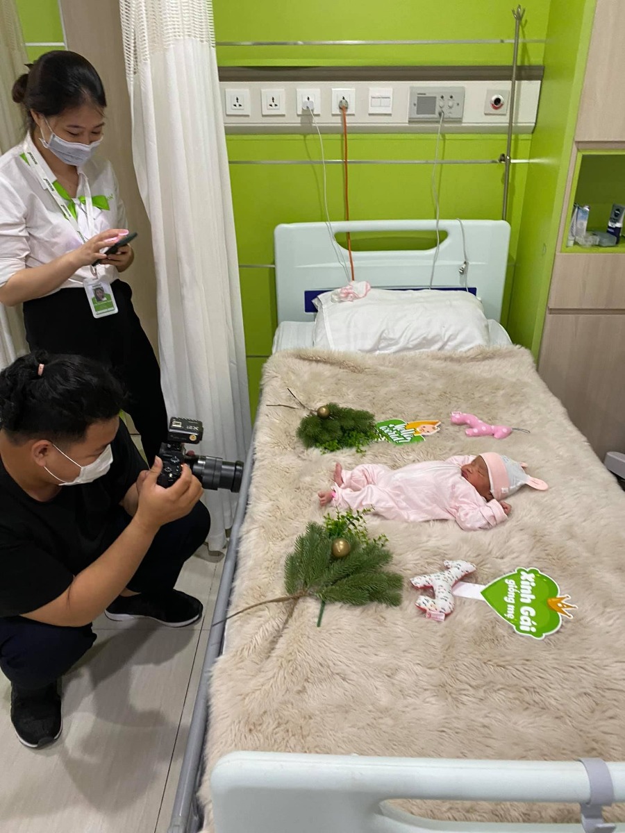 [Rì-viu sinh mổ Bảo Sơn]

Sau khi được trải nghiệm đủ cả sinh mổ và sinh thường thì em xin được phép kết luận: đối với em, sinh thường kinh khủng hơn các mẹ ưiii 😅
Lần 1 sinh thường ở Sản HN e khá ưng ý, cuộc đẻ được quan tâm và lúc nào bác sĩ em chọn cũng túc trực hỏi han. Tuy nhiên phòng sau sinh chật, khu dịch vụ cũng quá đông đúc nên cảm giác hơi ngộp. Viện công nhưng chi phí khu dv cũng khá cao (trên 20tr cho sinh thường), thủ tục thanh toán lâu nên chồng em phải chạy hơi vất 😅. Lần đầu sinh dễ nên lần 2 e quyết định "đi hưởng" ở viện tư 😆

A. Đăng kí

Em chọn Bảo Sơn vì ngay gần nhà (5' ra đến nơi) và còn gần cả Sản Hn, Nhi tw nên nếu có vấn đề gì thì chuyển viện cực nhanh 😝

Đến viện, nhìn cơ sở vật chất, đội ngũ đón tiếp và bề dày kinh nghiệm của y bác sĩ đầu ngành đỉnh quá nên em quyết định đăng kí trọn gói từ 12w luôn.

Được nhiều ưu đãi và giảm giá từ hội chợ nữa nên gói thăm khám từ 12w đến khi sinh xong của e chỉ còn trên dưới 20tr. Quá rẻeeeeee!!!
20tr ở đây ko chỉ để đi đẻ nhé ạ hihi

Khám và chăm sóc a-z từ thời điểm đăng kí gói cho đến khi sinh xong và tái khám sau sinh luôn. Vô cùng kinh tế 🥰

Cực kì thích bs siêu âm của BS, lần nào cũng kiên trì cho xem mặt e bé, chỉ rõ từng bộ phận và giải thích tỉ mỉ.

Mỗi lần đi khám còn được ăn uống no nê free bên khách sạn Bảo Sơn ngay cạnh nữa. Mê đồ ăn ở đây vô cùng, nhất là phở và và súp bí đỏ 😋
Cả thai kì em được bs Nguyễn Hữu Cốc - Nguyên Phó khoa đẻ viện Sản tw (Thầy thuốc ưu tú - Giảng viên cao cấp ĐH Y HN môn phụ sản) trực tiếp khám và sau là mổ đẻ cho e luôn 😝 Bác tuy lớn tuổi nhưng cực kì nhanh nhẹn và nhẹ nhàng, hỏi gì cũng kiên nhẫn trả lời bằng hết 😆

B. Đẻee!!!

Em bé Mơ siêu nghịch nên nhất định phải nằm ngang chứ ko chịu quay đầu 🤣

Trước mổ:

Em được bs giải thích về những nguy cơ đối với thai ngôi ngang nên quyết định mổ luôn chứ ko chờ đến khi chuyển dạ nữa. (Mọi người có thể gg search để thấy sự nguy hiểm khi thai nằm ngôi ngang ạ 🥲)
38w3d lên bàn mổ!

Trong mổ:

Thật sự ca mổ nhẹ tựa lông hồng, ko kinh khủng như những gì em đọc và tưởng tượng 🙂 Từ gây tê tuỷ sống, mổ, khâu đều rất nhẹ nhàng. Các bs và các cô hộ sinh cùng trò chuyện với em rôm rả trong phòng mổ nên thấy ko sợ tí nào. 

Sau mổ:

Sau khi mổ xong được chuyển về nằm hậu phẫu 4-6 tiếng đến khi cử động được chân thì về phòng với con. Trong lúc đó, chồng em ở tầng dưới đón con và da kề da liên tục chờ em về. Đây là dv e ưng ý nhất! Chứ ở viện Sản con được tiếp da với mẹ có tí tẹo 😣

Về khoản chăm sóc sau sinh thì điểm 10 lunnn 

Bấm chuông là các cô sang hỗ trợ tất tần tật từ thay bỉm, bế bé, pha sữa, thay quần áo bé, vệ sinh cho mẹ... Chính vì thế nên 2 vợ chồng chăm nhau nhàn tênh 🤣

Ngày nào bs sản và bs nhi cũng đảo qua thăm hỏi khám xét kĩ càng cho mẹ và bé 👍🏻 À vì e đẻ mổ nên còn có bs gây tê quan tâm đặc biệt nữa kiki. 

Chế độ ăn cho sản phụ ngày 4 bữa no ko thở được. Mà đồ ăn siêu siêu siêu ngon luôn ạ! Nhiều nhà còn xin ở lại thêm vì sợ về sớm cơm cữ ko ngon đc như cơm viện 😂

Em bé trước khi ra viện còn được tặng bộ ảnh newborn. Nói thật là ko đẹp lắm, (vì mẹ cháu cũng khá cầu kì chăm chút khoản chụp ảnh sống ảo cho các cháu nên thấy vậy) nhưng có chút kỉ niệm lưu lại khoảnh khắc cho con cũng thấy vui.

Sau sinh còn được tặng quà, tái khám free, khám dinh dưỡng free cho mẹ và bé trong 1 năm.

Nói chung là ưng tất tật các dv sau sinh của Bảo Sơn ^^ 

C. Thủ tục + chi phí

Tất cả các thủ tục ở đây đều nhanh gọn lẹ, việc của chồng em khi thanh toán chỉ là mang thẻ xuống quẹt chứ ko phải chạy khắp nơi như lần đầu 👍🏻

Chi phí:
Gói sinh thường từ 12w e đã thanh toán trước 20tr
Sau đó chuyển mổ +13tr chi phí chênh lệch
Sử dụng các dịch vụ sau sinh: giảm đau, plasma, sàng lọc, thuốc cho mẹ và bé sau khi xuất viện, một số khoản khác... 
BHYT trừ hơn 1tr
--- 
Tổng chi phí trên dưới 40tr cho 1 cuộc nghỉ dưỡng siêu ưng ý!
---
Lần này đẻ mổ thấy đỡ đau và khoẻ hơn lần 1 đẻ thường. Ngay sau khi xuất viện đã lên xuống cầu thang ok rồi ạ, chứ đẻ thường e lê lết cả tháng trời 😮‍💨

Mới đẻ hơi mất não nên chắc quên nhiều chi tiết, mẹ nào cần thêm thông tin cứ hỏi nhiệt tình nhé 😝