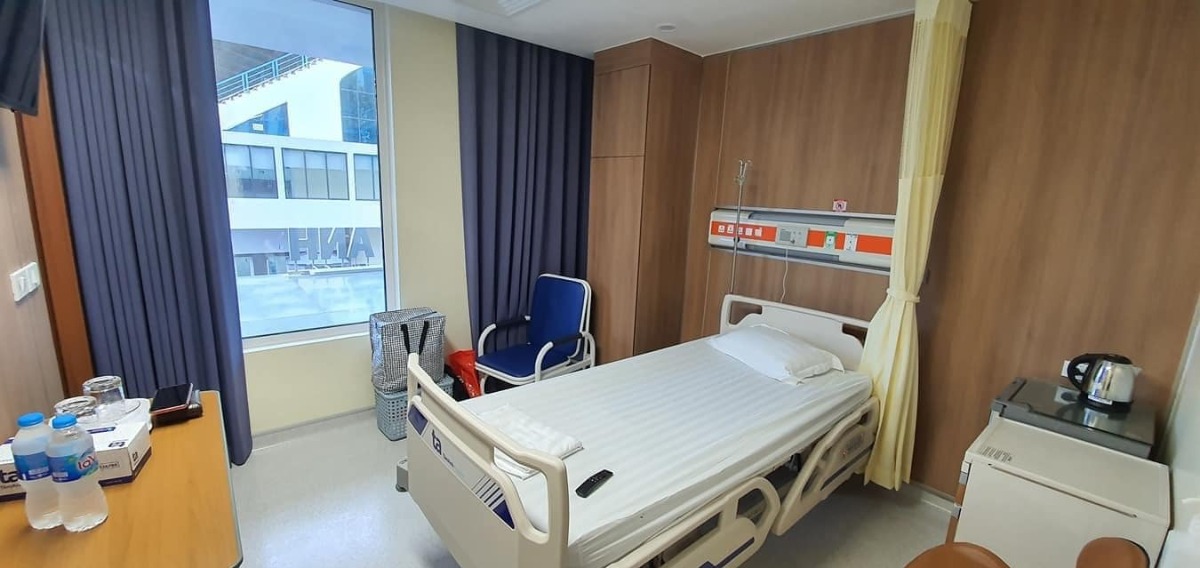 Chào các mẹ! 

Đây là lần đầu tiên mình viết review cho mục gì đó, thiệt là xưa giờ văn chương mình không hay lắm hihi nên cũng ngại viết. Nhưng có nhiều mẹ Ib mình hỏi về cảm nhận sau sinh ở Tâm Anh Hcm nên mình lên đây viết vài dòng nè. 😬

Mình cũng như các mẹ đều khá bỡ ngỡ về Tâm Anh Hcm, mà tìm hoài cũng không có nhiều review về bv. Từ tuần 20 mình đã đi khắp các bệnh viện ở Hcm để tham quan và tìm hiểu bv để chuẩn bị cho việc sinh nở của mình và đến tuần 34 lần đầu tiên mình đến Tâm Anh để thăm khám và tìm hiểu gói sinh ở đây. Ấn tượng của mình ở đây là bác sĩ cực kì thân thiện và thăm khám kĩ lưỡng. Mình không chọn bs nên sắp xếp cho mình bs nào khám cũng ok . Đến tuần 36 mình theo bác Mỹ Nhi khám đến tuần 38 thì mình sinh luôn( sớm 2 tuần so với dự sinh ban đầu). Mỗi lần khám sẽ được tặng 1 suất ăn nhẹ và phiếu giữ xe miễn phí nữa nha.

Bác Nhi theo khám và sinh mổ cho mình luôn, bác cực kì dễ thương và sau mổ vẫn tham khám hỏi thăm mình và em bé mỗi ngày. Mình ở bv 5 ngày do em bé có nằm dưỡng sinh 1 ngày ( bình thường là 4 ngày cho sinh mổ và 2 ngày sinh thường) ăn 3 bữa chính và 1 bữa phụ , người nhà muốn ăn bạn đặt luôn nha, không đặt có thể ăn cơm ở cantin cũng khá ngon á. Bé nhà mình không khoẻ lắm nên được bác Chương ở khoa Nhi theo dõi đến ngày bé về nhà luôn. Tổng chi phí của mình là 29tr hơn sinh mổ lần 1 cho 5 ngày ở bv ( sau khi được trừ gần 4tr cho bhyt) chưa bao gồm chi phí cho em bé .Mình không chọn gói sinh nên mình đem đầy đủ đồ cho em bé nha, mẹ thì mặc đồ ở bv, mỗi ngày sẽ có ng dọn phòng và đem áo mới cho mẹ thay. Bạn nào book gói thì không cần mang theo gì đâu ngoài bộ đồ cho mẹ mặc về nhà ngày cuối ý. Vợ chôngdv chồng mình sinh bé đầu còn lơ ngơ lắm nên được các cô y tá phụ chăm em bé cả ngày đêm lun, có đêm em bé khóc qua các cô chạy vào dỗ phụ cho ba mẹ ngủ lấy sức :)) mình cảm động quá chừng. Các cô cũng pha sữa, tiệt trùng bình giúp ba mẹ luôn nhá.

Mình chọn phòng đơn giá 3tr/ ngày, giường phụ cho ng nhà là 160k/ ngày.

Mình kể với 1 số người bạn của mình ai cunzg hỏi mình có làm gì với Tâm anh không mà Pr giữ qua hâhha 😝😝