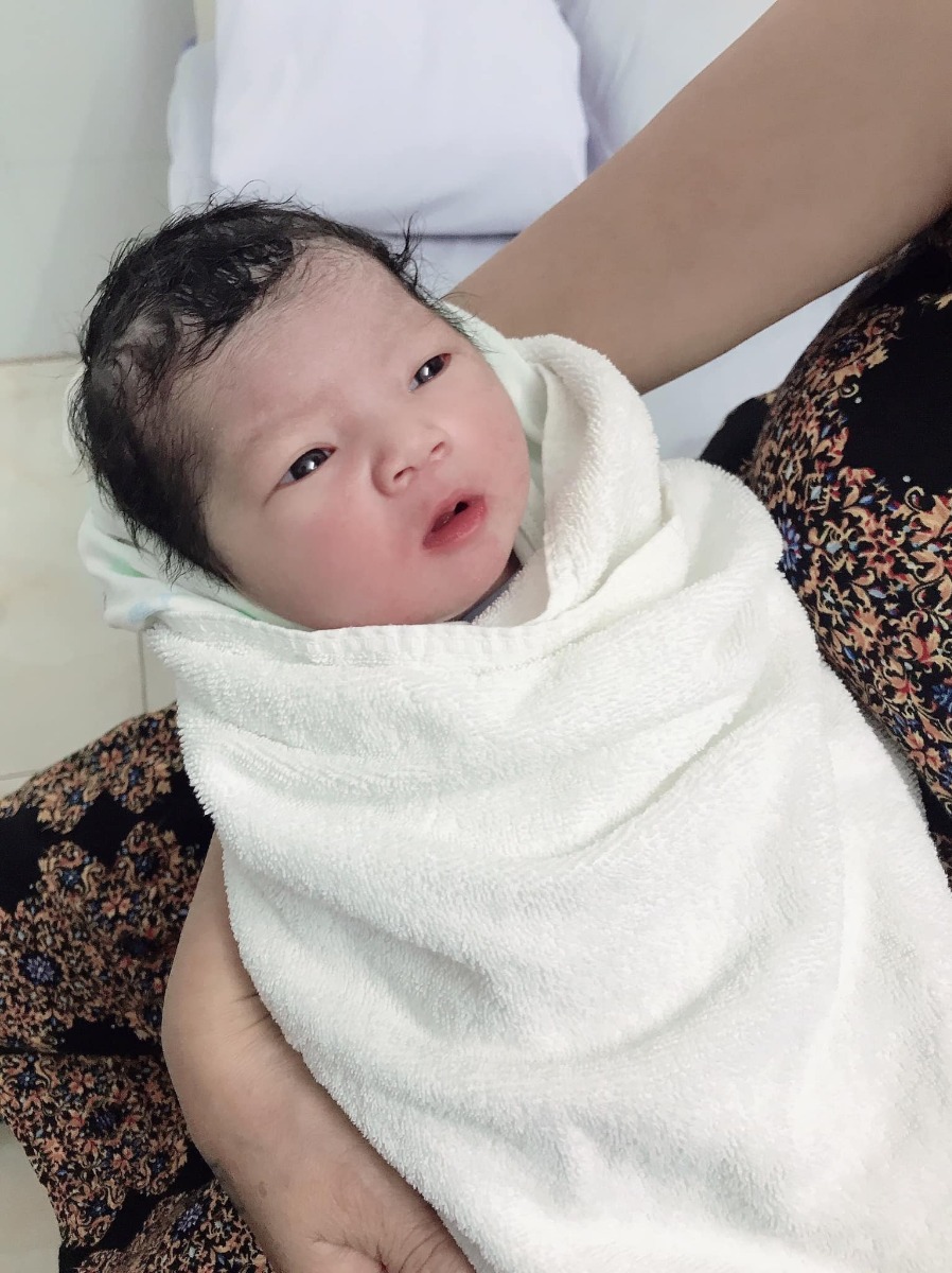 Review sinh tại viện Y học biển

Thật sự mọi người cũng biết rồi nên e chỉ review ngắn gọn thôi ạ. 
Từ đầu e định chọn Tâm Phúc, cơ mà chị gái e đẻ ở Y Học Biển nên khuyên e nên đẻ ở đây. Từ đầu e cũng chưa biết gì nên e đã vào nhóm tìm hiểu, sau đó thì e quyết định đến y học biển khám, công đoạn khám của bác sĩ Điệp và bác sĩ nữ lớn tuổi (gầy gầy bé người e ko biết tên ạ) làm e khá hài lòng nên e chọn đẻ ở đây luônnnn.

Đẻ ở Y Học Biển tuyệt vờiiiii luôn đó ạ. Eo ơi đêm hôm lên viện mà nhiệt tình từ bác bảo vệ bên ngoài đến bác sĩ nhận ca sinh nở của mình 😢😢😢

E đau đẻ nằm cứ mếu (e k dám khóc). Bác sĩ Hạnh ra nắm tay : đây chị ở đây rồi 🥺🥺🥺

Y tá Thuỷ thì có một chút kiểu công an : nào nào, phải nghe lời chứ. E ko truyền nước thì lsao mà có sức rặn con. (Đoạn này là e đau đẻ quá nhất định ko chịu truyền nước ạ, mà cả ngày hđấy e còn ko chịu ăn gì nữa 😖)

Chưa kể chồng e với chị gái e cũng đc vào phòng chờ sinh nắm tay an ủi e các thứ cho đến lúc e cbi vào đẻ thì mng mới ra ngoài, e ấm lòng lắm luôn ạ.

> Khi có cơn đẻ, vào phòng đẻ e chỉ muốn rặn đẻ cho xong nhưng ko biết rặn, rặn mấy hơi liền e bé cứ ra xong lại tụt vào :((( May nhờ các chị an ủi hướng dẫn e từng tí một, khúc rặn cuối biết e cbi hết hơi các chị "rạch tầng sinh môn" cái rẹt cho e bé ra rồi kêu e thở đi 😭 
Ôi !!! e cảm thấy như cuộc đời nở hoa nhờ chuyên môn đỉnh cao của các chị ấy, đúng lúc đúng chỗ dã man ạ. 

Chưa kể khâu tầng sinh môn có chị khuyên e ko nên tiêm tê vì sẽ dễ choáng nhưng ksao đâu các chị ạ, nên khâu nha. Vì ai nhạy đau như e mà ko tiêm tê thì sẽ đau lắm đó ạ, có hơi choáng nhưng bsi khâu cũng hay rặn trước : tiêm này hơi choáng nha e.

Chưa kể chị ý khâu thẩm mĩ đẹp nữa nên là sẽ hơi mất time một chút, vết khâu của e làm e hài lòng lắm luôn ạ :3

Các c nhiệt tình quá nên nhà e có chút quà, mà các chị nhất định ko lấy 😢 Làm e càng thích Y Học Biển hơn, nhất định đứa t2,t3 hay t10 e sẽ đẻ ở đây ạ 

E cảm ơn đội ngũ bệnh viện rất nhiềuuuuuuu 🥺🥺🥺