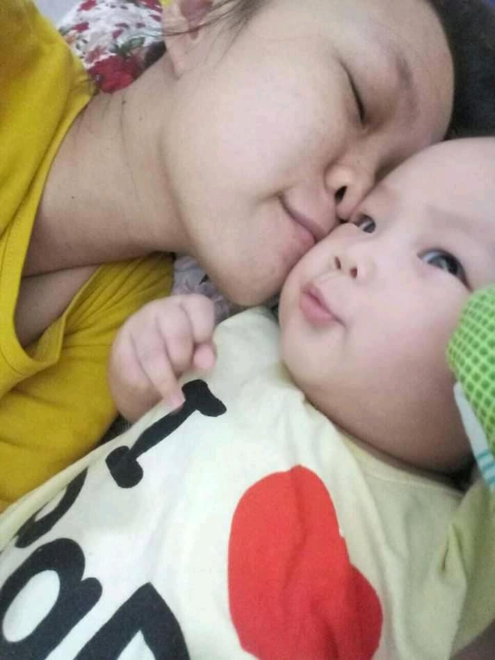 Xin chào mọi người 😊😊em là mẹ đơn thân, em có thai ngoài ý muốn..Bạn trai không chịu trách nhiệm nên em nuôi con 1 mình. Lúc đi sinh đi một mình mai mắn gặp được chị single mom chăm em vài hôm..còn lai mẹ con em lay lất đến khi con em được 4 tháng em đi làm.Nhờ trời thương nên em xin được việc hiện em đang dạy ở trung tâm .Em đang sống ở Bình Dương.Đến giờ con được 14 tháng cuộc sống gọi là tạm ổn.Tương lai dự định tự nuôi con một mình không phiền đến bố mẹ hãy người yêu cũ. Em cũng đang tìm ba cho con em( tìm ba cho con chứ không phải tìm chồng cho em).😊😊😊
Em tên là Huỳnh Thị Mỹ Duyên
Còn em tên Huỳnh Thiên Tâm