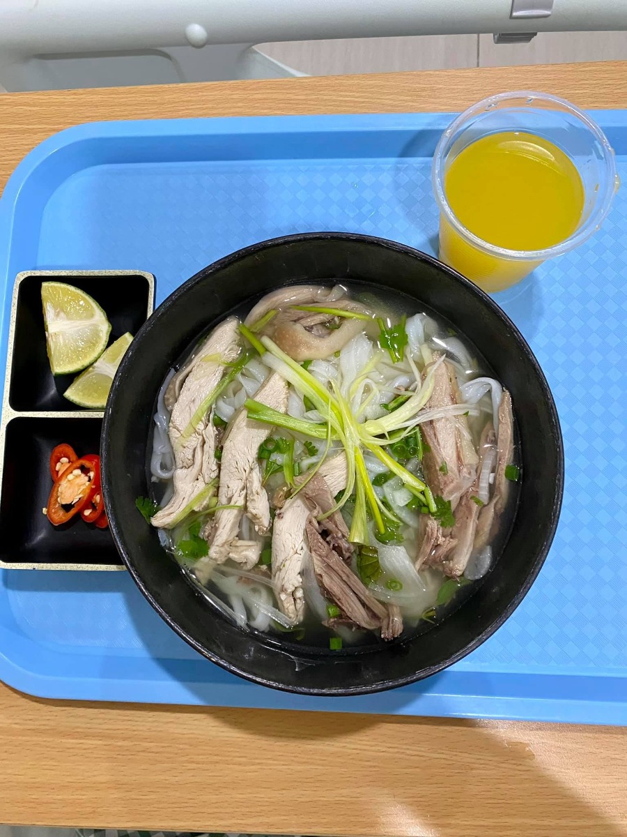 [Rì-viu sinh mổ Bảo Sơn]

Sau khi được trải nghiệm đủ cả sinh mổ và sinh thường thì em xin được phép kết luận: đối với em, sinh thường kinh khủng hơn các mẹ ưiii 😅
Lần 1 sinh thường ở Sản HN e khá ưng ý, cuộc đẻ được quan tâm và lúc nào bác sĩ em chọn cũng túc trực hỏi han. Tuy nhiên phòng sau sinh chật, khu dịch vụ cũng quá đông đúc nên cảm giác hơi ngộp. Viện công nhưng chi phí khu dv cũng khá cao (trên 20tr cho sinh thường), thủ tục thanh toán lâu nên chồng em phải chạy hơi vất 😅. Lần đầu sinh dễ nên lần 2 e quyết định "đi hưởng" ở viện tư 😆

A. Đăng kí

Em chọn Bảo Sơn vì ngay gần nhà (5' ra đến nơi) và còn gần cả Sản Hn, Nhi tw nên nếu có vấn đề gì thì chuyển viện cực nhanh 😝

Đến viện, nhìn cơ sở vật chất, đội ngũ đón tiếp và bề dày kinh nghiệm của y bác sĩ đầu ngành đỉnh quá nên em quyết định đăng kí trọn gói từ 12w luôn.

Được nhiều ưu đãi và giảm giá từ hội chợ nữa nên gói thăm khám từ 12w đến khi sinh xong của e chỉ còn trên dưới 20tr. Quá rẻeeeeee!!!
20tr ở đây ko chỉ để đi đẻ nhé ạ hihi

Khám và chăm sóc a-z từ thời điểm đăng kí gói cho đến khi sinh xong và tái khám sau sinh luôn. Vô cùng kinh tế 🥰

Cực kì thích bs siêu âm của BS, lần nào cũng kiên trì cho xem mặt e bé, chỉ rõ từng bộ phận và giải thích tỉ mỉ.

Mỗi lần đi khám còn được ăn uống no nê free bên khách sạn Bảo Sơn ngay cạnh nữa. Mê đồ ăn ở đây vô cùng, nhất là phở và và súp bí đỏ 😋
Cả thai kì em được bs Nguyễn Hữu Cốc - Nguyên Phó khoa đẻ viện Sản tw (Thầy thuốc ưu tú - Giảng viên cao cấp ĐH Y HN môn phụ sản) trực tiếp khám và sau là mổ đẻ cho e luôn 😝 Bác tuy lớn tuổi nhưng cực kì nhanh nhẹn và nhẹ nhàng, hỏi gì cũng kiên nhẫn trả lời bằng hết 😆

B. Đẻee!!!

Em bé Mơ siêu nghịch nên nhất định phải nằm ngang chứ ko chịu quay đầu 🤣

Trước mổ:

Em được bs giải thích về những nguy cơ đối với thai ngôi ngang nên quyết định mổ luôn chứ ko chờ đến khi chuyển dạ nữa. (Mọi người có thể gg search để thấy sự nguy hiểm khi thai nằm ngôi ngang ạ 🥲)
38w3d lên bàn mổ!

Trong mổ:

Thật sự ca mổ nhẹ tựa lông hồng, ko kinh khủng như những gì em đọc và tưởng tượng 🙂 Từ gây tê tuỷ sống, mổ, khâu đều rất nhẹ nhàng. Các bs và các cô hộ sinh cùng trò chuyện với em rôm rả trong phòng mổ nên thấy ko sợ tí nào. 

Sau mổ:

Sau khi mổ xong được chuyển về nằm hậu phẫu 4-6 tiếng đến khi cử động được chân thì về phòng với con. Trong lúc đó, chồng em ở tầng dưới đón con và da kề da liên tục chờ em về. Đây là dv e ưng ý nhất! Chứ ở viện Sản con được tiếp da với mẹ có tí tẹo 😣

Về khoản chăm sóc sau sinh thì điểm 10 lunnn 

Bấm chuông là các cô sang hỗ trợ tất tần tật từ thay bỉm, bế bé, pha sữa, thay quần áo bé, vệ sinh cho mẹ... Chính vì thế nên 2 vợ chồng chăm nhau nhàn tênh 🤣

Ngày nào bs sản và bs nhi cũng đảo qua thăm hỏi khám xét kĩ càng cho mẹ và bé 👍🏻 À vì e đẻ mổ nên còn có bs gây tê quan tâm đặc biệt nữa kiki. 

Chế độ ăn cho sản phụ ngày 4 bữa no ko thở được. Mà đồ ăn siêu siêu siêu ngon luôn ạ! Nhiều nhà còn xin ở lại thêm vì sợ về sớm cơm cữ ko ngon đc như cơm viện 😂

Em bé trước khi ra viện còn được tặng bộ ảnh newborn. Nói thật là ko đẹp lắm, (vì mẹ cháu cũng khá cầu kì chăm chút khoản chụp ảnh sống ảo cho các cháu nên thấy vậy) nhưng có chút kỉ niệm lưu lại khoảnh khắc cho con cũng thấy vui.

Sau sinh còn được tặng quà, tái khám free, khám dinh dưỡng free cho mẹ và bé trong 1 năm.

Nói chung là ưng tất tật các dv sau sinh của Bảo Sơn ^^ 

C. Thủ tục + chi phí

Tất cả các thủ tục ở đây đều nhanh gọn lẹ, việc của chồng em khi thanh toán chỉ là mang thẻ xuống quẹt chứ ko phải chạy khắp nơi như lần đầu 👍🏻

Chi phí:
Gói sinh thường từ 12w e đã thanh toán trước 20tr
Sau đó chuyển mổ +13tr chi phí chênh lệch
Sử dụng các dịch vụ sau sinh: giảm đau, plasma, sàng lọc, thuốc cho mẹ và bé sau khi xuất viện, một số khoản khác... 
BHYT trừ hơn 1tr
--- 
Tổng chi phí trên dưới 40tr cho 1 cuộc nghỉ dưỡng siêu ưng ý!
---
Lần này đẻ mổ thấy đỡ đau và khoẻ hơn lần 1 đẻ thường. Ngay sau khi xuất viện đã lên xuống cầu thang ok rồi ạ, chứ đẻ thường e lê lết cả tháng trời 😮‍💨

Mới đẻ hơi mất não nên chắc quên nhiều chi tiết, mẹ nào cần thêm thông tin cứ hỏi nhiệt tình nhé 😝