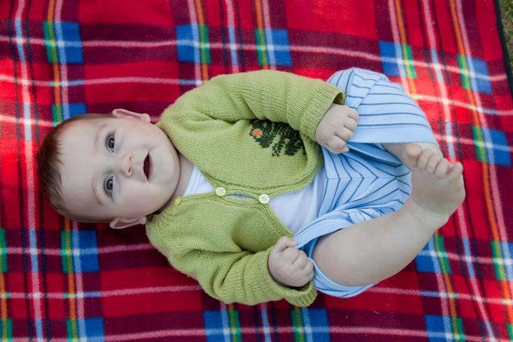 Có 1 con "virus" có thể đang tồn tại trong mỗi gia đình chúng ta, nó được biết là có liên quan đến sự gây ra 7 trong 10 căn bệnh gây chết hàng đầu hiện nay, nó có thể làm giảm chất lượng cuộc sống, các vấn đề thần kinh và suy giảm tuổi thọ của 1 ai đó nếu họ từng trải nghiệm thời thơ ấu với con virus này. Con virus này được gọi là "trải nghiệm có hại thời thơ ấu"-điều mà bao gồm cả việc thường xuyên dùng lời mắng chửi hổ báo hay dùng vũ lực như đánh đập để dạy trẻ có thể từ chính cha mẹ hay những người thân của trẻ.

ĐÁNH TRẺ...
"Dạy con ra trò với những hình phạt đánh, mắng chửi" là một cách làm hoàn toàn không khoa học. Trên thực tế, nếu nhìn vào khía cạnh phân tích não bộ, các việc làm trên sẽ ví như 1 "cơn sang chấn động đất" đủ mạnh có thể gây tổn thương 1 phần não bộ. Vết thương hằn trên da thịt trẻ sẽ lành, nhưng vết nứt và sự đứt gãy trong các liên kết tế bào thần kinh ở một vùng nào đó trong não bộ sẽ là khiếm khuyết theo trẻ cả đời. Có những khiếm khuyết phát triển thành tự kỉ, overactive (kích động); ám ảnh tự chỉ thị. Những hậu quả này sẽ diễn ra trong bóng tối của não bộ, và từ từ hiện ra khi bé lớn hơn, khi lập gia đình. Ví dụ, một bé gái từ nhỏ bị cha ngược đãi, hay say rượu đánh mẹ và bé. Bé lớn bình thường, học giỏi, thành đạt, nhưng khi lập gia đình, đời sống vợ chồng làm tái hiện lại khoảnh khắc bạo hành ngày xưa (do một phần não bộ đứt gãy và nằm khuất sau nhiều năm), cô bé trở nên dễ bất hòa với chồng, và hay gay gắt với con cái. Hậu quả là gia đình tan rã. Nếu nhìn lại con số thống kê khoa học trong 20 năm gần đây, con số tan rã gia đình do có tiền sử bạo hành trong tuổi thơ các bé là con số đáng báo động.

NÃO TRẺ LÀ MỘT BỨC TRANH CỦA NHỮNG MẢNH GHÉP
Đây là một ví dụ mà tôi tin chắc rằng bạn nào cũng từng trải nghiệm, mà mang lại cho bạn 1 chuỗi cung bậc cảm xúc từ THÍCH - TÒ MÒ - NHÀM CHÁN - BỰC NHỌC - BÙNG NỔ.
Trong khi đó, trẻ con cũng có cung bậc cảm xúc giống bạn trong vi dụ này, nhưng cung bậc của bé là như thế này: THÍCH 1 - TÒ MÒ - THÍCH 2 - TÒ MÒ - THÍCH 3 - TÒ MÒ -THÍCH 4 -... - THÍCH ĐỦ.
Ví dụ tôi sẽ đưa ra là: Chắc bạn đã từng thắc mắc "Tại sao con tôi cứ chạy lòng vòng từ chỗ tôi ngồi đến 1 cái bàn lên 2 bậc thang cười ở đó, rồi chạy xuống cười với tôi một cách thích thú. Ban đầu tôi rất vui vì bé vui, nhưng bé làm cả chục lần như vậy. Đối với bé, bé vui mỗi lần quay lại vì mỗi lần bé ghép được 1 mảnh trong não bộ, do đó mỗi chuỗi quay lại bé cảm thấy vui khác nhau và không nhàm chán. Đối với tôi, tôi thấy hơi chán, mà có vẻ làm phiền những người xung quanh, tôi lo sợ ánh mắt mọi người nhìn tôi và bé kì dị, do đó, tôi ngăn bé làm. Bé vẫn làm, tôi giữ bé lại, bé khóc, đẩy tôi ra. Tôi giận hơn, dùng dằng bé hơn và kết thúc một câu nói " im ngay, về chỗ ngồi, nếu không, đi về nhà ngay ". Bé khóc, tôi bế xốc bé về và còn hăm dọa bé "về nhà sẽ cho ăn roi".

ĐỂ CON NGOAN...
Cha mẹ có nên nghiêm khắc với trẻ khi trẻ ương bướng không?
Câu trả lời là nên, nhưng không phải theo cách phạt hay mắng. GS. Glaser, BV Great Ormond Street từng nhấn mạnh: Nếu cha mẹ nào nghĩ phạt và la mắng là làm bé ngoan hơn là một suy nghĩ nên bỏ hoặc dừng lại vì nó không khác gì một tội ác, nhưng lại không có tính răn đe hay giáo dục.

ĐỐI VỚI TRẺ DƯỚI 3 TUỔI:
Trẻ không thể phân biệt đúng sai, do đó cha mẹ đừng cố gắng làm điều này. Cha mẹ nên tạo một chuỗi lập lại 1 cách xử lý để thể hiện điều cha mẹ không muốn và muốn trẻ làm vì lúc này não trẻ là bức tranh ghép. Mỗi ngày một mảnh ghép lại, đến khi ghép đủ 1 bức tranh thì trẻ sẽ phản ứng. Điều này là cho trẻ hiểu được điều mà cha mẹ hài lòng và không hài lòng. Trẻ sẽ ngoan hơn.

ĐỐI VỚI TRẺ LỚN HƠN 3 TUỔI:
Trẻ có thể hiểu đúng sai. Bạn nên giải thích mỗi lần bé làm sai và ngăn việc bé làm sai bằng cách đưa bé ra khỏi khu vực bé đang làm sai. Nếu bé khóc thì để bé khóc, bạn hãy đi làm một việc khác. Khi bé bình tĩnh hơn, bạn hãy cho bé biết điều bé làm sai và tại sao bạn không đồng ý.

Đối với các bé "cứng đầu", bạn đừng tranh cãi hay cố giải thích khi bé cứng đầu. Bạn nên im lặng, và cho bé "chỉ lệnh" về thời gian kết thúc để bé suy nghĩ đến việc kết thúc hành động nào đó. Có thể dùng tiếng chuông điện thoại để làm vật nhắc nhở về thời gian. Sau đó, cho bé sự lựa chọn để bé có thời gian lựa chọn. Hãy luôn cho bé thời gian giải thích và lựa chọn, và nếu bé không chịu kết thúc, thì bạn vẫn kết thúc một khi chỉ lệnh đã đưa ra.

Ví dụ: Con có 5 phút nữa để dẹp đồ chơi, bây giờ con nên sắp xếp chơi để kết thúc trong 5 phút cuối của con nhé --> Đó là chỉ lệnh. Khi chỉ lệnh qua, bạn nên kết thúc trò chơi và hỏi bé muốn dẹp cùng mẹ không. Nếu bé vẫn không muốn dẹp cùng bạn hoặc không đồng ý dẹp, bạn vẫn đi dẹp đồ chơi.

Nhiều bạn sẽ thắc mắc: Liệu khi nào cần đưa hình phạt cho trẻ. VD. Nếu không dẹp trong 5 phút sẽ không được chơi 1 ngày. Thực ra việc đưa hình phạt là chúng ta không thực sự phạt trẻ, mà đó là cách chúng ta cho trẻ 1 cách lựa chọn khó hơn khi phải buộc trẻ bắt đầu nghĩ về nó. Nếu suy nghĩ theo cách này, bạn sẽ cảm thấy nhẹ nhàng hơn. Nguyên tắc chung luôn lấy trẻ làm trung tâm và chịu trách nhiệm cho mọi hành vi của trẻ. Do đó, tùy vào mỗi tình huống mà bạn sẽ thay đổi cách ra điều kiện lựa chọn. Hơn hết là sự kiên định trong mọi sự thực thi của bạn. Chính điều này mới là chìa khóa thành công.

3 PHÚT - LÀM BẠN TUYỆT VỜI
Không ai có thể cản được ngọn lửa trong bạn khi bạn giận dữ, lúc bạn cảm thấy mệt mỏi, lúc bạn cảm thấy quá phiền phức với sự ương bướng của trẻ. Có một cách đơn giản bạn chỉ cần nghĩ đến: Hãy thoát ra cảm xúc đó bằng cách vứt bỏ tình huống, chạy ra khỏi trẻ chỉ 3 phút, bạn sẽ bình tĩnh hơn. 3 PHÚT bình tâm sau cơn giận dữ là chìa khóa mang đến tương lai của con bạn và là cánh cổng đóng sập lại tội ác bạo hành của bạn lên con mình.

Note:
Danya Glaser (2014) The effects of child maltreatment on the developing brain, Medico-Legal Journal, 82 (3) pp. 97 - 111
Government of South Australia, Parenting SA (2015) Discipline (0 – 12 years) Parent Easy Guide 2.
Keywords: Early physical abuse, discipline, physical punishment