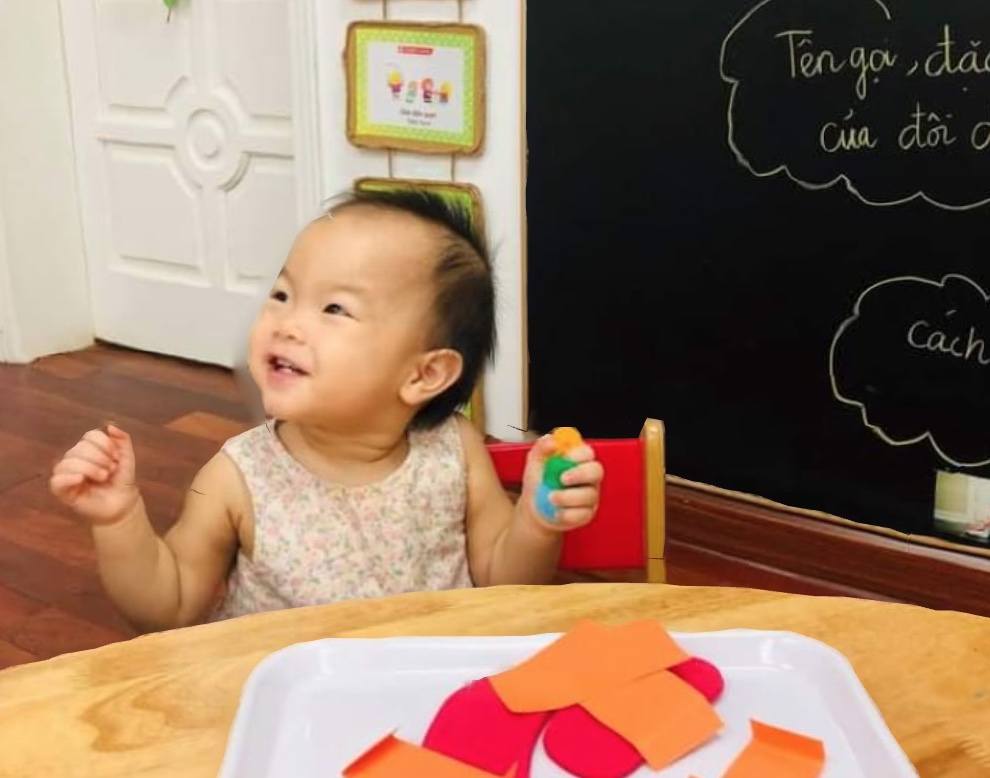 ‼CON CHẬM NÓI PHẢI LÀM SAO? 

1. DÀNH THỜI GIAN TRÒ CHUYỆN VỚI TRẺ NHIỀU HƠN

Mỗi ngày cha mẹ nên dành thời gian để đọc sách, kể chuyện cho con nghe và có thể khuyến khích trẻ tự lật trang sách, hoặc yêu cầu trẻ chỉ vào những hình ảnh liên quan đến câu chuyện bạn đang kể. Điều này giúp trẻ cải thiện kỹ năng ngôn ngữ tốt hơn. Hãy tận dụng mọi khoảng thời gian để trò chuyện cùng con ngay cả khi đi tắm, khi ngủ hoặc làm bất cứ điều gì cùng con.

2. DÙNG CÂU TỪ NGẮN GỌN

Trẻ chậm nói sẽ khó có thể hiểu được những câu hướng dẫn dài, phức tạp. Bởi vậy, cha mẹ nên dùng những từ ngữ ngắn gọn, đơn giản để trẻ có thể thực hiện theo. Ví dụ: bạn muốn trẻ đi giày, thay vì nói: “con hãy mở tủ, lấy giày trên kệ và đi vào nhé” thì bạn nên nói: “Con ra đi giày nào!”. Lâu dần khi trẻ đã quen với những hướng dẫn đơn giản, bạn có thể tăng mức độ phức tạp hơn.

3. GIÚP TĂNG VỐN TỪ CHO TRẺ

Cha mẹ có thể giúp con phát triển vốn từ vựng bằng cách nhắc lại những từ mà con vừa nói và bổ sung thêm vài từ để thành câu dài hơn. Ví dụ trẻ nói: “con chó”, bạn có thể dạy thêm cho con: “con chó màu trắng”, “con chó dễ thương”, … Khi trẻ đã quen dần, bạn có thể thêm nhiều từ hơn để thành một câu nói hoàn chỉnh như: “Con chó đốm đang chơi ngoài sân”,…

4. DÙNG NGÔN NGỮ DIỄN TẢ MỌI HÀNH ĐỘNG CỦA BẠN

Khi bạn làm bất cứ việc gì cùng con, thay vì chỉ để trẻ quan sát, bạn hãy dùng lời nói để “tường thuật” lại những việc bạn đang làm một cách chi tiết. Điều này giúp trẻ có thể tăng vốn từ vựng nhanh chóng. Ví dụ: trước khi ra ngoài, bạn có thể vừa giúp con chuẩn bị đồ và nói: “Bây giờ hai mẹ con mình sẽ cùng đi giầy, rồi ra vườn chơi. Con thích đi giày màu đỏ hay màu xanh?”…

Nguồn: sưu tầm