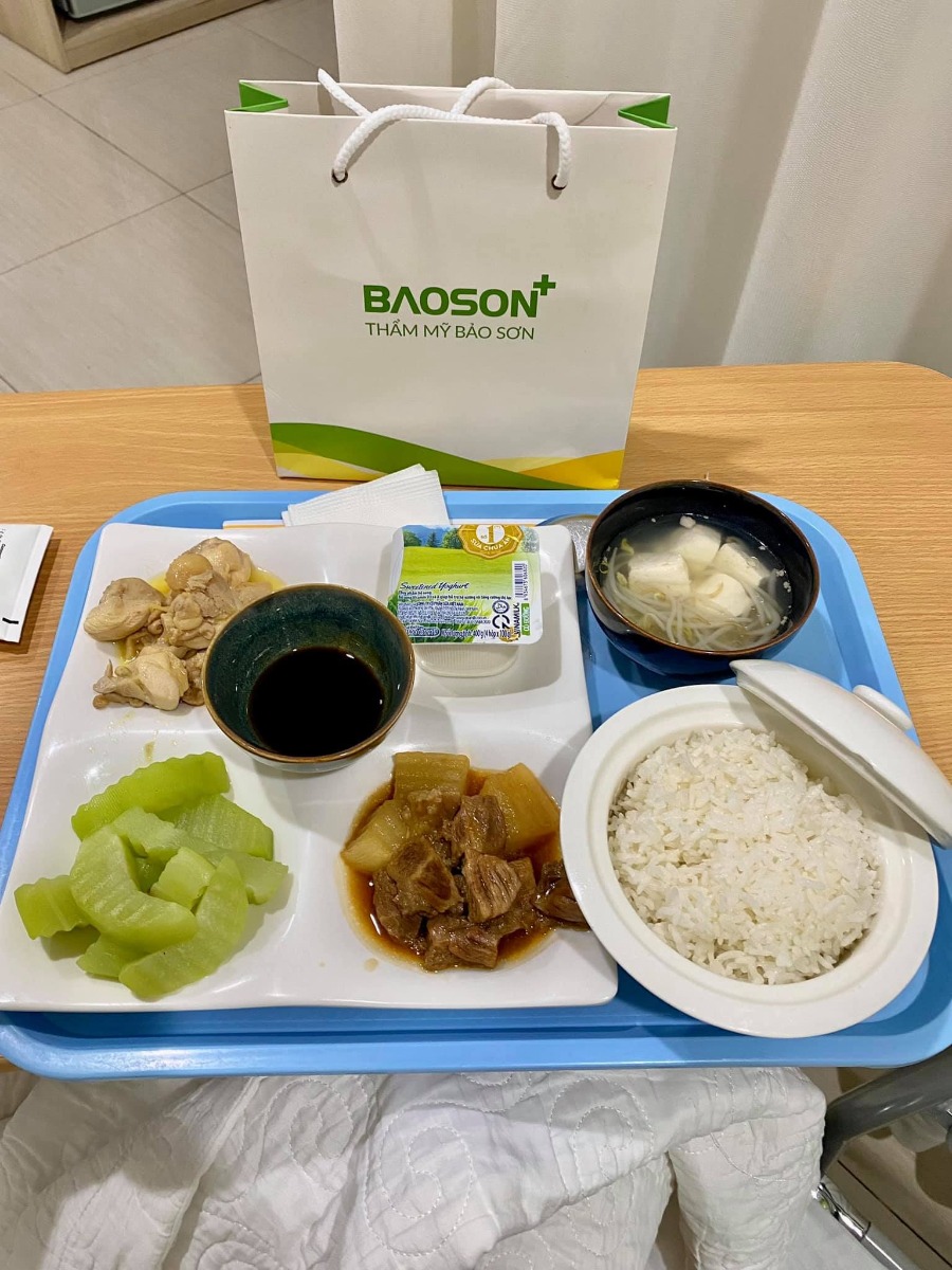 [Rì-viu sinh mổ Bảo Sơn]

Sau khi được trải nghiệm đủ cả sinh mổ và sinh thường thì em xin được phép kết luận: đối với em, sinh thường kinh khủng hơn các mẹ ưiii 😅
Lần 1 sinh thường ở Sản HN e khá ưng ý, cuộc đẻ được quan tâm và lúc nào bác sĩ em chọn cũng túc trực hỏi han. Tuy nhiên phòng sau sinh chật, khu dịch vụ cũng quá đông đúc nên cảm giác hơi ngộp. Viện công nhưng chi phí khu dv cũng khá cao (trên 20tr cho sinh thường), thủ tục thanh toán lâu nên chồng em phải chạy hơi vất 😅. Lần đầu sinh dễ nên lần 2 e quyết định "đi hưởng" ở viện tư 😆

A. Đăng kí

Em chọn Bảo Sơn vì ngay gần nhà (5' ra đến nơi) và còn gần cả Sản Hn, Nhi tw nên nếu có vấn đề gì thì chuyển viện cực nhanh 😝

Đến viện, nhìn cơ sở vật chất, đội ngũ đón tiếp và bề dày kinh nghiệm của y bác sĩ đầu ngành đỉnh quá nên em quyết định đăng kí trọn gói từ 12w luôn.

Được nhiều ưu đãi và giảm giá từ hội chợ nữa nên gói thăm khám từ 12w đến khi sinh xong của e chỉ còn trên dưới 20tr. Quá rẻeeeeee!!!
20tr ở đây ko chỉ để đi đẻ nhé ạ hihi

Khám và chăm sóc a-z từ thời điểm đăng kí gói cho đến khi sinh xong và tái khám sau sinh luôn. Vô cùng kinh tế 🥰

Cực kì thích bs siêu âm của BS, lần nào cũng kiên trì cho xem mặt e bé, chỉ rõ từng bộ phận và giải thích tỉ mỉ.

Mỗi lần đi khám còn được ăn uống no nê free bên khách sạn Bảo Sơn ngay cạnh nữa. Mê đồ ăn ở đây vô cùng, nhất là phở và và súp bí đỏ 😋
Cả thai kì em được bs Nguyễn Hữu Cốc - Nguyên Phó khoa đẻ viện Sản tw (Thầy thuốc ưu tú - Giảng viên cao cấp ĐH Y HN môn phụ sản) trực tiếp khám và sau là mổ đẻ cho e luôn 😝 Bác tuy lớn tuổi nhưng cực kì nhanh nhẹn và nhẹ nhàng, hỏi gì cũng kiên nhẫn trả lời bằng hết 😆

B. Đẻee!!!

Em bé Mơ siêu nghịch nên nhất định phải nằm ngang chứ ko chịu quay đầu 🤣

Trước mổ:

Em được bs giải thích về những nguy cơ đối với thai ngôi ngang nên quyết định mổ luôn chứ ko chờ đến khi chuyển dạ nữa. (Mọi người có thể gg search để thấy sự nguy hiểm khi thai nằm ngôi ngang ạ 🥲)
38w3d lên bàn mổ!

Trong mổ:

Thật sự ca mổ nhẹ tựa lông hồng, ko kinh khủng như những gì em đọc và tưởng tượng 🙂 Từ gây tê tuỷ sống, mổ, khâu đều rất nhẹ nhàng. Các bs và các cô hộ sinh cùng trò chuyện với em rôm rả trong phòng mổ nên thấy ko sợ tí nào. 

Sau mổ:

Sau khi mổ xong được chuyển về nằm hậu phẫu 4-6 tiếng đến khi cử động được chân thì về phòng với con. Trong lúc đó, chồng em ở tầng dưới đón con và da kề da liên tục chờ em về. Đây là dv e ưng ý nhất! Chứ ở viện Sản con được tiếp da với mẹ có tí tẹo 😣

Về khoản chăm sóc sau sinh thì điểm 10 lunnn 

Bấm chuông là các cô sang hỗ trợ tất tần tật từ thay bỉm, bế bé, pha sữa, thay quần áo bé, vệ sinh cho mẹ... Chính vì thế nên 2 vợ chồng chăm nhau nhàn tênh 🤣

Ngày nào bs sản và bs nhi cũng đảo qua thăm hỏi khám xét kĩ càng cho mẹ và bé 👍🏻 À vì e đẻ mổ nên còn có bs gây tê quan tâm đặc biệt nữa kiki. 

Chế độ ăn cho sản phụ ngày 4 bữa no ko thở được. Mà đồ ăn siêu siêu siêu ngon luôn ạ! Nhiều nhà còn xin ở lại thêm vì sợ về sớm cơm cữ ko ngon đc như cơm viện 😂

Em bé trước khi ra viện còn được tặng bộ ảnh newborn. Nói thật là ko đẹp lắm, (vì mẹ cháu cũng khá cầu kì chăm chút khoản chụp ảnh sống ảo cho các cháu nên thấy vậy) nhưng có chút kỉ niệm lưu lại khoảnh khắc cho con cũng thấy vui.

Sau sinh còn được tặng quà, tái khám free, khám dinh dưỡng free cho mẹ và bé trong 1 năm.

Nói chung là ưng tất tật các dv sau sinh của Bảo Sơn ^^ 

C. Thủ tục + chi phí

Tất cả các thủ tục ở đây đều nhanh gọn lẹ, việc của chồng em khi thanh toán chỉ là mang thẻ xuống quẹt chứ ko phải chạy khắp nơi như lần đầu 👍🏻

Chi phí:
Gói sinh thường từ 12w e đã thanh toán trước 20tr
Sau đó chuyển mổ +13tr chi phí chênh lệch
Sử dụng các dịch vụ sau sinh: giảm đau, plasma, sàng lọc, thuốc cho mẹ và bé sau khi xuất viện, một số khoản khác... 
BHYT trừ hơn 1tr
--- 
Tổng chi phí trên dưới 40tr cho 1 cuộc nghỉ dưỡng siêu ưng ý!
---
Lần này đẻ mổ thấy đỡ đau và khoẻ hơn lần 1 đẻ thường. Ngay sau khi xuất viện đã lên xuống cầu thang ok rồi ạ, chứ đẻ thường e lê lết cả tháng trời 😮‍💨

Mới đẻ hơi mất não nên chắc quên nhiều chi tiết, mẹ nào cần thêm thông tin cứ hỏi nhiệt tình nhé 😝