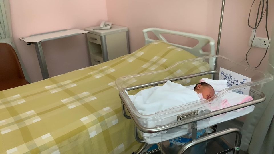 Trải qua 2 lần sinh và đều lựa chọn Việt Pháp là nơi chào đón các bạn nhỏ, nên hôm nay mình ngoi lên review về viện cho mẹ nào còn đang lăn tăn lựa chọn nhé 😉

Hồi sinh Mimi, từ 6-7w là mình đã đi khám qua kha khá bệnh viện để lựa chọn theo dõi, và khi bước chân vào VP, thì đúng như câu yêu ngay từ cái nhìn đầu tiên 😆 thiện cảm từ bảo vệ đến bác sĩ, ai ai cũng đều nhiệt tình, vui vẻ. Lúc đó viện mới chuyển sang toà nhà mới nên cái gì nhìn cũng sạch đẹp xịn xò. Nên chốt luôn không suy nghĩ. 

Đến lúc bầu Đô Đô được 6w, mình cũng lại vào viện khám. Và đáng yêu hơn là mình được khám miễn phí lần đó (mặc dù lúc đó chưa mua gói) ❤️

Cả 2 lần bầu mình đều đăng ký gói theo dõi từ 12w, và đều được khám sớm từ 7-8w. Và cả 2 lần mình đều theo bác sĩ Nghị siêu nhẹ nhàng & tình cảm. Lần nào siêu âm xong cũng được bác lau hộ gel siêu âm. Bởi lẽ với 1 bà bầu bụng to chềnh ềnh, lau hết đống gel đấy khá khó khăn, nên lúc nào cũng được bác làm giúp. Ngoài ra mình thấy các bsi ở VP cực biết ý khi siêu âm cho sản phụ, các bác sẽ chỉ để đèn phía gần cửa ra vào và kéo rèm che để trong phòng chỉ hơi mờ mờ, cho sản phụ đỡ ngại ngùng ☺️

Trong cả quá trình theo dõi thai, bất kỳ lúc nào mình k yên tâm hoặc có vấn đề gì khác lạ, mình đều đặt lịch khám thêm ngoài lịch hẹn với bsi, và 1-2 lần khám cấp cứu, và đều không bị phát sinh chi phí gì.
Hôm sinh, thật ra cũng chỉ là 1 lần đến khám ngoài giờ cho yên tâm, vì cả 2 bạn mình đều có cơn gò từ khá sớm. Trên đường ra viện còn lỡ mồm hỏi chồng nhỡ nay đẻ luôn thì sao nhỉ. Và y như rằng, vào khám cơn gò đã dầy, bsi yêu cầu mổ luôn 🤣🤣, vậy là chẳng kịp xem ngày xem giờ gì hết 😂 

Sau đó mình được đưa về phòng, vì là thời điểm dịch nên viện sắp xếp mỗi sản phụ một phòng, nên mặc dù là phòng đôi, nhưng cũng chỉ có mình mình ở, rộng thênh thang. Mình được phát áo mổ & đi tắm sát khuẩn. Trong viện đã chuẩn bị đầy đủ đồ vệ sinh cá nhân từ bàn chải, dầu gội, sữa tắm,... đến bỉm mẹ bỉm con, bvs,... nên các bạn chẳng phải mang gì ngoài cái bụng bầu và một tâm hồn đẹp cả 😆

Nghe đồn phòng mổ VP đẹp lắm, như phim hàn xẻng. Nhưng với đứa cận lòi như mình, mặc dù vào đến 2 lần, nhg đều chẳng chiêm ngưỡng được độ đẹp của nó 😢 chỉ thấy mờ mờ là ờ, cũng sáng đó, rộng đó, còn lại chả rõ cái moẹ gì. Phòng mổ vô trùng nên rất lạnh nhé, nhưng yên tâm ở VP các bạn sẽ được đắp chăn ấm, và được luồn ống sưởi vào chăn ạ. Các bác sĩ y tá phòng mổ cũng rất vui vẻ, vừa làm vừa buôn đủ thứ chuyện với mình, cho mình đỡ căng thẳng. Gây tê thì cực nhẹ nhàng, mình chỉ bị nhói 1 cái lúc chọc kim thôi. Sau đó là nửa thân dưới bắt đầu tê và mất cảm giác. Lần này mình mổ cấp cứu bác Hằng. Ban đầu mình cũng định gọi bác Nghị mà mình theo dõi từ đầu mổ cho mình, nhg nghe được y tá bảo bác mới trực cả đêm qua với hôm nay, nên lúc đó mình lại thôi. Nhưng bác Hằng mổ cũng khá ok, trừ việc lúc khâu bác để thành 2 đoạn chỉ, làm hôm đi rút chỉ mình khá đau, mà còn phải chịu tận 2 lần 😢

Sau khi bác sĩ vào thì bắt đầu mổ, mình được chắn tấm chắn ở trc mặt nên chẳng nhìn thấy gì, chỉ nghe tiếng dao, tiếng hút, rồi bắt đầu lôi lôi kéo kéo 1 lúc thì bỗng nhẹ bẫng cả bụng, tiếng thằng con ré lên. Cuối cùng cũng xong 😌

Em bé được hút dịch, lau gây rồi được hộ sinh bế ra cho mẹ nhìn mặt. Nhưng khổ nỗi con mẹ cận lòi, chưa nhìn rõ mặt con, các cô đã bế đi chăm sóc sơ sinh luôn rồi 😂 Sau khi bé được vệ sinh, kiểm tra thì được đẩy về phòng gặp bố. Nhưng do dịch nên bố không được bế em, không được tiếp da, chỉ được nhìn 1 lát là bị các cô mời về. Còn em bé sẽ được đưa về phòng sơ sinh nằm lồng.

Sau khi đưa em bé ra, việc còn lại là vệ sinh & khâu, mất khoảng 1 tiếng thì mình được đẩy về hậu phẫu theo dõi 2 tiếng. Vì mình mổ nửa đêm nên lúc mổ mình buồn ngủ lắm luôn, vừa nằm mổ vừa ngủ gật mất mấy lần 🤣 nhg đến lúc về hậu phẫu thì lại mong ngóng con chẳng ngủ được. Đến 2h sáng thì mình được về phòng, tiếp da và cho con ti mẹ. Trong đêm đầu tiên đấy, khoảng 30p-1 tiếng hộ sinh lại vào để kiểm tra sản dịch, huyết áp và truyền thuốc.

Và mặc dù sinh mổ nhưng mình k hề đau. Nghe mng bảo mổ lần 2 đau hơn lần 1 nhưng cá nhân mình thấy cả 2 lần đều k đau, lần 2 mình còn cảm thấy k đau bằng lần 1. Sau khi rút ống thông tiểu là mình đi lại đc rồi, chỉ có lúc mới đi đấy thì hơi đau chút, còn sau đó thì đi lại phăm phăm, đứng lên ngồi xuống cũng khá nhẹ nhàng. Ở VP mới có tiêm giảm đau cơ vuông khi mổ, nhg mình không dky ạ.

4 ngày lưu viện, mặc dù ở 1 mình và người nhà không được vào, nhưng mọi việc đều được các chị hộ sinh chăm sóc cẩn thận. Bất kì việc gì đều có thể gọi nhờ các chị, từ chị ơi, đỡ em vào phòng tắm, đến chị ơi, thay bỉm cho bé hộ em, lấy cho em bình sữa cho bé, trông bé giúp em,...

Ở VP,  các bé được ưu tiên sữa mẹ hơn cả. Các mẹ được khuyến khích kích sữa và chờ cho con ti sữa non. Nếu gửi bé cho các cô chăm, các cô đều sẽ hỏi bé ti mẹ hay ti sct, nếu bé khóc đòi ăn thì các cô sẽ đưa về cho bé ti mẹ. Mẹ còn được hướng dẫn cách massage gọi sữa, chỉnh khớp ngậm cho bé, hướng dẫn cách tắm & vệ sinh cho bé.

Ngoài ra ở VP còn có phòng hút sữa cực xịn xò, đầy đủ từ máy hút sữa, đèn hồng ngoại, máy tiệt trùng uv, máy hâm sữa đến máy rửa bình, tủ trữ sữa mẹ. Nhờ mấy ngày ở viện tích cực chiếu đèn hồng ngoại và kích sữa, trộm vía sữa về nhanh hơn nhiều. 

Hôm ra viện, mọi thủ tục ra viện đều được các chị lễ tân làm từ a-z, hoàn thiện thủ tục mình chỉ việc ra ký giấy tờ và có thể xuất viện về nhà. Do dịch nên khi xuất viện người nhà cũng chỉ được đỗ xe dưới sảnh đón, nên mình sẽ được ngồi xe đẩy và đưa xuống tận xe. 

Về chi phí sinh ở VP, thì mình đky gói theo dõi từ 12w sinh thường là 46tr900, mình được giảm 3tr là còn 43tr900. Tuy nhiên mình là đẻ mổ nên hôm nhập viện phải thanh toán thêm 15tr300. Ngoài ra phát sinh thêm 1 số chi phí thuốc cho mẹ và 2 mũi tiêm lao, vgb cho bé, tổng phát sinh thêm khoảng 5triệu. 

Trước bầu mình có mua bảo hiểm thai sản, được thanh toán khá nhiều ~ 43triệu. Nên tính ra khá là lợi 😇

Túm lại, trải nghiệm 2 lần sinh tại VP thật sự là xứng đáng. Nhg hy vọng sẽ không có lần thứ 3 🤣🤣🤣