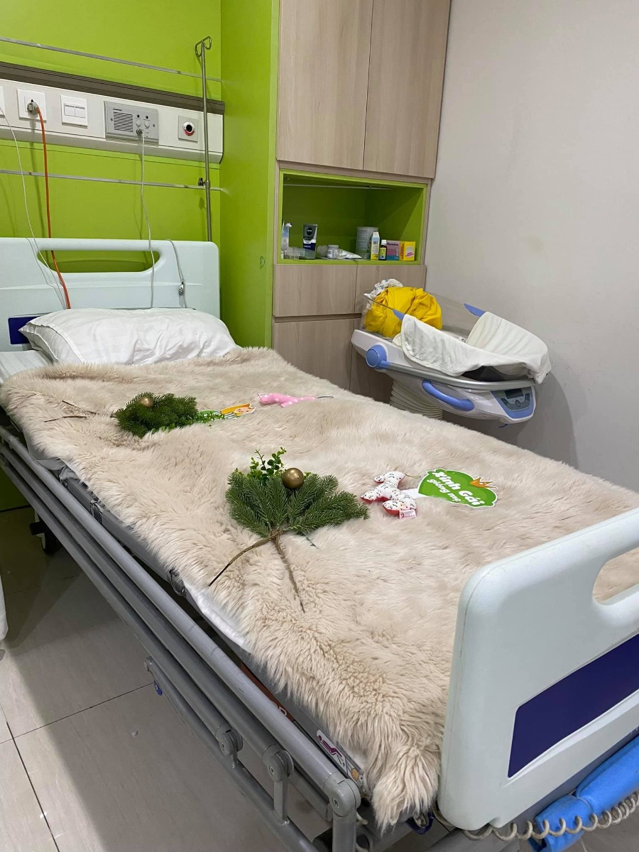 [Rì-viu sinh mổ Bảo Sơn]

Sau khi được trải nghiệm đủ cả sinh mổ và sinh thường thì em xin được phép kết luận: đối với em, sinh thường kinh khủng hơn các mẹ ưiii 😅
Lần 1 sinh thường ở Sản HN e khá ưng ý, cuộc đẻ được quan tâm và lúc nào bác sĩ em chọn cũng túc trực hỏi han. Tuy nhiên phòng sau sinh chật, khu dịch vụ cũng quá đông đúc nên cảm giác hơi ngộp. Viện công nhưng chi phí khu dv cũng khá cao (trên 20tr cho sinh thường), thủ tục thanh toán lâu nên chồng em phải chạy hơi vất 😅. Lần đầu sinh dễ nên lần 2 e quyết định "đi hưởng" ở viện tư 😆

A. Đăng kí

Em chọn Bảo Sơn vì ngay gần nhà (5' ra đến nơi) và còn gần cả Sản Hn, Nhi tw nên nếu có vấn đề gì thì chuyển viện cực nhanh 😝

Đến viện, nhìn cơ sở vật chất, đội ngũ đón tiếp và bề dày kinh nghiệm của y bác sĩ đầu ngành đỉnh quá nên em quyết định đăng kí trọn gói từ 12w luôn.

Được nhiều ưu đãi và giảm giá từ hội chợ nữa nên gói thăm khám từ 12w đến khi sinh xong của e chỉ còn trên dưới 20tr. Quá rẻeeeeee!!!
20tr ở đây ko chỉ để đi đẻ nhé ạ hihi

Khám và chăm sóc a-z từ thời điểm đăng kí gói cho đến khi sinh xong và tái khám sau sinh luôn. Vô cùng kinh tế 🥰

Cực kì thích bs siêu âm của BS, lần nào cũng kiên trì cho xem mặt e bé, chỉ rõ từng bộ phận và giải thích tỉ mỉ.

Mỗi lần đi khám còn được ăn uống no nê free bên khách sạn Bảo Sơn ngay cạnh nữa. Mê đồ ăn ở đây vô cùng, nhất là phở và và súp bí đỏ 😋
Cả thai kì em được bs Nguyễn Hữu Cốc - Nguyên Phó khoa đẻ viện Sản tw (Thầy thuốc ưu tú - Giảng viên cao cấp ĐH Y HN môn phụ sản) trực tiếp khám và sau là mổ đẻ cho e luôn 😝 Bác tuy lớn tuổi nhưng cực kì nhanh nhẹn và nhẹ nhàng, hỏi gì cũng kiên nhẫn trả lời bằng hết 😆

B. Đẻee!!!

Em bé Mơ siêu nghịch nên nhất định phải nằm ngang chứ ko chịu quay đầu 🤣

Trước mổ:

Em được bs giải thích về những nguy cơ đối với thai ngôi ngang nên quyết định mổ luôn chứ ko chờ đến khi chuyển dạ nữa. (Mọi người có thể gg search để thấy sự nguy hiểm khi thai nằm ngôi ngang ạ 🥲)
38w3d lên bàn mổ!

Trong mổ:

Thật sự ca mổ nhẹ tựa lông hồng, ko kinh khủng như những gì em đọc và tưởng tượng 🙂 Từ gây tê tuỷ sống, mổ, khâu đều rất nhẹ nhàng. Các bs và các cô hộ sinh cùng trò chuyện với em rôm rả trong phòng mổ nên thấy ko sợ tí nào. 

Sau mổ:

Sau khi mổ xong được chuyển về nằm hậu phẫu 4-6 tiếng đến khi cử động được chân thì về phòng với con. Trong lúc đó, chồng em ở tầng dưới đón con và da kề da liên tục chờ em về. Đây là dv e ưng ý nhất! Chứ ở viện Sản con được tiếp da với mẹ có tí tẹo 😣

Về khoản chăm sóc sau sinh thì điểm 10 lunnn 

Bấm chuông là các cô sang hỗ trợ tất tần tật từ thay bỉm, bế bé, pha sữa, thay quần áo bé, vệ sinh cho mẹ... Chính vì thế nên 2 vợ chồng chăm nhau nhàn tênh 🤣

Ngày nào bs sản và bs nhi cũng đảo qua thăm hỏi khám xét kĩ càng cho mẹ và bé 👍🏻 À vì e đẻ mổ nên còn có bs gây tê quan tâm đặc biệt nữa kiki. 

Chế độ ăn cho sản phụ ngày 4 bữa no ko thở được. Mà đồ ăn siêu siêu siêu ngon luôn ạ! Nhiều nhà còn xin ở lại thêm vì sợ về sớm cơm cữ ko ngon đc như cơm viện 😂

Em bé trước khi ra viện còn được tặng bộ ảnh newborn. Nói thật là ko đẹp lắm, (vì mẹ cháu cũng khá cầu kì chăm chút khoản chụp ảnh sống ảo cho các cháu nên thấy vậy) nhưng có chút kỉ niệm lưu lại khoảnh khắc cho con cũng thấy vui.

Sau sinh còn được tặng quà, tái khám free, khám dinh dưỡng free cho mẹ và bé trong 1 năm.

Nói chung là ưng tất tật các dv sau sinh của Bảo Sơn ^^ 

C. Thủ tục + chi phí

Tất cả các thủ tục ở đây đều nhanh gọn lẹ, việc của chồng em khi thanh toán chỉ là mang thẻ xuống quẹt chứ ko phải chạy khắp nơi như lần đầu 👍🏻

Chi phí:
Gói sinh thường từ 12w e đã thanh toán trước 20tr
Sau đó chuyển mổ +13tr chi phí chênh lệch
Sử dụng các dịch vụ sau sinh: giảm đau, plasma, sàng lọc, thuốc cho mẹ và bé sau khi xuất viện, một số khoản khác... 
BHYT trừ hơn 1tr
--- 
Tổng chi phí trên dưới 40tr cho 1 cuộc nghỉ dưỡng siêu ưng ý!
---
Lần này đẻ mổ thấy đỡ đau và khoẻ hơn lần 1 đẻ thường. Ngay sau khi xuất viện đã lên xuống cầu thang ok rồi ạ, chứ đẻ thường e lê lết cả tháng trời 😮‍💨

Mới đẻ hơi mất não nên chắc quên nhiều chi tiết, mẹ nào cần thêm thông tin cứ hỏi nhiệt tình nhé 😝