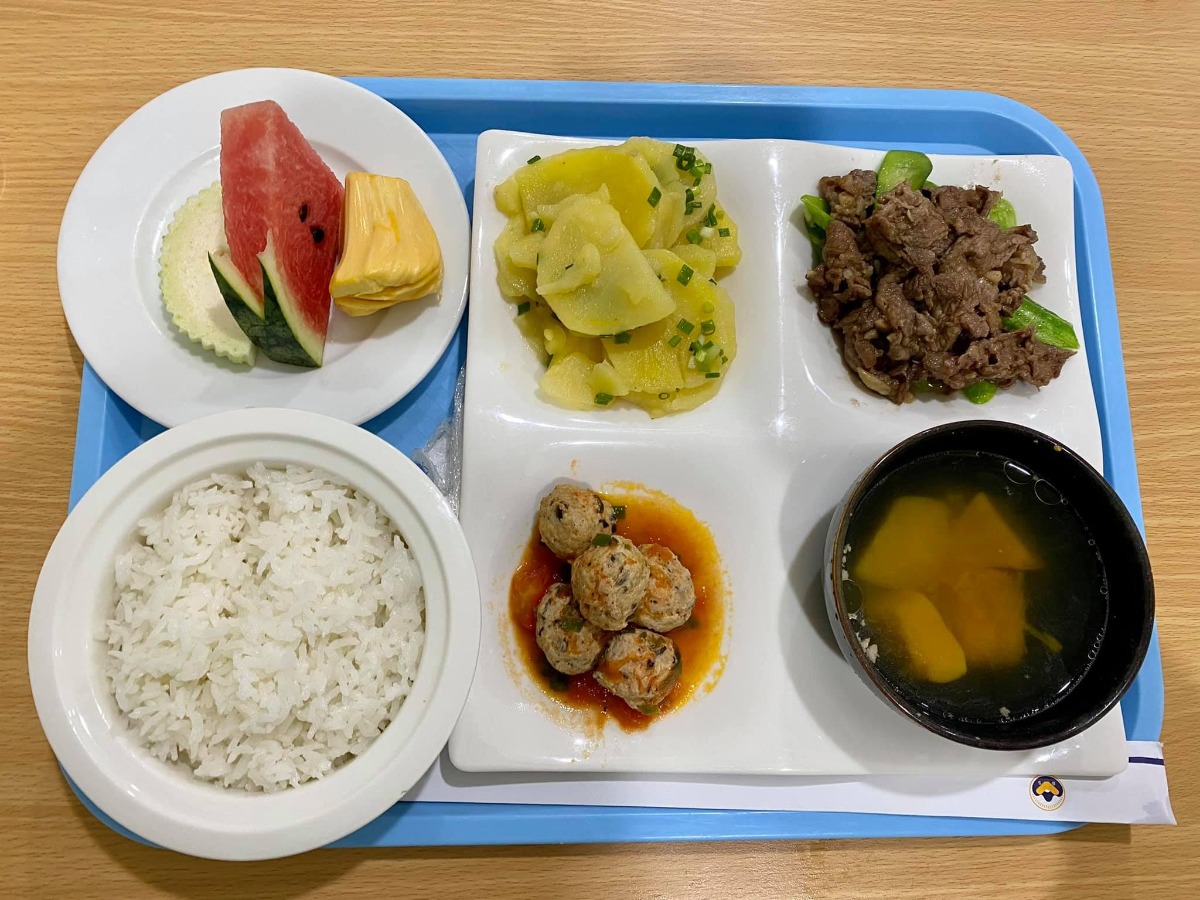 [Rì-viu sinh mổ Bảo Sơn]

Sau khi được trải nghiệm đủ cả sinh mổ và sinh thường thì em xin được phép kết luận: đối với em, sinh thường kinh khủng hơn các mẹ ưiii 😅
Lần 1 sinh thường ở Sản HN e khá ưng ý, cuộc đẻ được quan tâm và lúc nào bác sĩ em chọn cũng túc trực hỏi han. Tuy nhiên phòng sau sinh chật, khu dịch vụ cũng quá đông đúc nên cảm giác hơi ngộp. Viện công nhưng chi phí khu dv cũng khá cao (trên 20tr cho sinh thường), thủ tục thanh toán lâu nên chồng em phải chạy hơi vất 😅. Lần đầu sinh dễ nên lần 2 e quyết định "đi hưởng" ở viện tư 😆

A. Đăng kí

Em chọn Bảo Sơn vì ngay gần nhà (5' ra đến nơi) và còn gần cả Sản Hn, Nhi tw nên nếu có vấn đề gì thì chuyển viện cực nhanh 😝

Đến viện, nhìn cơ sở vật chất, đội ngũ đón tiếp và bề dày kinh nghiệm của y bác sĩ đầu ngành đỉnh quá nên em quyết định đăng kí trọn gói từ 12w luôn.

Được nhiều ưu đãi và giảm giá từ hội chợ nữa nên gói thăm khám từ 12w đến khi sinh xong của e chỉ còn trên dưới 20tr. Quá rẻeeeeee!!!
20tr ở đây ko chỉ để đi đẻ nhé ạ hihi

Khám và chăm sóc a-z từ thời điểm đăng kí gói cho đến khi sinh xong và tái khám sau sinh luôn. Vô cùng kinh tế 🥰

Cực kì thích bs siêu âm của BS, lần nào cũng kiên trì cho xem mặt e bé, chỉ rõ từng bộ phận và giải thích tỉ mỉ.

Mỗi lần đi khám còn được ăn uống no nê free bên khách sạn Bảo Sơn ngay cạnh nữa. Mê đồ ăn ở đây vô cùng, nhất là phở và và súp bí đỏ 😋
Cả thai kì em được bs Nguyễn Hữu Cốc - Nguyên Phó khoa đẻ viện Sản tw (Thầy thuốc ưu tú - Giảng viên cao cấp ĐH Y HN môn phụ sản) trực tiếp khám và sau là mổ đẻ cho e luôn 😝 Bác tuy lớn tuổi nhưng cực kì nhanh nhẹn và nhẹ nhàng, hỏi gì cũng kiên nhẫn trả lời bằng hết 😆

B. Đẻee!!!

Em bé Mơ siêu nghịch nên nhất định phải nằm ngang chứ ko chịu quay đầu 🤣

Trước mổ:

Em được bs giải thích về những nguy cơ đối với thai ngôi ngang nên quyết định mổ luôn chứ ko chờ đến khi chuyển dạ nữa. (Mọi người có thể gg search để thấy sự nguy hiểm khi thai nằm ngôi ngang ạ 🥲)
38w3d lên bàn mổ!

Trong mổ:

Thật sự ca mổ nhẹ tựa lông hồng, ko kinh khủng như những gì em đọc và tưởng tượng 🙂 Từ gây tê tuỷ sống, mổ, khâu đều rất nhẹ nhàng. Các bs và các cô hộ sinh cùng trò chuyện với em rôm rả trong phòng mổ nên thấy ko sợ tí nào. 

Sau mổ:

Sau khi mổ xong được chuyển về nằm hậu phẫu 4-6 tiếng đến khi cử động được chân thì về phòng với con. Trong lúc đó, chồng em ở tầng dưới đón con và da kề da liên tục chờ em về. Đây là dv e ưng ý nhất! Chứ ở viện Sản con được tiếp da với mẹ có tí tẹo 😣

Về khoản chăm sóc sau sinh thì điểm 10 lunnn 

Bấm chuông là các cô sang hỗ trợ tất tần tật từ thay bỉm, bế bé, pha sữa, thay quần áo bé, vệ sinh cho mẹ... Chính vì thế nên 2 vợ chồng chăm nhau nhàn tênh 🤣

Ngày nào bs sản và bs nhi cũng đảo qua thăm hỏi khám xét kĩ càng cho mẹ và bé 👍🏻 À vì e đẻ mổ nên còn có bs gây tê quan tâm đặc biệt nữa kiki. 

Chế độ ăn cho sản phụ ngày 4 bữa no ko thở được. Mà đồ ăn siêu siêu siêu ngon luôn ạ! Nhiều nhà còn xin ở lại thêm vì sợ về sớm cơm cữ ko ngon đc như cơm viện 😂

Em bé trước khi ra viện còn được tặng bộ ảnh newborn. Nói thật là ko đẹp lắm, (vì mẹ cháu cũng khá cầu kì chăm chút khoản chụp ảnh sống ảo cho các cháu nên thấy vậy) nhưng có chút kỉ niệm lưu lại khoảnh khắc cho con cũng thấy vui.

Sau sinh còn được tặng quà, tái khám free, khám dinh dưỡng free cho mẹ và bé trong 1 năm.

Nói chung là ưng tất tật các dv sau sinh của Bảo Sơn ^^ 

C. Thủ tục + chi phí

Tất cả các thủ tục ở đây đều nhanh gọn lẹ, việc của chồng em khi thanh toán chỉ là mang thẻ xuống quẹt chứ ko phải chạy khắp nơi như lần đầu 👍🏻

Chi phí:
Gói sinh thường từ 12w e đã thanh toán trước 20tr
Sau đó chuyển mổ +13tr chi phí chênh lệch
Sử dụng các dịch vụ sau sinh: giảm đau, plasma, sàng lọc, thuốc cho mẹ và bé sau khi xuất viện, một số khoản khác... 
BHYT trừ hơn 1tr
--- 
Tổng chi phí trên dưới 40tr cho 1 cuộc nghỉ dưỡng siêu ưng ý!
---
Lần này đẻ mổ thấy đỡ đau và khoẻ hơn lần 1 đẻ thường. Ngay sau khi xuất viện đã lên xuống cầu thang ok rồi ạ, chứ đẻ thường e lê lết cả tháng trời 😮‍💨

Mới đẻ hơi mất não nên chắc quên nhiều chi tiết, mẹ nào cần thêm thông tin cứ hỏi nhiệt tình nhé 😝