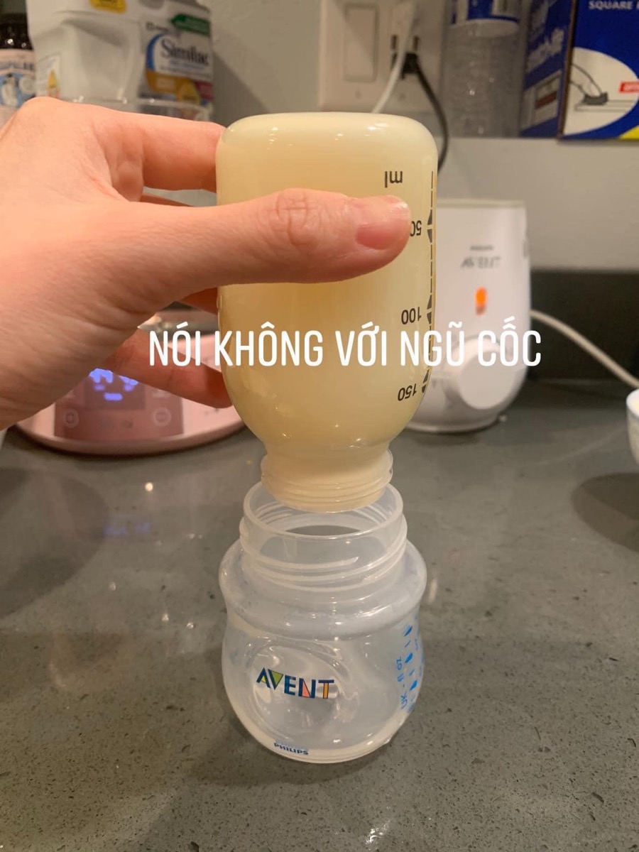 Để có nhiều sữa các mẹ cần lưu ý: Mom uống cây lợi sữa kết hợp hút ntn nhé Thời điểm hút sữa :  1. Sau khi cho bé bú thì hút thêm 10p để làm trống, kiệt bầu ngực,sữa nhanh về 2. 3-4h / 1 cữ có thể xê dịch Ko cần phải hút đúng cữ, tuỳ theo thời gian mẹ thoải mái nhất hãy hút, chênh nhau vài chục phút ksao. Vì khi phải cố hút đúng giờ trg khi giờ cbi hút sữa thì mẹ lại bận, từ đó sinh ra stress, lo lắng, nhìn sữa chưa về lại áp lực và nó ảnh hưởng trực tiếp tới qtrinh tiết sữa. Vì vậy hãy thoải mái lên ạ. - Lưu ý:  Mẹo khi dùng máy hút là bắt đầu hút sữa thì c masa nhẹ nhàng, cho phễu ôm sát bầu ngực, khi có sữa chảy xuống c chuyển qua nấc hút. Sữa chảy hết c lại quay về masa. Đổi đi đổi lại trong 30p như thế sẽ tăng được phản xạ xuống sữa c a - Lưu Ý:   - Đối với trường hợp chị hút máy trong thời gian kích, Thì không nên để sữa trong ngực quá 4h. Vì như vậy ngực sẽ căng và cơ thể sẽ hiểu rằng con không cần sữa nữa và sẽ tiết sữa giảm đi - Còn trong trường hợp con ti mẹ trực tiếp thì mình có thể để sữa trong ngực lâu hơn. Bởi vì khi con da kề da với mẹ, Cơ thể mẹ đã hiểu được nhu cầu ăn của con và chỉ cần cho con bú đúng khớp thì lượng sữa sẽ về đủ với lượng con ăn