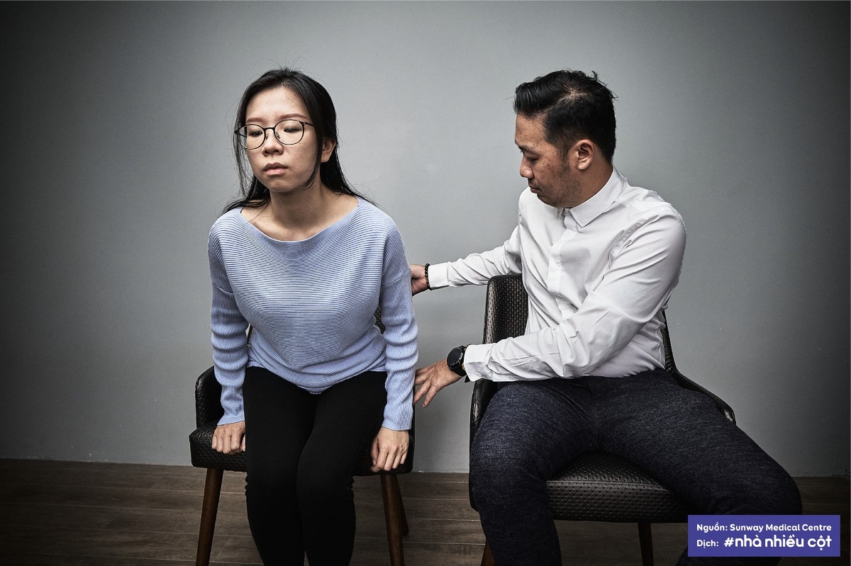 ÁP LỰC KHI CÓ CON

Khi một đứa trẻ được sinh ra, mọi người đều chúc phúc và ăn mừng. Người ta nói trở thành cha mẹ là một niềm hạnh phúc lớn, là cột mốc thiêng liêng đặc biệt trong cuộc đời mỗi người. Nhưng liệu có mấy ai nói về áp lực khi trở thành cha mẹ?

Nếu bạn và người bạn đời đã từng trải qua những trận khẩu chiến sau khi sinh con, các bạn không đơn độc. Càng được đặt vào nhiều mối quan hệ ràng buộc, chúng ta càng dễ cảm thấy quá tải bởi những trách nhiệm đi kèm. Hơn nữa, thật không dễ dàng gì khi đặt mình vào vị trí của người khác để hiểu cảm giác của đối phương. Nhất là khi chính bạn cũng đang cảm thấy áp lực bởi những trọng trách phải gồng gánh trên vai.

“Đó không phải là trò chơi đổ lỗi cho đối phương”

“Đó là về những áp lực khi chúng tôi trở thành cha mẹ”

Cùng nhau nói ra những khó khăn, cùng nhau chia sẻ cảm xúc và suy nghĩ có lẽ chính là bước đầu tiên để các cặp đôi có thể bắt đầu lắng nghe, thấu hiểu lẫn nhau. Có thấu hiểu ta mới biết thương nhau hơn, thông cảm được cho nhau.