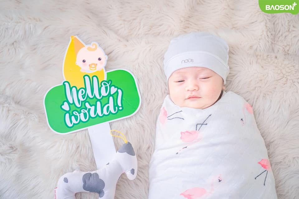 👏 Review đi đẻ ở bệnh viện Bảo Sơn 👏

Chào các mẹ, mình sinh bé được 2 tháng rồi mà hôm nay mới có thời gian review về Bảo Sơn đc. Mình viết khá dài nhưng sẽ cố gắng mạch lạc nhất có thể để các mẹ tiện tham khảo ạ.

0️⃣ VỀ CHI PHÍ

Mình đăng ký gói sinh thường năm 2020 và được khuyến mại khoảng 20% gì đó ko nhớ rõ, nên ban đầu mình trả tầm 19tr.

Sau đó vì mình quyết định mổ gấp (vẫn trong giờ hc) nên trả thêm 13tr là tiền chênh giữa gói mổ và gói thường.

Nếu mom nào muốn chuyển mổ mà ko gấp thì nên đky lên gói mổ trước tầm 1 2 ngày thì được hưởng khuyến mại như lúc đky gói (vd nếu mình đky mổ trước 1 ngày thì ko phải trả 13tr mà chỉ trả 10.4tr thôi).
Các mẹ ib cho đội CSKH để biết các chi phí mới nhất nhé ạ.

1️⃣ VỀ CHĂM SÓC KHÁCH HÀNG 

Riêng khoản này mình đánh giá 5* không chê vào đâu.
Mình tham gia hội thảo đợt đầu tháng 11/2020 để xem viện thế nào. Song hôm đó, chưa ngồi được nửa buổi thì bụng mình bỗng đau tức dữ dội, nên mình định qua viện khám luôn. Rất cảm động vì chị CSKH dìu mình qua viện và nhờ bác Cốc khám miễn phí, bác còn lấy cả giấy bút ra vẽ phác hình dạng cổ tử cung để giải thích. Hôm đó mình đã cọc luôn gói 12w và ra về với 1 túi rất nhiều quà cho mẹ và bé mà ai đến hội thảo cũng có. Nghĩ lại có khi em bé thúc mẹ chốt deal nên mới tự nhiên đau bụng như thế ^^

Sau khi chốt gói 12w, những lúc phát sinh vấn đề gì không kịp ra viện, mình hay làm phiền chị Thảo CSKH hỏi bác sĩ hộ, từ việc check đơn thuốc đau răng có an toàn không, đều được hỗ trợ rất nhiệt tình. Về sau có vấn đề sức khỏe mình alo thẳng bác Cốc, bác Phê luôn, kể cả nửa đêm. Ngoài ra cứ thi thoảng thắc mắc gì lại ib chị Thảo đều được giải đáp cặn kẽ.

Viện cũng gọi điện/sms báo lịch khám định kỳ và tư vấn nên đi hôm nào đỡ đông.

2️⃣ VỀ KHÁM THAI

Khám thai chủ yếu liên quan đến: siêu âm, làm xét nghiệm, đọc kết quả, tư vấn dinh dưỡng,... Vì mình may mắn có một thai kỳ khỏe mạnh nên chỉ tập trung review siêu âm và tư vấn dinh dưỡng thôi ạ.

À trước tiên mình sẽ trả lời câu hỏi này của nhiều mẹ:

👉BẢO SƠN CÓ ĐÔNG KHÔNG VÀ NÊN ĐI KHÁM GIỜ NÀO?

Cuối 2020 mình đi thì viện hầu như chỉ đông sáng thứ hai hàng tuần, nhưng từ giữa 2021 mình thấy lượng khách tăng mạnh, sáng nào cũng đông, ngồi full tầng 3 luôn (tốt cho viện nhưng mình thì ko thích ^^). BS đông nhất vào buổi sáng (cũng như nhiều viện khác thôi), nên các mẹ nếu không có xét nghiệm quan trọng thì có thể đi vào đầu giờ chiều sẽ rất vắng. Buổi chiều thì nên đến muộn nhất lúc 3h thôi ạ.

👉SIÊU ÂM

Mạnh tay vote 5* cho bs Thảo, nhẹ tay vote 2* cho bs khác.
5* cho bác Thảo vì nhẹ nhàng, bác xưng “mình” nghe rất yêu, đặc biệt là siêu âm rất kĩ, chỉ cho mình từng bộ phận của con kèm giải thích (hôm cuối hứng lên bác soi cả 2 chiếc lỗ mũi của con hihi). Các thông số cũng khá chuẩn, cân nặng con mình chỉ lệch 1 lạng.

Bs khác: Nếu viện đông quá hoặc bác Thảo đi vắng thì viện sẽ sắp xếp cho mình siêu âm với bs Tuấn hoặc bs Hoàng. Mình đoán là 2 bs này ko chuyên khoa sản, và máy siêu âm tầng 1 thì cũ. Bs Hoàng chụp phần não thất bên trái không đúng (9.6mm) và kết luận con mình bị giãn não thất (trong khi mình chụp lại nơi khác và sau này bs Thảo siêu âm lại chỉ tầm 7-8mm, mà kể cả chụp đúng thì trên 10mm mới được kết luận là giãn); cân nặng còn bị chênh tới 3 lạng. Bs Tuấn cũng chụp mình ngay trước sinh và kêu đầu cháu to (giọng kiểu khá nghiêm trọng) trong khi lưỡng đỉnh 96mm vẫn trong phạm vi bình thường. Đây là điểm mình ko hài lòng nhất, và sau này trước khi đến khám mình luôn gọi hotline hỏi trước là hôm nay ai siêu âm, đến viện có đông mình cũng ráng chờ để vào siêu âm bs Thảo.

Note thêm chút, như các mẹ đã biết thì sau 32w ko sâ 5D nữa, nhưng sẽ chụp ảnh màu mặt con lúc 36w làm hồ sơ sinh, và lần khám cuối mình có nhờ bsi chụp cho xem mặt con nữa, nên trước khi về bsi dừng hình tivi để mình lấy điện thoại chụp lại. Nếu các mẹ thấy ko phiền và viện ko đông thì có thể nhờ bác ạ.

👉TƯ VẤN DINH DƯỠNG

Nhiều mom thắc mắc là ko đc gặp bsi tư vấn dinh dưỡng thì mình xác nhận là cái này ko có trong lộ trình thăm khám thông thường, mẹ nào có nhu cầu thì mới gặp bsi Lan (cạnh phòng lấy  nước tiểu và đọc kết quả).

Bsi Lan nhiệt tình, kê cho mình chế độ ăn uống chi tiết, phù hợp với thể trạng.

Mình chỉ ko thích việc kê thuốc bổ quá liều. Nếu mẹ nào khắt khe về khoản này giống mình thì nên cân nhắc kỹ trước khi mua thuốc bổ theo chỉ định của bs. Như mình uống Procare đã đủ acid folic, nhưng viên sắt Coo Newcare viện kê cũng có 600mcg acid folic, chưa kể bác kê thêm cả  viên cũng 600mcg uống hàng ngày nữa. Mình có hỏi thì bác bảo ko sao, nhưng các mẹ có thể search Gg để tham khảo thêm.

👉ĂN NHẸ MỖI LẦN KHÁM

Khoản này siêu thích và chắc là ưu đãi độc nhất của BS so với các viện khác ạ. Mỗi lần đi khám theo gói mình đều xơi ngon lành súp bí ngô ngon lắm luôn. Menu còn có cháo, bánh mì, phở gà,... cũng ngon. Nhà hàng của ks có view và decor cũng đẹp nữa.

3️⃣ SINH MỔ & GIẢM ĐAU

👉TRẢI NGHIỆM SINH MỔ

Trước tiên, mình khẳng định là BS rất khuyến khích sinh thường, kể cả đã quá ngày dự sinh mấy ngày. Như mình 40w5d bác Phê khám trong bấm ối cho ra máu để kích thích cơn gò, nhưng sau mình chuyển mổ vì quá ngày dự sinh sẽ phải đi khám liên tục đâm ra mệt mỏi, sốt ruột quá.

Toàn bộ khâu chuẩn bị diễn ra rất nhanh, chỉ trong 20p là mình từ phòng khám tầng 3 leo lên bàn mổ. Trong khoảng 20p đó, mình thay váy, thụt phân, ký cam kết mổ và quyết định luôn có dùng giảm đau bằng bơm truyền tự động ko.

Ko biết các mẹ khác thế nào nhưng mình khá phê lúc thụt phân vì cả thai kì mình bị táo bón =)) Có 1 xi lanh bơm thuốc vào hậu môn và chỉ sau 1-2p là mình đi ngoài được cạn kiệt, ko chút đau đớn.

Trong lúc đó, chồng mình được nghe hướng dẫn làm da tiếp da, đi tắm sạch sẽ, nằm nghiêng ráo nước, chờ con về.

Thụt phân và ký giấy tờ xong là mình được đẩy lên phòng mổ trên tầng 7. Trong 10-15p đợi bác Phê vào mổ thì ekip buôn chuyện huyên náo lắm, liên tục hỏi mình cho mình đỡ lo và đảm bảo mình đang tỉnh táo. Sau đó lần lượt 2 mũi tiêm liền nhau - gây tê tủy sống và giảm đau bằng bơm truyền tự động, hơi buốt một chút. Khoảng 5p sau thuốc ngấm, một tấm vải che để mình không nhìn được xuống dưới. Nhưng qua chiếc đèn rọi, mình nhìn được cái bụng mình đang phản chiếu lên đó dù không rõ lắm. Rồi bắt đầu cảm giác các bác cứ giằng xé và véo cái bụng mình trong vài phút, sau đỉnh điểm là tức bụng đến mức hơi khó thở trong khoảng 10s và vẫn qua chiếc đèn mình thấy nước ối được bơm ra. Chỉ trong 5p con mình đã chào đời rồi, mình được hôn con 1 lúc rồi con được cho đi da tiếp da với bố. Sau đấy là màn khâu vết mổ, vẫn qua chiếc đèn rọi, mình thấy tay bác Phê khâu điêu luyện và tiếng chỉ khâu vào bụng nghe tách tách vui tai phết.

Mình nằm phòng hồi sức khá lâu, phải tầm 3 tiếng mới nhấc được hai chân và hông lên (nếu hết thuốc tê nhanh hơn thì nhanh được về với con hơn hay sao ấy). Nhưng có lẽ nhờ vậy mà chồng mình được nằm da tiếp da với con cũng tận 3 tiếng đó. Phòng nằm da tiếp da là một phòng riêng ở tầng 5 chứ ko bị tính vào thời gian nhận phòng.
Khi mình về phòng thì bắt đầu tính thời gian nhận phòng, được bàn giao đồ đạc. Vài tiếng sau thì rút ống thông tiểu và bắt đầu tập đi lại.
Trước ngày ra viện các mẹ sẽ được siêu âm lại ổ bụng ạ.

👉GIẢM ĐAU KHI SINH MỔ

Mình dùng giảm đau bằng bơm truyền tự động. Cái này tính phí ngoài khoảng 3 triệu và phải quyết định luôn trước khi mổ vì nó được tiêm vào lưng ngay sau mũi gây tê tủy sống. Các mẹ nên tìm hiểu luôn, kể cả ai từ đầu định đẻ thường như mình, vì nếu phải phát sinh mổ thì mình cũng dễ quyết định.

Về cơ bản bơm truyền tự động như mình truyền nước lúc sốt ạ, trong khoảng 48h lúc nào cũng đeo theo người, nhưng xịn xò ở cái là lúc nào đau quá thì bấm 1 cái nút để tăng lượng thuốc thêm chút, sẽ thấy mát mát ở lưng là thuốc về. 

Mình chỉ ko thích vì cái chai khá nặng và vướng, có lúc mình đứng dậy đi wc, làm rơi vỡ luôn cái vỏ chai và mũi kim bị động nên đau.

Mặc dù dùng giảm đau thì chắc chắn đỡ đau, nhưng có lẽ do cơ địa nên mình vẫn đau ko ngủ nổi và phải xin thêm viên giảm đau nhét vào hậu môn (viên này free, cứ đau là gọi y tá họ đặt cho, mà viên này đút vào thấy nhẹ ngay). Đến tận hôm ra viện, lưng mình vẫn còng xuống và chân thì líu ríu vì đau quá, về nhà tầm 10 ngày mới đi lại bình thường được.

4️⃣ VỀ CHĂM SÓC KHI LƯU VIỆN

👉TIỆN NGHI TRONG PHÒNG

Điều hòa: viện khuyến cáo bật 28 độ nhưng đẻ xong mình vã mồ hôi liên tục nên có lúc phải hạ xuống 26 độ, quấn con ấm là được. Mẹ nào nằm phía trong gần điều hòa thì mát, còn nằm gần cửa ra vào phải kéo giường dịch ra thẳng cửa gió điều hòa mới mát.

Người nhà nằm giường gấp, đệm bọc da, giường này trông lịch sự nhưng rất nặng với thành giường hơi vướng. Ngoài ra, viện ko phát chăn cho người nhà, điểm này mình ko hài lòng một chút vì đêm mẹ mình lạnh, phải nhờ người mang chăn vào, nên lúc ra viện lại tay xách nách mang.

Tủ quần áo có mắc áo cao đến trần nhà nên mình không treo được 🙁
Viện đã thay toàn bộ đệm cứng cho sản phụ từ đợt giữa tháng 6
WC bên ngoài nên nếu nói là phòng khép kín thì ko đúng lắm, nhưng viện nhỏ nên đi vài bước chân là tới.

👉ĐỒ DÙNG CÁ NHÂN

Phát một lần: bỉm Caryn cho mẹ & bỉm Moony cho bé (đủ dùng); 1 túi khăn ướt Mamamy 100c (đủ dùng); 1 cốc nhựa; 1 bàn chải; nước muối, Betadine (để y tá vệ sinh hàng ngày),

Thay hằng ngày: váy mẹ, full set quần áo cho bé.
Viện có sẵn: Sữa Hipp, bình sữa, máy tiệt trùng

=> Các mẹ nên mang theo: 
- quần áo cho mẹ và con khi ra viện; 
- máy hút sữa (mình ko mang, sữa về chậm ko có dụng cụ kích, dễ bị cương lên thành tắc)
- khăn sữa khoảng 5c (như con mình thì 1c của viện hàng ngày là ko đủ)
- bàn chải, kem đánh răng cho người nhà
- KHÔNG cần mang quần lót giấy hay bvs Mama vì ở viện đóng bỉm Caryn
- kem hăm (nên có để các cô bôi luôn ở viện khi tắm)
- viện kê VitaminD3+K, nước muối sinh lý Fysoline, kem hăm, sữa tắm, lotion dưỡng da của Mustela. Các mẹ có thể chủ động mua trước hoặc mua loại khác. Sữa tắm và lotion nếu mua thì về nhà mới dùng, còn những loại kia mình tự dùng luôn cho bé từ hôm thứ 2 ở viện.
- sữa tươi không đường (bs dinh dưỡng khuyến khích uống ấm để sữa nhanh về, ko nên uống sữa đặc kiểu sữa Ông Thọ)

👉CHĂM SÓC MẸ & BÉ

Hàng ngày có các bác sĩ thăm khám thường xuyên; Vệ sinh vùng kín và thay bỉm cho mẹ 2 lần/ngày vào sáng, chiều (mẹ thấy bẩn thì gọi vào thay thêm); Thay ga giường, lót chống thấm, thay váy mẹ, tắm bé 1 lần/ngày vào sáng; Tiêm kháng sinh: 2 lần/ngày vào sáng, chiều.
Bé được tiêm Vitamin K và tiêm phòng viêm gan B (trc khi tiêm vgB y tá sẽ đến tận giường cho mình check lọ vaccine rồi con được đi tiêm).
Bsi tư vấn các gói sàng lọc sau sinh cho con

Đồ ăn: sản phụ ngày 4 bữa, chọn menu từ tối hôm trước. Cơm cũng dễ ăn và no căng bụng, nhưng có những món làm từ đồ đông lạnh thấy rõ luôn. Người nhà được phát voucher ăn sáng bên khách sạn (mình ko up phòng riêng nên ko có cơm ng nhà).

Về đội ngũ y tá mình đánh giá mọi người đều rất nhiệt tình nhưng trình độ thì không tương đương nhau. Mẹ nào sinh mổ rồi sẽ nhớ có một van nhựa màu hồng mình giữ ở tay 2-3 ngày để tiêm thuốc. Mỗi khi thuốc kháng sinh vào mình đau buốt dữ dội nhưng họ kêu mình chịu đau kém, đến khi 2 mũi tiêm cuối có 1 chị y tá mới nói chỗ van hồng đó đã bị lệch ven và tiêm vào mu bàn tay thì mình ko hề đau tí nào luôn 🙁 nên nếu mẹ nào thấy buốt một cách bất thường thì cứ mạnh dạn ý kiến ạ.

Sữa mẹ: cô Sinh lực điền và các chị rất nhiệt tình nặn sữa giúp mình, đến ngày thứ 2 mình có chút sữa non, nhưng em bé nhà mình ko ngậm được ti mẹ. Nếu lúc đó các cô chỉnh giúp mình tư thế bú và khớp ngậm luôn thì tốt quá, mong là các mẹ sau sẽ được hỗ trợ thêm khoản này.
Sữa công thức: các cô ưu tiên cho bé bú mẹ và cố gắng hạn chế sữa ngoài nhưng có lúc hơi cực đoan, mình nói vậy vì bé nhà mình có lúc đói cáu gắt đỏ tím mặt vì mãi ko ti đc mẹ nhưng có bs nào đó bảo cứ cho ti mẹ đi nên các chị y tá cũng ko dám pha sữa ngay. Viện dùng bình Pigeon có van chống sặc cũng khá ổn, dùng xong các cô tiệt trùng giúp luôn.

  👉 RA VIỆN

Nhận quà của bv (mình có balo, bỉm, miếng lót thấm sữa, sữa Hipp)
Có người đến nhắc nộp giấy tờ để thanh toán, claim bảo hiểm và làm giấy chứng sinh cho con. 
Con đc phát sổ tiêm chủng 
Cảm động vì lúc ra về còn có y tá đi theo cầm đồ giúp và tiễn ra tận xe nữa.

5️⃣ VỀ TÁI KHÁM SAU SINH & ẢNH NEWBORN

👉TÁI KHÁM

Được tái khám miễn phí trong 1 tháng sau sinh cho mẹ và bé. 
Con được khám nhi trên tầng 6, đo cân nặng, chiều cao, xem có biểu hiện bệnh lý gì không, tư vấn ăn ngủ,... Ở BS ko đo vòng đầu của con.
Mẹ được siêu âm lại xem tử cung còn dịch ko, vết mổ ổn chưa,... và khám với bác sĩ. Tuy nhiên hôm mình đi khám, sau khi siêu âm xong, gặp cô Sinh với bác Cốc ko biết đang vội gì mà chỉ cho mình vào phòng xem vết mổ lành chưa và hỏi còn sản dịch ko, xong 2 người đi luôn. Mong các mẹ sau sẽ được khám kỹ hơn.

👉ẢNH NEWBORN

Nếu lúc sinh chưa chụp bộ ảnh newborn thì sẽ chụp trong phòng khám nhi luôn. Quần áo của mình, còn concept thì tùy theo ekip chứ mình ko được chọn. Viện ko trả ảnh gốc mà chỉ trả files đã chỉnh sửa rồi, chỉnh màu hơi quá nhưng mình thấy cũng đẹp, góc chụp khá đa dạng.

6️⃣ LỜI KHUYÊN CHO CÁC MẸ

Hãy ghi nhớ quyền lợi của mình và chính sách của viện, đừng ngại hỏi nếu có quyền lợi nào chưa được dùng đến hoặc viện ko đề cập đến, như da tiếp da (nếu mình ko chủ động đăng ký thì họ sẽ ko hỏi bố đâu để cho tiếp da với con), xác nhận giờ checkout phòng (hỏi trước để chủ động dọn đồ và làm thủ tục xuất viện), chiếu plasma theo ưu đãi, nhắc chụp newborn,... Mình đã chứng kiến các mẹ cùng phòng và tái khám rồi vẫn ko biết mình được hưởng những gì, hoặc ko thấy viện nhắc là bỏ qua luôn, như vậy thiệt cho mình lắm ạ.

------

Mình tạm gác lại bài chia sẻ ở đây. Mặc dù trải nghiệm ko hoàn toàn trọn vẹn nhưng mình thấy vẫn ổn và đúng đắn khi chọn BS và sẽ cân nhắc lại ở tập 2 ^^ Chúc các mẹ và các bé luôn khỏe mạnh và happy với BS ạ.