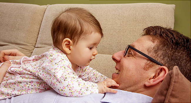 TUMMY TIME - TẬP NẰM SẤP - “BÀI TẬP VÀNG” CHO TRẺ SƠ SINH

Các mẹ đã từng nghe đến Tummy time - tập nằm sấp cho trẻ sơ sinh chưa ạ? Đây là một trong những kĩ năng đầu đời mẹ nên tập cho bé vì rất nhiều lợi ích như: 

- Não: Phát triển, đẩy nhanh khả năng nhận thức và phân tích trong cấu trúc sâu của não bộ. 
- Đầu: Phối hợp tốt với lưng và tay trong chuỗi phát triển cấu trúc sâu não bộ và ngăn đầu bẹp/méo/rụng tóc
- Mắt: Tăng khả năng tập trung và mở rộng khổ nhìn 
- Cổ: Cơ cổ phát triển linh hoạt, phối hợp tốt với mắt khi muốn di chuyển tầm nhìn 
- Lưng: Phát triển cơ và hỗ trợ uốn dáng thẳng, căn chỉnh khung xương linh hoạt để dẻo dai khi lớn lên 
- Cánh tay: Tăng sức cho cánh tay để có khả năng chống đỡ cơ thể, trườn bò tốt 
- Chân: Phát triển nhóm cơ ở chân phục vụ cho kỹ năng bò và đi lại 
- Bàn tay: Tăng tính linh hoạt sử dụng các ngón tay trong chống đỡ và cầm nắm  
- Bụng: Tiêu hóa tốt hơn, tránh được tình trạng đầy hơi táo bón 
- Hông: Phát triển cơ hông và tăng phối hợp với chân

Và dưới đây là 3 bài viết giúp mẹ hiểu rõ nhất về Tummy time và cách ứng dụng an toàn cho bé ngay từ những ngày đầu mới sinh. 

1. Cách tập cho bé nằm sấp qua video  >>> https://mamibabi.com.vn/news/786/tummy-time-newborn-bai-tap-vang-giup-tre-so-sinh-thong-minh-va-linh-hoat  

2. Tummy time và 6 kiến thức quan trọng mẹ phải biết >>> https://mamibabi.com.vn/news/772/tummy-time-6-kien-thuc-quan-trong-me-nhat-dinh-phai-biet 

3. 20 cách Tummy time hay nhất cho trẻ sơ sinh >>> ​​https://mamibabi.com.vn/news/773/tong-hop-20-cach-thuc-hien-tummy-time-hay-nhat-cho-tre-so-sinh 

#tummytime #giaoducsom #thongminhsom #vandongsom