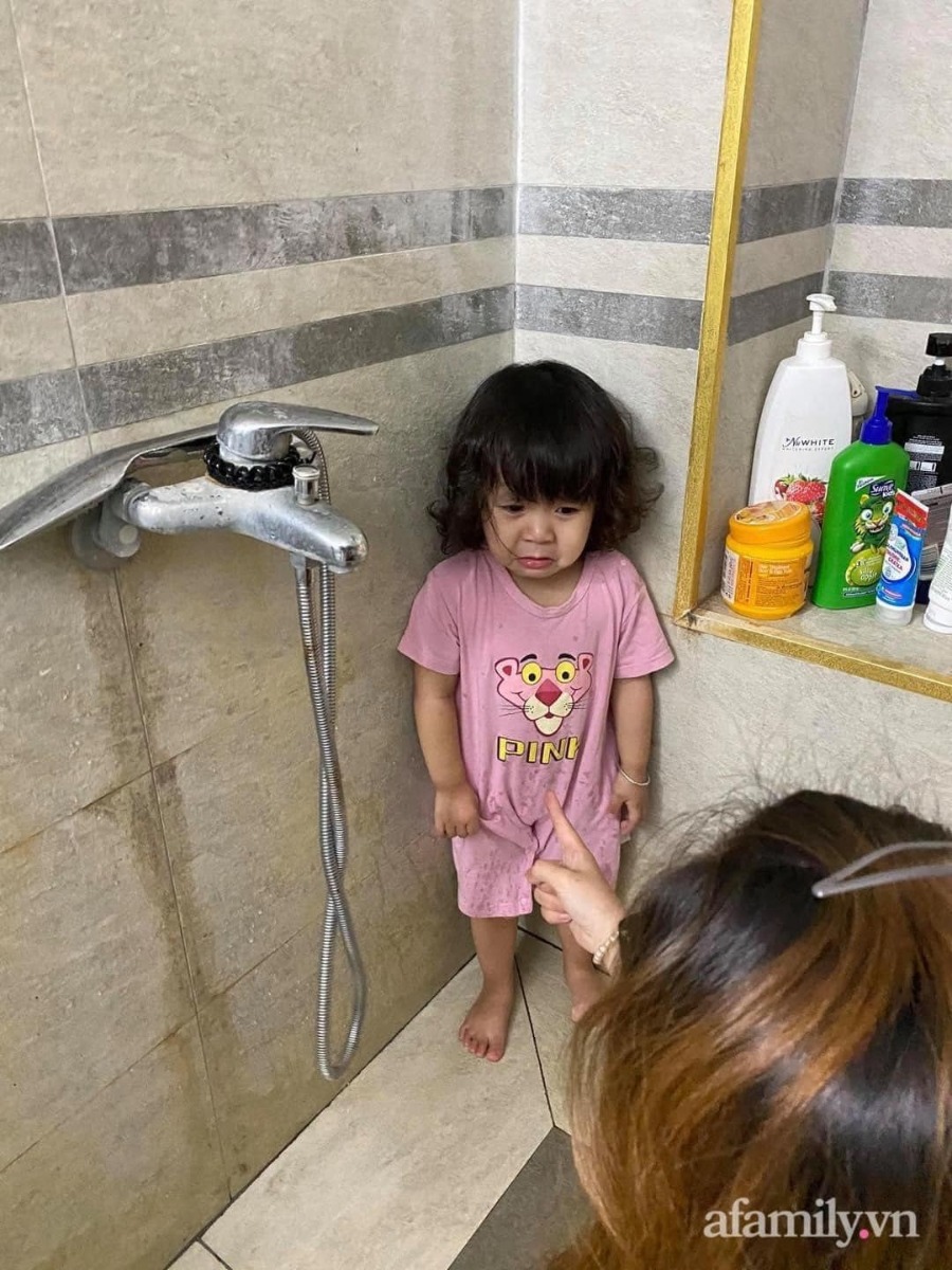 “ĐẶC SẢN” CỦA NHÀ CÓ CON NHỎ MÙA GIÃN CÁCH 😀😀
Ngày vài trận đòn, gào thét khản cổ. 😭