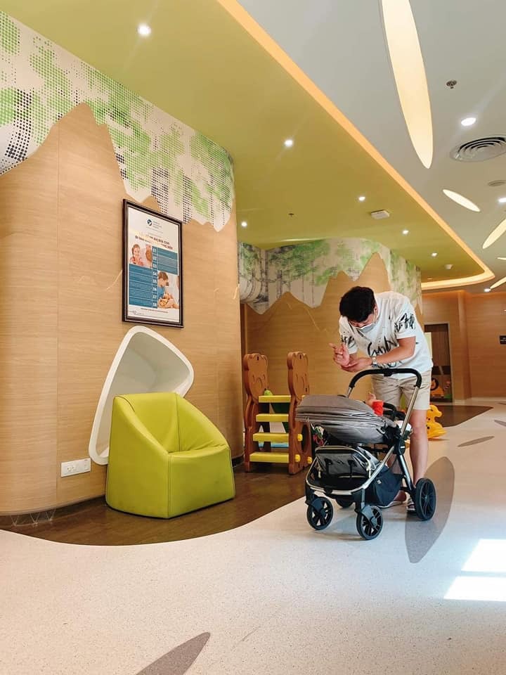 Review sinh ở bệnh viện quốc tế mỹ

Nhiều Bạn Nhắn Tin Hỏi Hoa Sanh AIH Có Tốt Không ? Hôm Nay Rảnh Ngồi Review Cho các Bạn Co Ý Định Sinh AIH Ạ.
 Hoa Dự Sanh 5/12 Nhưng Sanh Sớm Hơn Dự Định 8/11 Đã Vỡ Ối Rồi Trong Khi lúc Đó Mình Mẹ Em Mình chưa Lên Kịp. 6 h sáng Vỡ Ối Bắt Xe Qua Benh Viện, Không Chuẩn Bị trước Gì Cả Minh Đi Người Không , Bệnh Viện Nhận Ca Của Mình K co Giấy tờ Người Thân Gì Hết ( Khúc Này Mẹ Mình Đang Bật Đèn Ưu tiên Chạy qua Bệnh viện 😂) Đây La Điểm Cộng Cho bệnh Viện cho mình lên Phòng chờ sanh luôn trong khi chưa ứng viện lần nào, Bác Sĩ Y Tá Vẫn Rất ân Cần với Bệnh Nhân ❤️
♥Về Bác Sĩ , Điều Dưỡng
 Mình Lên Phòng Chờ Sanh lúc 7 h sáng, Y tá Bác Sĩ Vãn liên tục ra vào thăm nom minh ( Nửa Tiếng sau mẹ, Chồng Minh mới Lên tới) Làm Thủ Tục Ứng Viện. Bạn Gấu Nhà Mình Hơi Lì 8 h tối mới chịu ra.
♥Về Phòng sanh 
Sạch Sẽ, Đẹp Đẽ 😀, Mình Chọn Phòng Sanh 4 In 1 Gọi Bác Sĩ Riêng , Mình Gọi Bác Hiền , Bệnh Viện Sẽ Liên Hệ Với Bác Khi Bạn Yêu Cầu. lúc Sanh bác Sĩ Y tá Vui Vẻ dạy Cách lấy hơi để rặn, Mình chịu đau dở nên Gây Tê Màng cứng ,không biết các m thì sao chứ bác gây tê màng cứng cho mình ko đau nè, thế là 3 hơi rặn là ra em Gấu. mình Chỉ bị đau lúc cơn gò lên mạnh. Sanh Xong Bác Còn chụp Cho Cái Hình Làm Kỉ niệm Vì Trường Hợp Của Em Gấu Bác Nói Đỡ Được Ca Này Bác Rất Vui Thấy Gia đình rất may mắn Vì Mình Bị Nhau Tiền đạo ma lúc Bầu không phát Hiện.Khám Hậu Sản Sau sinh Tính Tiền Trong Gói Sinh luon ạ, Sau Sanh Được Đội Ngũ bệnh Viện Đến Tặng quà cho bé ạ .
♥️Về Đồ Ăn 
Ngày 3 Bữa Chính , 2 Bữa Phụ Đầy Đủ Dinh Dưỡng Cho sản Phụ, Được Chọn Món Á Hoặc Món Âu. Đồ Ăn Với Mình Là Ngon Chỉ Chờ Tới Bữa Ăn Thôi.😌
♥️ Tổng Thiệt Hại 
Con Mình Sinh sớm mình ở lại thêm ngày, Từ ngày 8/11 -12/11 Là 65 Triệu. ( Chi tiết Dưới Hình Nè)
❤️❤️❤️TỔNG QUAN : Benh vien Dịch Vụ Tốt , Bác Sĩ Ân Cần Nhẹ Nhàng  từ Từ dũ Các bệnh viện lớn hơn 10 năm Kinh nghiệm mới được tuyển , phòng ốc sạch sẽ đẹp đẽ, Có Cái Gội Đầu tự gội nha các Mom 😂600k/ lần Gội .
Nhìn chung Đáng Đồng tiền bỏ ra , Kết là ráng làm kiếm tiền tập 2 vào đây đẻ nữa 🥰

Nguồn #ngọc_hoa