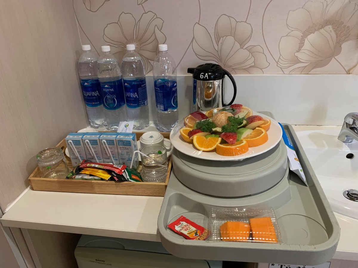 [Góc review Bệnh Viện Quốc Tế Hạnh Phúc] 

Tại trong đây có đúng 2 vợ chồng với nhau nên mình phải tìm hiểu từ A đến Z nên mới có bài review này chứ có ông bà nội ngoại lo thì mình chắc cũng ko biết gì luôn. 😅

Đúng ra là ban đầu mình ko biết đến bệnh viện này đâu, loanh quanh Vinmec với Việt Pháp, Từ Dũ. Nhưng đến khi tìm hiểu thì mới thấy nó đáng tiền ae ạ, nó chỉ đắt hơn Vin tí ti thôi nhưng sắt ra miếng.

Nói về chất lượng thì top Sài Gòn rồi từ đội ngũ bác sĩ cho đến chuyên môn và luôn áp dụng công nghệ mới nhất. Còn dịch vụ thì chả khác gì book phòng trên agoda có cả phòng view sông nữa. 🤣

Mình thì được vào phòng mổ cùng với vợ thì thấy riêng ekip đã hơn 10 người hỗ trợ liên tục cùng với bác sĩ mổ và cũng may đợt này mình book được bác Đức trưởng khoa nên yên tâm hẳn. Rồi trong phòng mổ còn được nghe nhạc thư giãn nữa, bác sĩ bật mấy bài về mẹ nghe cảm động lắm luôn hiuhiu. ❤️

Sau khi mổ xong thì trong thời gian 5 hôm ở viện, ngày nào cũng có bác sĩ khám cho mẹ và khám cho bé đến thăm hàng ngày. Bé thì ngày tắm 1 lần mẹ thì được massage vai gáy với gội đầu. Thường thì đẻ mổ sẽ đau mà đến đêm ngày thứ 1 vợ mình đã tự đi lại được rồi, trộm vía. ❤️

Ăn uống thì người đi cùng ngày 3 bữa còn bà bầu 4 bữa kèm hoa quả và có cả minibar, đồ ăn ngon và đẹp mắt   nghỉ ngơi thì người đi cùng có giường riêng hoặc thích thì nằm trên sofa bed cũng được.

Còn ở bên ngoài lúc nào cũng có y tá trực 24/7 ấn chuông là có người vào và ở đây có một cái hay nữa là bệnh viện luôn hướng tới việc nuôi con bằng sữa mẹ nên luôn luôn hỗ trợ vợ mình rất nhiệt tình những ngày đầu để làm sao sữa về nuôi Thóc. Nói chung là từ bác sĩ, y tá đến các bạn vệ sinh rồi phục vụ đều nhẹ nhàng và nhiệt tình lắm nên cảm giác đang đi nghỉ dưỡng chứ ko phải ở bệnh viện.

Review ngắn gọn thế để cho các ae sau này đi đẻ có thêm lựa chọn cho vợ, mình là nóc mà nên dù gì cũng nên chủ động với cả bây giờ đâu có ai đẻ 5-7 con nữa đâu, cùng lắm là 3-4 thôi nên là khuyên ae cứ chọn chỗ nào đẻ cho “mẹ tròn con vuông” là quan trọng nhất, ko nên để hối hận điều gì, rồi vợ mình tâm lý thoải mái thì mình cũng nhẹ đầu nữa =))))))

À có lưu ý nữa là ae nào có bảo hiểm thì khi đăng ký đẻ cứ báo là ko có bảo hiểm nhé, mình trả tiền trước rồi sau đó lấy hóa đơn về claim với bảo hiểm sau. Vì mức giá của bệnh viện dành cho người có bảo hiểm luôn cao hơn nhé.

Cuối cùng tên con là Trọng Phúc con xin chào các cô chú ạ ❤️❤️❤️