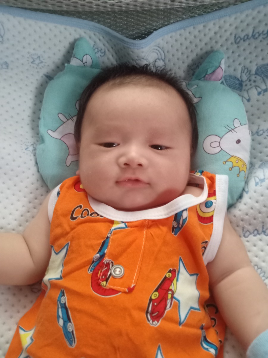Sáng thức dậy bú 1bình khoảng 100ml. Xong rồi nằm nói chuyện vs bố.
 Bé đc 2 tháng 😁