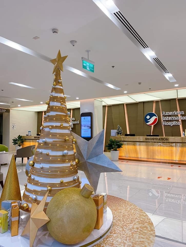 Review sinh ở bệnh viện quốc tế mỹ

Nhiều Bạn Nhắn Tin Hỏi Hoa Sanh AIH Có Tốt Không ? Hôm Nay Rảnh Ngồi Review Cho các Bạn Co Ý Định Sinh AIH Ạ.
 Hoa Dự Sanh 5/12 Nhưng Sanh Sớm Hơn Dự Định 8/11 Đã Vỡ Ối Rồi Trong Khi lúc Đó Mình Mẹ Em Mình chưa Lên Kịp. 6 h sáng Vỡ Ối Bắt Xe Qua Benh Viện, Không Chuẩn Bị trước Gì Cả Minh Đi Người Không , Bệnh Viện Nhận Ca Của Mình K co Giấy tờ Người Thân Gì Hết ( Khúc Này Mẹ Mình Đang Bật Đèn Ưu tiên Chạy qua Bệnh viện 😂) Đây La Điểm Cộng Cho bệnh Viện cho mình lên Phòng chờ sanh luôn trong khi chưa ứng viện lần nào, Bác Sĩ Y Tá Vẫn Rất ân Cần với Bệnh Nhân ❤️
♥Về Bác Sĩ , Điều Dưỡng
 Mình Lên Phòng Chờ Sanh lúc 7 h sáng, Y tá Bác Sĩ Vãn liên tục ra vào thăm nom minh ( Nửa Tiếng sau mẹ, Chồng Minh mới Lên tới) Làm Thủ Tục Ứng Viện. Bạn Gấu Nhà Mình Hơi Lì 8 h tối mới chịu ra.
♥Về Phòng sanh 
Sạch Sẽ, Đẹp Đẽ 😀, Mình Chọn Phòng Sanh 4 In 1 Gọi Bác Sĩ Riêng , Mình Gọi Bác Hiền , Bệnh Viện Sẽ Liên Hệ Với Bác Khi Bạn Yêu Cầu. lúc Sanh bác Sĩ Y tá Vui Vẻ dạy Cách lấy hơi để rặn, Mình chịu đau dở nên Gây Tê Màng cứng ,không biết các m thì sao chứ bác gây tê màng cứng cho mình ko đau nè, thế là 3 hơi rặn là ra em Gấu. mình Chỉ bị đau lúc cơn gò lên mạnh. Sanh Xong Bác Còn chụp Cho Cái Hình Làm Kỉ niệm Vì Trường Hợp Của Em Gấu Bác Nói Đỡ Được Ca Này Bác Rất Vui Thấy Gia đình rất may mắn Vì Mình Bị Nhau Tiền đạo ma lúc Bầu không phát Hiện.Khám Hậu Sản Sau sinh Tính Tiền Trong Gói Sinh luon ạ, Sau Sanh Được Đội Ngũ bệnh Viện Đến Tặng quà cho bé ạ .
♥️Về Đồ Ăn 
Ngày 3 Bữa Chính , 2 Bữa Phụ Đầy Đủ Dinh Dưỡng Cho sản Phụ, Được Chọn Món Á Hoặc Món Âu. Đồ Ăn Với Mình Là Ngon Chỉ Chờ Tới Bữa Ăn Thôi.😌
♥️ Tổng Thiệt Hại 
Con Mình Sinh sớm mình ở lại thêm ngày, Từ ngày 8/11 -12/11 Là 65 Triệu. ( Chi tiết Dưới Hình Nè)
❤️❤️❤️TỔNG QUAN : Benh vien Dịch Vụ Tốt , Bác Sĩ Ân Cần Nhẹ Nhàng  từ Từ dũ Các bệnh viện lớn hơn 10 năm Kinh nghiệm mới được tuyển , phòng ốc sạch sẽ đẹp đẽ, Có Cái Gội Đầu tự gội nha các Mom 😂600k/ lần Gội .
Nhìn chung Đáng Đồng tiền bỏ ra , Kết là ráng làm kiếm tiền tập 2 vào đây đẻ nữa 🥰

Nguồn #ngọc_hoa