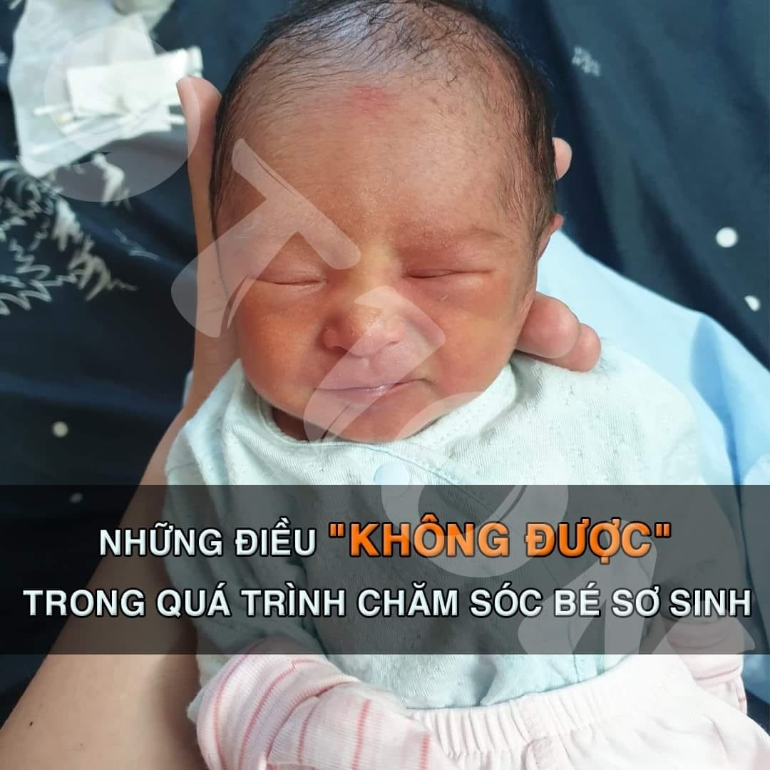 NHỮNG ĐIỀU " KHÔNG ĐƯỢC" TRONG QUÁ TRÌNH NUÔI BÉ

Nhiều quan niệm sai lầm, nhiều thói quen t.ai h.ại và nhiều cách chăm sóc không đúng khoa học. Đôi khi dẫn tới h.ậu qu.ả sau này bé phát triển không được toàn diện đôi khi ảnh hưởng đến sức khoẻ. Những lúc khám mình hỏi thấy: Nhiều mẹ chăm con sai.

Sau đây là tổng hợp một số "Không được" làm với bé.

1, Không được cho bé bú sữa non quá muộn.

Nhiều mẹ nghĩ rằng ít nhất sau sinh 24 tiếng mới cho bú là sai lầm. Cố gắng cho bé bú càng sớm sữa đầu càng tốt. Cố gắng cho bé bú sau 4-6 h sau khi sinh. Vì sữa đầu trong 12 ngày rất có lợi cho bé.

2, Không quy định giờ cho bé bú.

Cho bé bú theo nhu cầu. , bất cứ lúc nào bé đòi.

3, Không cho bé bú mẹ ăn nước hoặc nước hoa quả quá sớm.

4, Không được đun sữa bò tươi quá lâu dễ làm kết tủa protein trong sữa bò. Bé khó tiêu

5, Không pha sữa công thức quá đậm đặc. Đúng theo hướng dẫn trên vỏ hộp

Nếu các ban pha quá đặc thì có thể dẫn tới Natri trong máu bé tăng cao, dễ vỡ mao mạch gây x.uất h.uyết

6, Không nên ngâm sữa bò trong nước ấm quá lâu mới cho bé uống. Vì dễ nhiễm khuẩn.

7, Không cho bé ăn dặm quá sớm hoặc quá muộn. Cố gắng 5,5-6 tháng cho bé ăn dặm bổ sung khi bé có dấu hiệu muốn ăn bổ sung.

8, Không được ăn sữa bò cùng các thực phẩm khác. Ít nhất sau 1 tiếng. Vì prorein trong sữa bò rất dễ kết tủa trong hệ tiêu hoá bé.

9, Không được để bé thiếu nước vào mùa hè. Phải bổ sung thêm nước cho bé

10, Không cho bé ăn lòng trắng trứng gà trước 6 tháng tuổi.

11, Không cai sữa bé vào mùa hè. Vì mùa hè bé dễ mệt mỏi, kèm theo ăn kém. Cai thời điểm này bé dễ bị nhiễm khuẩn do thức ăn ngoài , bé mệt mỏi dễ ốm.

12, Bổ sung kẽm khi mang thai. Không để trẻ bị thiếu kẽm.

13, Không cho bé uống nhiều đồ lạnh

14, Không cho bé ăn nhiều trứng. Mỗi ngày không quá 1 lòng đỏ.

15, Không cho trẻ sơ sinh ăn hoặc dùng mật ong.

16, Không cho bé ăn các thức ăn chứa bột nở

Bé dễ nhiễm đ.ộc chì

17, Không cho bé ăn nhiều thực phẩm rán dầu mỡ, thức ăn làm sẵn, ăn nhanh và đồ hộp.

18, Không cho bé ăn thức ăn sẵn có màu sắc sặc sỡ. Vì ng.uy hi.ểm của thực phẩm màu.

19, Không nhai nát thức ăn mới bón cho bé. Dễ làm mất dinh dưỡng thức ăn, truyền vi khuẩn cho bé và làm vị thức ăn nhạt đi

NHỮNG ĐIỀU KHÔNG ĐƯỢC TRONG SINH HOẠT HẰNG NGÀY

1, Không cho trẻ sơ sinh và trẻ nhỏ ngủ giường mềm. Dễ bi.ến d.ạng c.ột s.ống. Ngủ giường cứng nhé. Lót cho bé êm thôi

2, Không được để bé thiếu ngủ.

3, Không được bật đèn quá sáng vào ban đêm khi bé ngủ. Điều này làm bé không phân biệt được ngày đêm. Dễ thay đổi nhịp sinh học.

4, Không cho bé ngủ chỗ không hợp lý như ồn ào, bí bức , quá sáng. Ngủ tư thế tốt nhất là : Đầu và chân hướng về chỗ sáng và có âm thanh. Trẻ dễ nhìn về hướng đó mà không cố chuyển động để nhìn cũng như điều tiết mắt. Tốt cho bé

6, Dùng đúng loại bột giặt để giặt tã và quần áo cho bé. Không dùng bột giặt người lớn. Dễ kích ứng da bé.

7, Không cho bé mặc quần áo quá chật

8, Không được lạm dụng phấn rôm. Bé dễ hít bột phấn rốm làm khô đường hô hấp , dễ gây bệ.nh hô hấp.

9, Không dùng khăn che mặt bé khi đi ra ngoài. Vì điều này có thể khiến bé thiếu dưỡng khí đó.

10, Không được cắt tóc bé lúc đầy tháng. Vì tóc lúc này có vai trò cao trong bảo vệ da đầu bé. Mọi tác động đến chân tóc bé ảnh hưởng đến chức năng này ngoài ra rất dễ làm bé rụng tóc theo mảng. Nếu tóc bé quá dài dùng tông đơ cắt bớt chút cho đỡ dài thôi.

11, Không chụp ảnh bé bằng phương tiện có đèn Flash. Ảnh hưởng lớn đến đồng tử bé.

12, Không bế bé quá nhiều

13, Không được thơm và hôn bé. Dễ truyền vi khuẩn sang cho bé qua dịch tiết

14, Không được đung đưa , lắc lư nhấc bổng bé lên cao. Dễ làm t.uỷ n.ão va vào vỏ n.ão. Ng.uy hi.ểm

15, Không lạm dụng phấn rôm thoa lên phần thân dưới bé gái. Theo nghiên cứu có thể gây u.ng th.ư bu.ồng tr.ứng cho bé gái gấp 400 lần.

16, không được dùng sữa mẹ bôi lên mặt hoặc nhỏ mắt, nhỏ mũi cho bé. Bé dễ nhiễm trùng.

17, Không được cho bé ở trong nhà liên tục. Phải cho bé tắm nắng và bổ sung vitamin D cho bé.

18, Không cho bé tiếp xúc điện thoại, ti vi quá sớm. Ảnh hưởng rất nhiều đến bé.

20, Không được để bé tự xem các nội dung trên youtube. Phải kiểm tra và kiểm duyệt nội dung bé xem .

21, Không được chủ quan khi bé gái kêu đau vùng kín .

22, Không được cãi nhau trước mặt bé . Không qu.an h.ệ tì.nh d.ục trước mặt bé hoặc có nguy cơ khiến bé thấy. Nhất là bé nam.

Cre: Tô Quang Huy