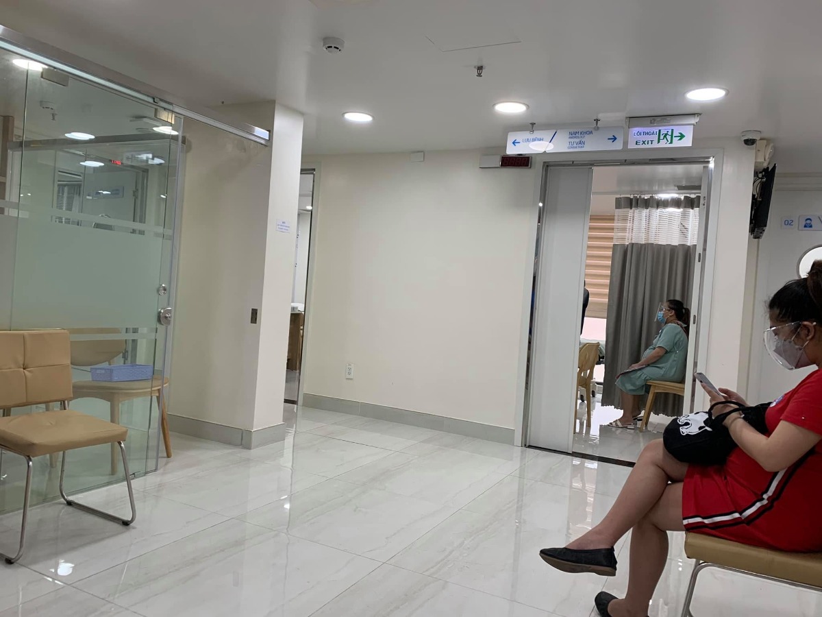 Đã hoàn thành mũi Vaccine Covid đầu tiên . 

-- Cảm thấy may mắn vì mình chọn được chổ tiêm sạch sẽ tiện nghi lại siêu vắng như vậy trong thời điểm này . 

Tuần trước thấy nhiều người đi tiêm ở ĐHYD rồi bv Hùng Vương mình cũng nôn nóng lắm , nhưng rồi bình tĩnh chờ đợi vì mấy bv đó rất đông sợ bị lây nhiễm chéo và đang bầu to ko đủ sức xếp hàng chờ đợi . 

❤ Rồi thấy được thông tin bv Mỹ Đức cho đăng kí chích cho các bạn bầu từ 13w trở lên mình đk liền , chờ đợi 2 ngày bên bv gọi lại và nhắn tin hẹn ngày chích . 

-- Quy trình chích ở đây cũng siêu đơn giản : nếu có giấy khám thai trong 1 tháng gần nhất thì ko cần khám lại , test nhanh Covid 300k và được chích thuốc Astra miễn phí . 

Đầu tiên tới khai báo y tế , sau đó test nhanh chờ 30p có kết quả sau đó trực tiếp lên lầu 4 để được tư vấn chích ( mình ghé lầu 1 để khám và siêu âm ) . 

-- Ko biết do mình là ca cuối chích hôm nay hay sao mà ko giai đoạn nào phải chờ số hết luôn , điền giấy xong được Bác sĩ tư vấn rồi đi thẳng qua chích - Mũi chích siêu nhẹ nhàng ko hề có cảm giác gì luôn . 
- Sau chích ngồi theo dõi cỡ 20p thì được đi đo tim thai lại dặn dò các thứ sau tiêm thì được về rồi ❤ 

Mình đánh giá bv Mỹ Đức cho chích đợt này 10/10 luôn , từ nhân viên tới y tá bác sĩ đều rất nhẹ nhàng từ tốn nhiệt tình thăm khám và tư vấn 

. Còn bệnh viện thì sạch sẽ tiện nghi , bánh kẹo đầy đủ cho mình ngồi chờ có ăn , có điều làm nhanh quá chưa kịp ăn gì :v 

Mấy bạn bầu trên 13w nhanh nhanh đăng kí chích cho kịp thuốc nghen