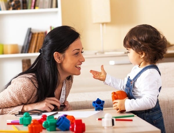 Cách chơi với con tại nhà!

Thời lượng và thời gian chơi: chơi mọi lúc moih nơi nếu bố mẹ đang ở nhà toàn thời giab với con, nếu đi làm thì chơi với con 3,4 tiếng đồng hồ một ngày. Chơi cùng con mỗi khi con ngồi chơi vì đây chính là thời điểm bố mẹ dayk con và rèn hành vi lạ cho con.

Chơi gì: chơi cùng con mọi thứ mà con thích, gải vờ làm trẻ 5 tuổi, đongs vai nhập tâm, dùng ngôn ngữ của con để chơi và tươngn tác vơi con.

Cho con chơi với ai: cho con choei với bạn cùng tuổi hoaecj bạn có ngôn ngưx tương đương con. Bố mẹ ngồi cạnh con, hướng dẫn con cách chơi, gọi tên bạn của con liên tục. Xưng tên của con liên tục với bạn kia mục đích để con ya thức về tên gọi của mình. Không nên cho con ngồi choei vơid bạn một minhg vì nhiều khi con k hiểu bạn nó gì sẽ chán và chayh đi chỗ khác hoặc lủi thủi một mình hoặc bị bạn kia bắt nạt.

Ví dụ: Bảo ơi, Đưa ô tô cho Bi nào. Bi ơi, cho Bảo mượn con vịt. Bảo lái xe đi, Bi ngồi sau. Bảo lấy kẹo cho bạn, Bảo chia sẻ đồ chơi nào. Nếu con chưa làm được hành động nào thì bố
Mẹ vừa nói vừa làm luôn để con nhìn thấy.

Nếu không có bạn thì hai bme đóng vai ngừoi bạn để chơi đồ chơi, cho con nhìn thấy cách choei từ bố mẹ luôn. Thôgn qua chơi như nàu, các con hock nói từ tất cả các giác quan: nghe, nhìn, cầm nắm, ngửi... con nhớ từ rất nhanh vì thực tế và có tính vận dụng!!!

Cách chơi:
Ví dụ chơi ô tô với con: mẹ thấy con đnag choei ô tô thì hỏi: con choei gì đấy? Đợi con trả lời, chưa trả lời thì nói: con chơi ô tô!
Mẹ: ô tô màu đỏ
Con:....
Mẹ: lái ô tô nào, (giả vờ lái luôn), dìn dìn, đi thôi.
Con: (nhìn hoặc lặp lại âm thanh là mừng rồi )
Mẹ: đi siêu thị, đi học, đi chơi...
Nếu con chayh đi, kéo con lại hoặc chạy theo con, cầm ô tô chìa ra và tiếp tục: mẹ có ô tô này, đẹp quá, màu đỏ, đi chơi, .... vvvv

Đến chỗ này thì phụ thuộc vào sự sáng tạo ( bịa ra) của các bme ah vì mình k biết các con ở nhà chơi gì. Có con thích chơi siêu nhân thì mình lồng ghép vào. Nhưng nên ghi những điều sau để nói với con: cái gì? Để làm gì? Thế nào? Ai, ở đâu, khi nào.

Đây vừa là chơi, vừa là học từ vựng vừa là rèn con binh tĩnh kiên nhẫn.

Nếu ba mẹ để con chơi một mình, con k hiểu món đồ đó ra sao, con sẽ vứt đi nhanh chóng. Đấy là lý do có bé rất hay quay bánh xe ô tô vì bé k hiểu ô tô có nhg công dụng gì, nó thú vị ra sao