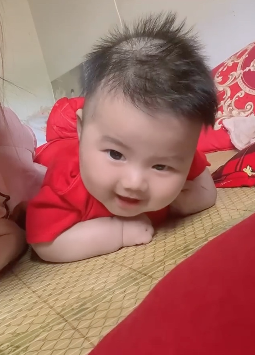 3 tháng là lật ầm ầm ồi nè các mẹ, chơi theo app ổn lắm á