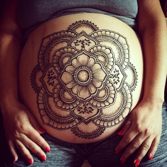 NGẮM NHỮNG CHIẾC BỤNG MANDALA TUYỆT ĐẸP CỦA CÁC MẸ BẦU

Mandala là một hình tròn với nhiều chi tiết đơn giản hoặc phức tạp, biểu thị vũ trụ thu nhỏ. Mandala gắn liền với Phật giáo, tượng trưng cho sự hoàn hảo, tròn đầy, viên mãn. Có 2 khía cạnh thuộc Mandala là Thai tạng giới và Kim cương giới. Trong đó,”Thai tạng là lý, Kim Cương là trí". Thai tạng giới mô tả vũ trụ như bào thai mẹ bao bọc con, biểu hiện cho đại tâm từ bi của Phật; còn Kim cương giới biểu hiện cho trí tuệ viên mãn của Phật. 

Trong đời sống hiện đại, Mandala mang nhiều họa tiết cách điệu và được ứng dụng trong đa dạng lĩnh vực của đời sống như hội họa, điêu khắc, nội thất… Nhiều người mẹ đã vẽ lên bụng mình những họa tiết Mandala đẹp mắt với mong muốn ghi lại những khoảnh khắc thiêng liêng khi mang bầu, và mong con ra đời tròn trịa, viên mãn. 

Xin mời các mẹ cùng chiêm ngưỡng những bụng bầu được vẽ Mandala đẹp tuyệt nhé!