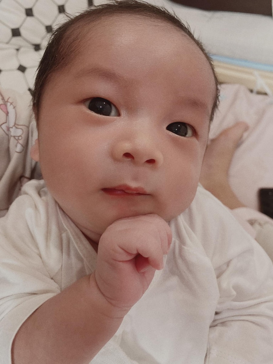 [Góc review Bệnh Viện Quốc Tế Hạnh Phúc] 

Tại trong đây có đúng 2 vợ chồng với nhau nên mình phải tìm hiểu từ A đến Z nên mới có bài review này chứ có ông bà nội ngoại lo thì mình chắc cũng ko biết gì luôn. 😅

Đúng ra là ban đầu mình ko biết đến bệnh viện này đâu, loanh quanh Vinmec với Việt Pháp, Từ Dũ. Nhưng đến khi tìm hiểu thì mới thấy nó đáng tiền ae ạ, nó chỉ đắt hơn Vin tí ti thôi nhưng sắt ra miếng.

Nói về chất lượng thì top Sài Gòn rồi từ đội ngũ bác sĩ cho đến chuyên môn và luôn áp dụng công nghệ mới nhất. Còn dịch vụ thì chả khác gì book phòng trên agoda có cả phòng view sông nữa. 🤣

Mình thì được vào phòng mổ cùng với vợ thì thấy riêng ekip đã hơn 10 người hỗ trợ liên tục cùng với bác sĩ mổ và cũng may đợt này mình book được bác Đức trưởng khoa nên yên tâm hẳn. Rồi trong phòng mổ còn được nghe nhạc thư giãn nữa, bác sĩ bật mấy bài về mẹ nghe cảm động lắm luôn hiuhiu. ❤️

Sau khi mổ xong thì trong thời gian 5 hôm ở viện, ngày nào cũng có bác sĩ khám cho mẹ và khám cho bé đến thăm hàng ngày. Bé thì ngày tắm 1 lần mẹ thì được massage vai gáy với gội đầu. Thường thì đẻ mổ sẽ đau mà đến đêm ngày thứ 1 vợ mình đã tự đi lại được rồi, trộm vía. ❤️

Ăn uống thì người đi cùng ngày 3 bữa còn bà bầu 4 bữa kèm hoa quả và có cả minibar, đồ ăn ngon và đẹp mắt   nghỉ ngơi thì người đi cùng có giường riêng hoặc thích thì nằm trên sofa bed cũng được.

Còn ở bên ngoài lúc nào cũng có y tá trực 24/7 ấn chuông là có người vào và ở đây có một cái hay nữa là bệnh viện luôn hướng tới việc nuôi con bằng sữa mẹ nên luôn luôn hỗ trợ vợ mình rất nhiệt tình những ngày đầu để làm sao sữa về nuôi Thóc. Nói chung là từ bác sĩ, y tá đến các bạn vệ sinh rồi phục vụ đều nhẹ nhàng và nhiệt tình lắm nên cảm giác đang đi nghỉ dưỡng chứ ko phải ở bệnh viện.

Review ngắn gọn thế để cho các ae sau này đi đẻ có thêm lựa chọn cho vợ, mình là nóc mà nên dù gì cũng nên chủ động với cả bây giờ đâu có ai đẻ 5-7 con nữa đâu, cùng lắm là 3-4 thôi nên là khuyên ae cứ chọn chỗ nào đẻ cho “mẹ tròn con vuông” là quan trọng nhất, ko nên để hối hận điều gì, rồi vợ mình tâm lý thoải mái thì mình cũng nhẹ đầu nữa =))))))

À có lưu ý nữa là ae nào có bảo hiểm thì khi đăng ký đẻ cứ báo là ko có bảo hiểm nhé, mình trả tiền trước rồi sau đó lấy hóa đơn về claim với bảo hiểm sau. Vì mức giá của bệnh viện dành cho người có bảo hiểm luôn cao hơn nhé.

Cuối cùng tên con là Trọng Phúc con xin chào các cô chú ạ ❤️❤️❤️