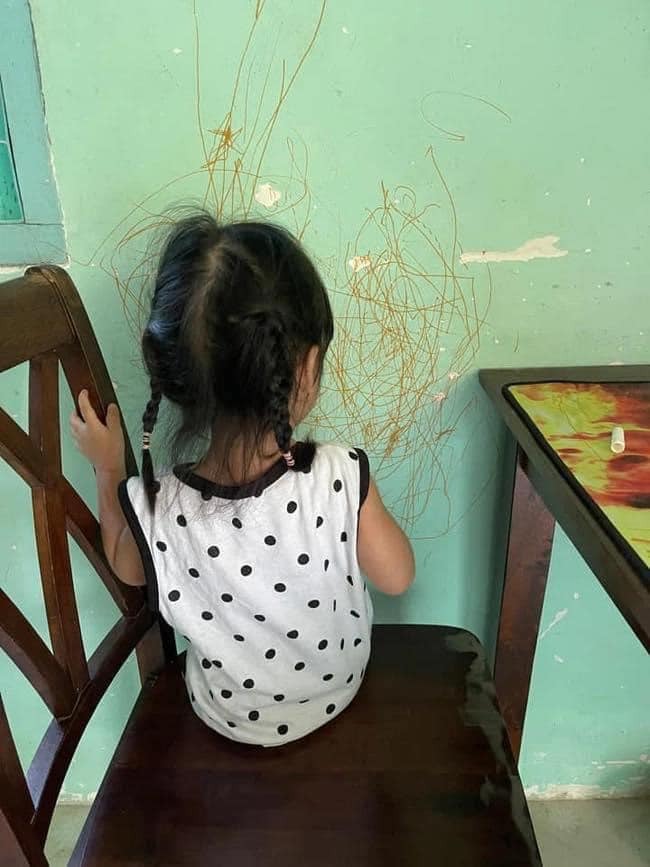 “ĐẶC SẢN” CỦA NHÀ CÓ CON NHỎ MÙA GIÃN CÁCH 😀😀
Ngày vài trận đòn, gào thét khản cổ. 😭