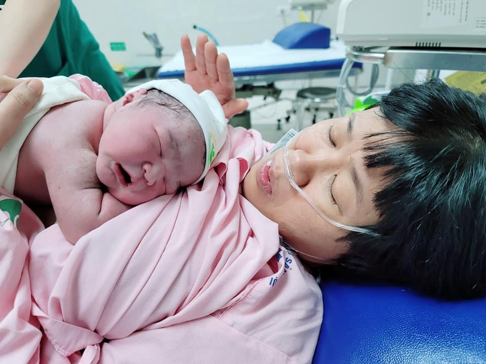 🍀Chúc mừng mẹ Hong Duong chào đón thiên thần dễ thương. Thật sự  nghe quá trình của chị để có thiên thần này quá phi thường. Chị và chồng đã cố gắng để có con trong một thời gian dài ( sử dụng tất cả biện pháp hỗ trợ đắt tiền) mà không được. Chị sinh năm 1973, và rồi điều kỳ diệu đã đến với chị và gia đình. Chị mang thai tự nhiên bé trai. Khám thai định kỳ chỗ Bs Long.🍀 ♥️Chị là con so lớn tuổi (48 tuổi) con quý con hiếm (gần như tỷ lệ mổ lấy thai là chắc chắn). Nhưng rồi  20/8 chị có dh chuyển dạ, vào viện nhập viện Bs khám chị mở 4cm, khung chậu tốt, bé kích thước vừa phải, và chị rất tha thiết sinh thường nếu an toàn. Bs cũng cố gắng theo dõi cho chị dù biết sẽ rất khó và cần theo dõi sát (vì chị lớn tuổi nên sức sẽ yếu và các tổ chức sẽ cứng, chắc hơn) ♥️ 
🍀Và kết quả của sự cố gắng kỳ diệu của chị là thiên thần dễ thương 3600g và rất khỏe. 
Điều kỳ diệu luôn có thể xảy ra. Chúc các mẹ chào đón những thiên thần dễ thương và khỏe mạnh🍀
