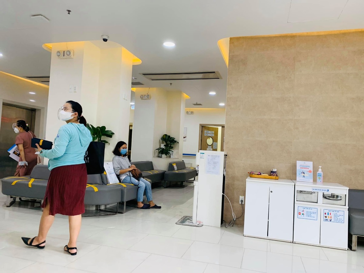 Đã hoàn thành mũi Vaccine Covid đầu tiên . 

-- Cảm thấy may mắn vì mình chọn được chổ tiêm sạch sẽ tiện nghi lại siêu vắng như vậy trong thời điểm này . 

Tuần trước thấy nhiều người đi tiêm ở ĐHYD rồi bv Hùng Vương mình cũng nôn nóng lắm , nhưng rồi bình tĩnh chờ đợi vì mấy bv đó rất đông sợ bị lây nhiễm chéo và đang bầu to ko đủ sức xếp hàng chờ đợi . 

❤ Rồi thấy được thông tin bv Mỹ Đức cho đăng kí chích cho các bạn bầu từ 13w trở lên mình đk liền , chờ đợi 2 ngày bên bv gọi lại và nhắn tin hẹn ngày chích . 

-- Quy trình chích ở đây cũng siêu đơn giản : nếu có giấy khám thai trong 1 tháng gần nhất thì ko cần khám lại , test nhanh Covid 300k và được chích thuốc Astra miễn phí . 

Đầu tiên tới khai báo y tế , sau đó test nhanh chờ 30p có kết quả sau đó trực tiếp lên lầu 4 để được tư vấn chích ( mình ghé lầu 1 để khám và siêu âm ) . 

-- Ko biết do mình là ca cuối chích hôm nay hay sao mà ko giai đoạn nào phải chờ số hết luôn , điền giấy xong được Bác sĩ tư vấn rồi đi thẳng qua chích - Mũi chích siêu nhẹ nhàng ko hề có cảm giác gì luôn . 
- Sau chích ngồi theo dõi cỡ 20p thì được đi đo tim thai lại dặn dò các thứ sau tiêm thì được về rồi ❤ 

Mình đánh giá bv Mỹ Đức cho chích đợt này 10/10 luôn , từ nhân viên tới y tá bác sĩ đều rất nhẹ nhàng từ tốn nhiệt tình thăm khám và tư vấn 

. Còn bệnh viện thì sạch sẽ tiện nghi , bánh kẹo đầy đủ cho mình ngồi chờ có ăn , có điều làm nhanh quá chưa kịp ăn gì :v 

Mấy bạn bầu trên 13w nhanh nhanh đăng kí chích cho kịp thuốc nghen