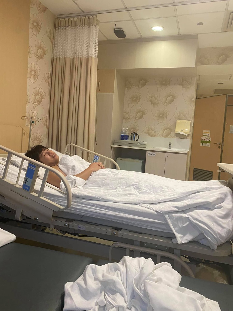 [Góc review Bệnh Viện Quốc Tế Hạnh Phúc] 

Tại trong đây có đúng 2 vợ chồng với nhau nên mình phải tìm hiểu từ A đến Z nên mới có bài review này chứ có ông bà nội ngoại lo thì mình chắc cũng ko biết gì luôn. 😅

Đúng ra là ban đầu mình ko biết đến bệnh viện này đâu, loanh quanh Vinmec với Việt Pháp, Từ Dũ. Nhưng đến khi tìm hiểu thì mới thấy nó đáng tiền ae ạ, nó chỉ đắt hơn Vin tí ti thôi nhưng sắt ra miếng.

Nói về chất lượng thì top Sài Gòn rồi từ đội ngũ bác sĩ cho đến chuyên môn và luôn áp dụng công nghệ mới nhất. Còn dịch vụ thì chả khác gì book phòng trên agoda có cả phòng view sông nữa. 🤣

Mình thì được vào phòng mổ cùng với vợ thì thấy riêng ekip đã hơn 10 người hỗ trợ liên tục cùng với bác sĩ mổ và cũng may đợt này mình book được bác Đức trưởng khoa nên yên tâm hẳn. Rồi trong phòng mổ còn được nghe nhạc thư giãn nữa, bác sĩ bật mấy bài về mẹ nghe cảm động lắm luôn hiuhiu. ❤️

Sau khi mổ xong thì trong thời gian 5 hôm ở viện, ngày nào cũng có bác sĩ khám cho mẹ và khám cho bé đến thăm hàng ngày. Bé thì ngày tắm 1 lần mẹ thì được massage vai gáy với gội đầu. Thường thì đẻ mổ sẽ đau mà đến đêm ngày thứ 1 vợ mình đã tự đi lại được rồi, trộm vía. ❤️

Ăn uống thì người đi cùng ngày 3 bữa còn bà bầu 4 bữa kèm hoa quả và có cả minibar, đồ ăn ngon và đẹp mắt   nghỉ ngơi thì người đi cùng có giường riêng hoặc thích thì nằm trên sofa bed cũng được.

Còn ở bên ngoài lúc nào cũng có y tá trực 24/7 ấn chuông là có người vào và ở đây có một cái hay nữa là bệnh viện luôn hướng tới việc nuôi con bằng sữa mẹ nên luôn luôn hỗ trợ vợ mình rất nhiệt tình những ngày đầu để làm sao sữa về nuôi Thóc. Nói chung là từ bác sĩ, y tá đến các bạn vệ sinh rồi phục vụ đều nhẹ nhàng và nhiệt tình lắm nên cảm giác đang đi nghỉ dưỡng chứ ko phải ở bệnh viện.

Review ngắn gọn thế để cho các ae sau này đi đẻ có thêm lựa chọn cho vợ, mình là nóc mà nên dù gì cũng nên chủ động với cả bây giờ đâu có ai đẻ 5-7 con nữa đâu, cùng lắm là 3-4 thôi nên là khuyên ae cứ chọn chỗ nào đẻ cho “mẹ tròn con vuông” là quan trọng nhất, ko nên để hối hận điều gì, rồi vợ mình tâm lý thoải mái thì mình cũng nhẹ đầu nữa =))))))

À có lưu ý nữa là ae nào có bảo hiểm thì khi đăng ký đẻ cứ báo là ko có bảo hiểm nhé, mình trả tiền trước rồi sau đó lấy hóa đơn về claim với bảo hiểm sau. Vì mức giá của bệnh viện dành cho người có bảo hiểm luôn cao hơn nhé.

Cuối cùng tên con là Trọng Phúc con xin chào các cô chú ạ ❤️❤️❤️