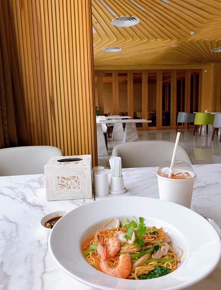 Review sinh ở bệnh viện quốc tế mỹ

Nhiều Bạn Nhắn Tin Hỏi Hoa Sanh AIH Có Tốt Không ? Hôm Nay Rảnh Ngồi Review Cho các Bạn Co Ý Định Sinh AIH Ạ.
 Hoa Dự Sanh 5/12 Nhưng Sanh Sớm Hơn Dự Định 8/11 Đã Vỡ Ối Rồi Trong Khi lúc Đó Mình Mẹ Em Mình chưa Lên Kịp. 6 h sáng Vỡ Ối Bắt Xe Qua Benh Viện, Không Chuẩn Bị trước Gì Cả Minh Đi Người Không , Bệnh Viện Nhận Ca Của Mình K co Giấy tờ Người Thân Gì Hết ( Khúc Này Mẹ Mình Đang Bật Đèn Ưu tiên Chạy qua Bệnh viện 😂) Đây La Điểm Cộng Cho bệnh Viện cho mình lên Phòng chờ sanh luôn trong khi chưa ứng viện lần nào, Bác Sĩ Y Tá Vẫn Rất ân Cần với Bệnh Nhân ❤️
♥Về Bác Sĩ , Điều Dưỡng
 Mình Lên Phòng Chờ Sanh lúc 7 h sáng, Y tá Bác Sĩ Vãn liên tục ra vào thăm nom minh ( Nửa Tiếng sau mẹ, Chồng Minh mới Lên tới) Làm Thủ Tục Ứng Viện. Bạn Gấu Nhà Mình Hơi Lì 8 h tối mới chịu ra.
♥Về Phòng sanh 
Sạch Sẽ, Đẹp Đẽ 😀, Mình Chọn Phòng Sanh 4 In 1 Gọi Bác Sĩ Riêng , Mình Gọi Bác Hiền , Bệnh Viện Sẽ Liên Hệ Với Bác Khi Bạn Yêu Cầu. lúc Sanh bác Sĩ Y tá Vui Vẻ dạy Cách lấy hơi để rặn, Mình chịu đau dở nên Gây Tê Màng cứng ,không biết các m thì sao chứ bác gây tê màng cứng cho mình ko đau nè, thế là 3 hơi rặn là ra em Gấu. mình Chỉ bị đau lúc cơn gò lên mạnh. Sanh Xong Bác Còn chụp Cho Cái Hình Làm Kỉ niệm Vì Trường Hợp Của Em Gấu Bác Nói Đỡ Được Ca Này Bác Rất Vui Thấy Gia đình rất may mắn Vì Mình Bị Nhau Tiền đạo ma lúc Bầu không phát Hiện.Khám Hậu Sản Sau sinh Tính Tiền Trong Gói Sinh luon ạ, Sau Sanh Được Đội Ngũ bệnh Viện Đến Tặng quà cho bé ạ .
♥️Về Đồ Ăn 
Ngày 3 Bữa Chính , 2 Bữa Phụ Đầy Đủ Dinh Dưỡng Cho sản Phụ, Được Chọn Món Á Hoặc Món Âu. Đồ Ăn Với Mình Là Ngon Chỉ Chờ Tới Bữa Ăn Thôi.😌
♥️ Tổng Thiệt Hại 
Con Mình Sinh sớm mình ở lại thêm ngày, Từ ngày 8/11 -12/11 Là 65 Triệu. ( Chi tiết Dưới Hình Nè)
❤️❤️❤️TỔNG QUAN : Benh vien Dịch Vụ Tốt , Bác Sĩ Ân Cần Nhẹ Nhàng  từ Từ dũ Các bệnh viện lớn hơn 10 năm Kinh nghiệm mới được tuyển , phòng ốc sạch sẽ đẹp đẽ, Có Cái Gội Đầu tự gội nha các Mom 😂600k/ lần Gội .
Nhìn chung Đáng Đồng tiền bỏ ra , Kết là ráng làm kiếm tiền tập 2 vào đây đẻ nữa 🥰

Nguồn #ngọc_hoa