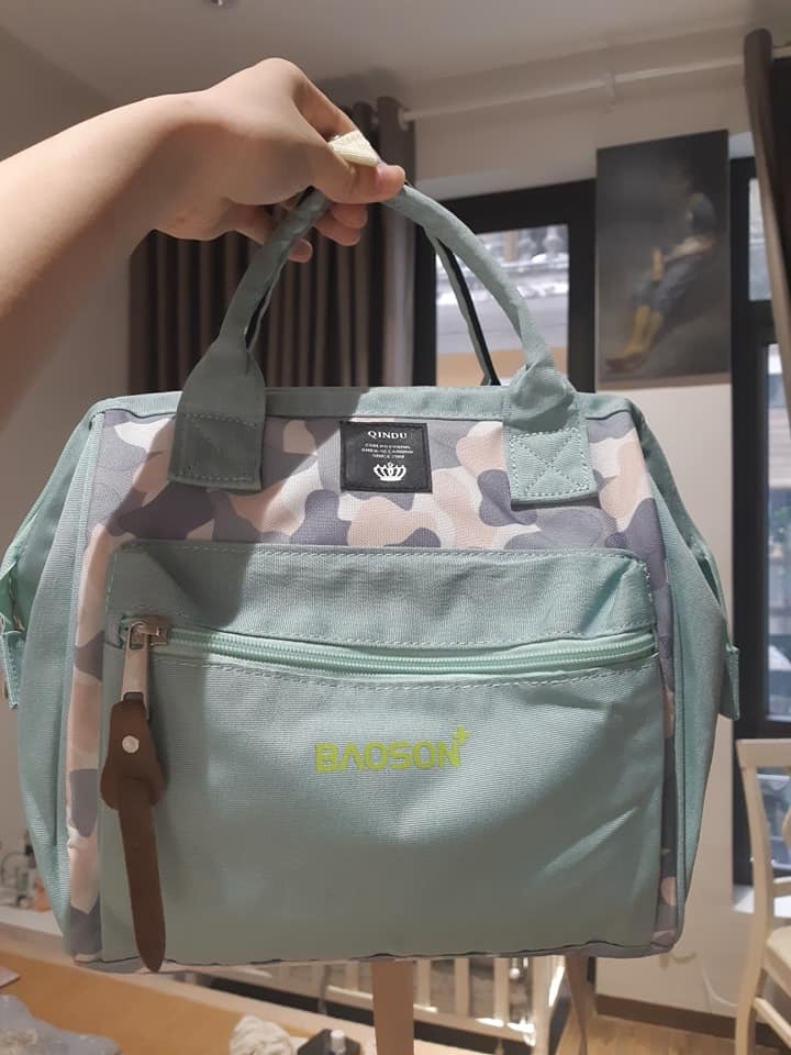 👏 Review đi đẻ ở bệnh viện Bảo Sơn 👏

Chào các mẹ, mình sinh bé được 2 tháng rồi mà hôm nay mới có thời gian review về Bảo Sơn đc. Mình viết khá dài nhưng sẽ cố gắng mạch lạc nhất có thể để các mẹ tiện tham khảo ạ.

0️⃣ VỀ CHI PHÍ

Mình đăng ký gói sinh thường năm 2020 và được khuyến mại khoảng 20% gì đó ko nhớ rõ, nên ban đầu mình trả tầm 19tr.

Sau đó vì mình quyết định mổ gấp (vẫn trong giờ hc) nên trả thêm 13tr là tiền chênh giữa gói mổ và gói thường.

Nếu mom nào muốn chuyển mổ mà ko gấp thì nên đky lên gói mổ trước tầm 1 2 ngày thì được hưởng khuyến mại như lúc đky gói (vd nếu mình đky mổ trước 1 ngày thì ko phải trả 13tr mà chỉ trả 10.4tr thôi).
Các mẹ ib cho đội CSKH để biết các chi phí mới nhất nhé ạ.

1️⃣ VỀ CHĂM SÓC KHÁCH HÀNG 

Riêng khoản này mình đánh giá 5* không chê vào đâu.
Mình tham gia hội thảo đợt đầu tháng 11/2020 để xem viện thế nào. Song hôm đó, chưa ngồi được nửa buổi thì bụng mình bỗng đau tức dữ dội, nên mình định qua viện khám luôn. Rất cảm động vì chị CSKH dìu mình qua viện và nhờ bác Cốc khám miễn phí, bác còn lấy cả giấy bút ra vẽ phác hình dạng cổ tử cung để giải thích. Hôm đó mình đã cọc luôn gói 12w và ra về với 1 túi rất nhiều quà cho mẹ và bé mà ai đến hội thảo cũng có. Nghĩ lại có khi em bé thúc mẹ chốt deal nên mới tự nhiên đau bụng như thế ^^

Sau khi chốt gói 12w, những lúc phát sinh vấn đề gì không kịp ra viện, mình hay làm phiền chị Thảo CSKH hỏi bác sĩ hộ, từ việc check đơn thuốc đau răng có an toàn không, đều được hỗ trợ rất nhiệt tình. Về sau có vấn đề sức khỏe mình alo thẳng bác Cốc, bác Phê luôn, kể cả nửa đêm. Ngoài ra cứ thi thoảng thắc mắc gì lại ib chị Thảo đều được giải đáp cặn kẽ.

Viện cũng gọi điện/sms báo lịch khám định kỳ và tư vấn nên đi hôm nào đỡ đông.

2️⃣ VỀ KHÁM THAI

Khám thai chủ yếu liên quan đến: siêu âm, làm xét nghiệm, đọc kết quả, tư vấn dinh dưỡng,... Vì mình may mắn có một thai kỳ khỏe mạnh nên chỉ tập trung review siêu âm và tư vấn dinh dưỡng thôi ạ.

À trước tiên mình sẽ trả lời câu hỏi này của nhiều mẹ:

👉BẢO SƠN CÓ ĐÔNG KHÔNG VÀ NÊN ĐI KHÁM GIỜ NÀO?

Cuối 2020 mình đi thì viện hầu như chỉ đông sáng thứ hai hàng tuần, nhưng từ giữa 2021 mình thấy lượng khách tăng mạnh, sáng nào cũng đông, ngồi full tầng 3 luôn (tốt cho viện nhưng mình thì ko thích ^^). BS đông nhất vào buổi sáng (cũng như nhiều viện khác thôi), nên các mẹ nếu không có xét nghiệm quan trọng thì có thể đi vào đầu giờ chiều sẽ rất vắng. Buổi chiều thì nên đến muộn nhất lúc 3h thôi ạ.

👉SIÊU ÂM

Mạnh tay vote 5* cho bs Thảo, nhẹ tay vote 2* cho bs khác.
5* cho bác Thảo vì nhẹ nhàng, bác xưng “mình” nghe rất yêu, đặc biệt là siêu âm rất kĩ, chỉ cho mình từng bộ phận của con kèm giải thích (hôm cuối hứng lên bác soi cả 2 chiếc lỗ mũi của con hihi). Các thông số cũng khá chuẩn, cân nặng con mình chỉ lệch 1 lạng.

Bs khác: Nếu viện đông quá hoặc bác Thảo đi vắng thì viện sẽ sắp xếp cho mình siêu âm với bs Tuấn hoặc bs Hoàng. Mình đoán là 2 bs này ko chuyên khoa sản, và máy siêu âm tầng 1 thì cũ. Bs Hoàng chụp phần não thất bên trái không đúng (9.6mm) và kết luận con mình bị giãn não thất (trong khi mình chụp lại nơi khác và sau này bs Thảo siêu âm lại chỉ tầm 7-8mm, mà kể cả chụp đúng thì trên 10mm mới được kết luận là giãn); cân nặng còn bị chênh tới 3 lạng. Bs Tuấn cũng chụp mình ngay trước sinh và kêu đầu cháu to (giọng kiểu khá nghiêm trọng) trong khi lưỡng đỉnh 96mm vẫn trong phạm vi bình thường. Đây là điểm mình ko hài lòng nhất, và sau này trước khi đến khám mình luôn gọi hotline hỏi trước là hôm nay ai siêu âm, đến viện có đông mình cũng ráng chờ để vào siêu âm bs Thảo.

Note thêm chút, như các mẹ đã biết thì sau 32w ko sâ 5D nữa, nhưng sẽ chụp ảnh màu mặt con lúc 36w làm hồ sơ sinh, và lần khám cuối mình có nhờ bsi chụp cho xem mặt con nữa, nên trước khi về bsi dừng hình tivi để mình lấy điện thoại chụp lại. Nếu các mẹ thấy ko phiền và viện ko đông thì có thể nhờ bác ạ.

👉TƯ VẤN DINH DƯỠNG

Nhiều mom thắc mắc là ko đc gặp bsi tư vấn dinh dưỡng thì mình xác nhận là cái này ko có trong lộ trình thăm khám thông thường, mẹ nào có nhu cầu thì mới gặp bsi Lan (cạnh phòng lấy  nước tiểu và đọc kết quả).

Bsi Lan nhiệt tình, kê cho mình chế độ ăn uống chi tiết, phù hợp với thể trạng.

Mình chỉ ko thích việc kê thuốc bổ quá liều. Nếu mẹ nào khắt khe về khoản này giống mình thì nên cân nhắc kỹ trước khi mua thuốc bổ theo chỉ định của bs. Như mình uống Procare đã đủ acid folic, nhưng viên sắt Coo Newcare viện kê cũng có 600mcg acid folic, chưa kể bác kê thêm cả  viên cũng 600mcg uống hàng ngày nữa. Mình có hỏi thì bác bảo ko sao, nhưng các mẹ có thể search Gg để tham khảo thêm.

👉ĂN NHẸ MỖI LẦN KHÁM

Khoản này siêu thích và chắc là ưu đãi độc nhất của BS so với các viện khác ạ. Mỗi lần đi khám theo gói mình đều xơi ngon lành súp bí ngô ngon lắm luôn. Menu còn có cháo, bánh mì, phở gà,... cũng ngon. Nhà hàng của ks có view và decor cũng đẹp nữa.

3️⃣ SINH MỔ & GIẢM ĐAU

👉TRẢI NGHIỆM SINH MỔ

Trước tiên, mình khẳng định là BS rất khuyến khích sinh thường, kể cả đã quá ngày dự sinh mấy ngày. Như mình 40w5d bác Phê khám trong bấm ối cho ra máu để kích thích cơn gò, nhưng sau mình chuyển mổ vì quá ngày dự sinh sẽ phải đi khám liên tục đâm ra mệt mỏi, sốt ruột quá.

Toàn bộ khâu chuẩn bị diễn ra rất nhanh, chỉ trong 20p là mình từ phòng khám tầng 3 leo lên bàn mổ. Trong khoảng 20p đó, mình thay váy, thụt phân, ký cam kết mổ và quyết định luôn có dùng giảm đau bằng bơm truyền tự động ko.

Ko biết các mẹ khác thế nào nhưng mình khá phê lúc thụt phân vì cả thai kì mình bị táo bón =)) Có 1 xi lanh bơm thuốc vào hậu môn và chỉ sau 1-2p là mình đi ngoài được cạn kiệt, ko chút đau đớn.

Trong lúc đó, chồng mình được nghe hướng dẫn làm da tiếp da, đi tắm sạch sẽ, nằm nghiêng ráo nước, chờ con về.

Thụt phân và ký giấy tờ xong là mình được đẩy lên phòng mổ trên tầng 7. Trong 10-15p đợi bác Phê vào mổ thì ekip buôn chuyện huyên náo lắm, liên tục hỏi mình cho mình đỡ lo và đảm bảo mình đang tỉnh táo. Sau đó lần lượt 2 mũi tiêm liền nhau - gây tê tủy sống và giảm đau bằng bơm truyền tự động, hơi buốt một chút. Khoảng 5p sau thuốc ngấm, một tấm vải che để mình không nhìn được xuống dưới. Nhưng qua chiếc đèn rọi, mình nhìn được cái bụng mình đang phản chiếu lên đó dù không rõ lắm. Rồi bắt đầu cảm giác các bác cứ giằng xé và véo cái bụng mình trong vài phút, sau đỉnh điểm là tức bụng đến mức hơi khó thở trong khoảng 10s và vẫn qua chiếc đèn mình thấy nước ối được bơm ra. Chỉ trong 5p con mình đã chào đời rồi, mình được hôn con 1 lúc rồi con được cho đi da tiếp da với bố. Sau đấy là màn khâu vết mổ, vẫn qua chiếc đèn rọi, mình thấy tay bác Phê khâu điêu luyện và tiếng chỉ khâu vào bụng nghe tách tách vui tai phết.

Mình nằm phòng hồi sức khá lâu, phải tầm 3 tiếng mới nhấc được hai chân và hông lên (nếu hết thuốc tê nhanh hơn thì nhanh được về với con hơn hay sao ấy). Nhưng có lẽ nhờ vậy mà chồng mình được nằm da tiếp da với con cũng tận 3 tiếng đó. Phòng nằm da tiếp da là một phòng riêng ở tầng 5 chứ ko bị tính vào thời gian nhận phòng.
Khi mình về phòng thì bắt đầu tính thời gian nhận phòng, được bàn giao đồ đạc. Vài tiếng sau thì rút ống thông tiểu và bắt đầu tập đi lại.
Trước ngày ra viện các mẹ sẽ được siêu âm lại ổ bụng ạ.

👉GIẢM ĐAU KHI SINH MỔ

Mình dùng giảm đau bằng bơm truyền tự động. Cái này tính phí ngoài khoảng 3 triệu và phải quyết định luôn trước khi mổ vì nó được tiêm vào lưng ngay sau mũi gây tê tủy sống. Các mẹ nên tìm hiểu luôn, kể cả ai từ đầu định đẻ thường như mình, vì nếu phải phát sinh mổ thì mình cũng dễ quyết định.

Về cơ bản bơm truyền tự động như mình truyền nước lúc sốt ạ, trong khoảng 48h lúc nào cũng đeo theo người, nhưng xịn xò ở cái là lúc nào đau quá thì bấm 1 cái nút để tăng lượng thuốc thêm chút, sẽ thấy mát mát ở lưng là thuốc về. 

Mình chỉ ko thích vì cái chai khá nặng và vướng, có lúc mình đứng dậy đi wc, làm rơi vỡ luôn cái vỏ chai và mũi kim bị động nên đau.

Mặc dù dùng giảm đau thì chắc chắn đỡ đau, nhưng có lẽ do cơ địa nên mình vẫn đau ko ngủ nổi và phải xin thêm viên giảm đau nhét vào hậu môn (viên này free, cứ đau là gọi y tá họ đặt cho, mà viên này đút vào thấy nhẹ ngay). Đến tận hôm ra viện, lưng mình vẫn còng xuống và chân thì líu ríu vì đau quá, về nhà tầm 10 ngày mới đi lại bình thường được.

4️⃣ VỀ CHĂM SÓC KHI LƯU VIỆN

👉TIỆN NGHI TRONG PHÒNG

Điều hòa: viện khuyến cáo bật 28 độ nhưng đẻ xong mình vã mồ hôi liên tục nên có lúc phải hạ xuống 26 độ, quấn con ấm là được. Mẹ nào nằm phía trong gần điều hòa thì mát, còn nằm gần cửa ra vào phải kéo giường dịch ra thẳng cửa gió điều hòa mới mát.

Người nhà nằm giường gấp, đệm bọc da, giường này trông lịch sự nhưng rất nặng với thành giường hơi vướng. Ngoài ra, viện ko phát chăn cho người nhà, điểm này mình ko hài lòng một chút vì đêm mẹ mình lạnh, phải nhờ người mang chăn vào, nên lúc ra viện lại tay xách nách mang.

Tủ quần áo có mắc áo cao đến trần nhà nên mình không treo được 🙁
Viện đã thay toàn bộ đệm cứng cho sản phụ từ đợt giữa tháng 6
WC bên ngoài nên nếu nói là phòng khép kín thì ko đúng lắm, nhưng viện nhỏ nên đi vài bước chân là tới.

👉ĐỒ DÙNG CÁ NHÂN

Phát một lần: bỉm Caryn cho mẹ & bỉm Moony cho bé (đủ dùng); 1 túi khăn ướt Mamamy 100c (đủ dùng); 1 cốc nhựa; 1 bàn chải; nước muối, Betadine (để y tá vệ sinh hàng ngày),

Thay hằng ngày: váy mẹ, full set quần áo cho bé.
Viện có sẵn: Sữa Hipp, bình sữa, máy tiệt trùng

=> Các mẹ nên mang theo: 
- quần áo cho mẹ và con khi ra viện; 
- máy hút sữa (mình ko mang, sữa về chậm ko có dụng cụ kích, dễ bị cương lên thành tắc)
- khăn sữa khoảng 5c (như con mình thì 1c của viện hàng ngày là ko đủ)
- bàn chải, kem đánh răng cho người nhà
- KHÔNG cần mang quần lót giấy hay bvs Mama vì ở viện đóng bỉm Caryn
- kem hăm (nên có để các cô bôi luôn ở viện khi tắm)
- viện kê VitaminD3+K, nước muối sinh lý Fysoline, kem hăm, sữa tắm, lotion dưỡng da của Mustela. Các mẹ có thể chủ động mua trước hoặc mua loại khác. Sữa tắm và lotion nếu mua thì về nhà mới dùng, còn những loại kia mình tự dùng luôn cho bé từ hôm thứ 2 ở viện.
- sữa tươi không đường (bs dinh dưỡng khuyến khích uống ấm để sữa nhanh về, ko nên uống sữa đặc kiểu sữa Ông Thọ)

👉CHĂM SÓC MẸ & BÉ

Hàng ngày có các bác sĩ thăm khám thường xuyên; Vệ sinh vùng kín và thay bỉm cho mẹ 2 lần/ngày vào sáng, chiều (mẹ thấy bẩn thì gọi vào thay thêm); Thay ga giường, lót chống thấm, thay váy mẹ, tắm bé 1 lần/ngày vào sáng; Tiêm kháng sinh: 2 lần/ngày vào sáng, chiều.
Bé được tiêm Vitamin K và tiêm phòng viêm gan B (trc khi tiêm vgB y tá sẽ đến tận giường cho mình check lọ vaccine rồi con được đi tiêm).
Bsi tư vấn các gói sàng lọc sau sinh cho con

Đồ ăn: sản phụ ngày 4 bữa, chọn menu từ tối hôm trước. Cơm cũng dễ ăn và no căng bụng, nhưng có những món làm từ đồ đông lạnh thấy rõ luôn. Người nhà được phát voucher ăn sáng bên khách sạn (mình ko up phòng riêng nên ko có cơm ng nhà).

Về đội ngũ y tá mình đánh giá mọi người đều rất nhiệt tình nhưng trình độ thì không tương đương nhau. Mẹ nào sinh mổ rồi sẽ nhớ có một van nhựa màu hồng mình giữ ở tay 2-3 ngày để tiêm thuốc. Mỗi khi thuốc kháng sinh vào mình đau buốt dữ dội nhưng họ kêu mình chịu đau kém, đến khi 2 mũi tiêm cuối có 1 chị y tá mới nói chỗ van hồng đó đã bị lệch ven và tiêm vào mu bàn tay thì mình ko hề đau tí nào luôn 🙁 nên nếu mẹ nào thấy buốt một cách bất thường thì cứ mạnh dạn ý kiến ạ.

Sữa mẹ: cô Sinh lực điền và các chị rất nhiệt tình nặn sữa giúp mình, đến ngày thứ 2 mình có chút sữa non, nhưng em bé nhà mình ko ngậm được ti mẹ. Nếu lúc đó các cô chỉnh giúp mình tư thế bú và khớp ngậm luôn thì tốt quá, mong là các mẹ sau sẽ được hỗ trợ thêm khoản này.
Sữa công thức: các cô ưu tiên cho bé bú mẹ và cố gắng hạn chế sữa ngoài nhưng có lúc hơi cực đoan, mình nói vậy vì bé nhà mình có lúc đói cáu gắt đỏ tím mặt vì mãi ko ti đc mẹ nhưng có bs nào đó bảo cứ cho ti mẹ đi nên các chị y tá cũng ko dám pha sữa ngay. Viện dùng bình Pigeon có van chống sặc cũng khá ổn, dùng xong các cô tiệt trùng giúp luôn.

  👉 RA VIỆN

Nhận quà của bv (mình có balo, bỉm, miếng lót thấm sữa, sữa Hipp)
Có người đến nhắc nộp giấy tờ để thanh toán, claim bảo hiểm và làm giấy chứng sinh cho con. 
Con đc phát sổ tiêm chủng 
Cảm động vì lúc ra về còn có y tá đi theo cầm đồ giúp và tiễn ra tận xe nữa.

5️⃣ VỀ TÁI KHÁM SAU SINH & ẢNH NEWBORN

👉TÁI KHÁM

Được tái khám miễn phí trong 1 tháng sau sinh cho mẹ và bé. 
Con được khám nhi trên tầng 6, đo cân nặng, chiều cao, xem có biểu hiện bệnh lý gì không, tư vấn ăn ngủ,... Ở BS ko đo vòng đầu của con.
Mẹ được siêu âm lại xem tử cung còn dịch ko, vết mổ ổn chưa,... và khám với bác sĩ. Tuy nhiên hôm mình đi khám, sau khi siêu âm xong, gặp cô Sinh với bác Cốc ko biết đang vội gì mà chỉ cho mình vào phòng xem vết mổ lành chưa và hỏi còn sản dịch ko, xong 2 người đi luôn. Mong các mẹ sau sẽ được khám kỹ hơn.

👉ẢNH NEWBORN

Nếu lúc sinh chưa chụp bộ ảnh newborn thì sẽ chụp trong phòng khám nhi luôn. Quần áo của mình, còn concept thì tùy theo ekip chứ mình ko được chọn. Viện ko trả ảnh gốc mà chỉ trả files đã chỉnh sửa rồi, chỉnh màu hơi quá nhưng mình thấy cũng đẹp, góc chụp khá đa dạng.

6️⃣ LỜI KHUYÊN CHO CÁC MẸ

Hãy ghi nhớ quyền lợi của mình và chính sách của viện, đừng ngại hỏi nếu có quyền lợi nào chưa được dùng đến hoặc viện ko đề cập đến, như da tiếp da (nếu mình ko chủ động đăng ký thì họ sẽ ko hỏi bố đâu để cho tiếp da với con), xác nhận giờ checkout phòng (hỏi trước để chủ động dọn đồ và làm thủ tục xuất viện), chiếu plasma theo ưu đãi, nhắc chụp newborn,... Mình đã chứng kiến các mẹ cùng phòng và tái khám rồi vẫn ko biết mình được hưởng những gì, hoặc ko thấy viện nhắc là bỏ qua luôn, như vậy thiệt cho mình lắm ạ.

------

Mình tạm gác lại bài chia sẻ ở đây. Mặc dù trải nghiệm ko hoàn toàn trọn vẹn nhưng mình thấy vẫn ổn và đúng đắn khi chọn BS và sẽ cân nhắc lại ở tập 2 ^^ Chúc các mẹ và các bé luôn khỏe mạnh và happy với BS ạ.