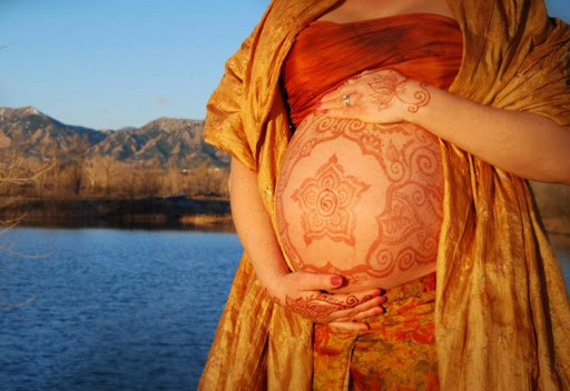 NGẮM NHỮNG CHIẾC BỤNG MANDALA TUYỆT ĐẸP CỦA CÁC MẸ BẦU

Mandala là một hình tròn với nhiều chi tiết đơn giản hoặc phức tạp, biểu thị vũ trụ thu nhỏ. Mandala gắn liền với Phật giáo, tượng trưng cho sự hoàn hảo, tròn đầy, viên mãn. Có 2 khía cạnh thuộc Mandala là Thai tạng giới và Kim cương giới. Trong đó,”Thai tạng là lý, Kim Cương là trí". Thai tạng giới mô tả vũ trụ như bào thai mẹ bao bọc con, biểu hiện cho đại tâm từ bi của Phật; còn Kim cương giới biểu hiện cho trí tuệ viên mãn của Phật. 

Trong đời sống hiện đại, Mandala mang nhiều họa tiết cách điệu và được ứng dụng trong đa dạng lĩnh vực của đời sống như hội họa, điêu khắc, nội thất… Nhiều người mẹ đã vẽ lên bụng mình những họa tiết Mandala đẹp mắt với mong muốn ghi lại những khoảnh khắc thiêng liêng khi mang bầu, và mong con ra đời tròn trịa, viên mãn. 

Xin mời các mẹ cùng chiêm ngưỡng những bụng bầu được vẽ Mandala đẹp tuyệt nhé!