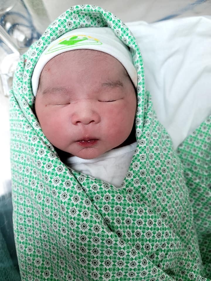 🍀Chúc mừng mẹ Hong Duong chào đón thiên thần dễ thương. Thật sự  nghe quá trình của chị để có thiên thần này quá phi thường. Chị và chồng đã cố gắng để có con trong một thời gian dài ( sử dụng tất cả biện pháp hỗ trợ đắt tiền) mà không được. Chị sinh năm 1973, và rồi điều kỳ diệu đã đến với chị và gia đình. Chị mang thai tự nhiên bé trai. Khám thai định kỳ chỗ Bs Long.🍀 ♥️Chị là con so lớn tuổi (48 tuổi) con quý con hiếm (gần như tỷ lệ mổ lấy thai là chắc chắn). Nhưng rồi  20/8 chị có dh chuyển dạ, vào viện nhập viện Bs khám chị mở 4cm, khung chậu tốt, bé kích thước vừa phải, và chị rất tha thiết sinh thường nếu an toàn. Bs cũng cố gắng theo dõi cho chị dù biết sẽ rất khó và cần theo dõi sát (vì chị lớn tuổi nên sức sẽ yếu và các tổ chức sẽ cứng, chắc hơn) ♥️ 
🍀Và kết quả của sự cố gắng kỳ diệu của chị là thiên thần dễ thương 3600g và rất khỏe. 
Điều kỳ diệu luôn có thể xảy ra. Chúc các mẹ chào đón những thiên thần dễ thương và khỏe mạnh🍀