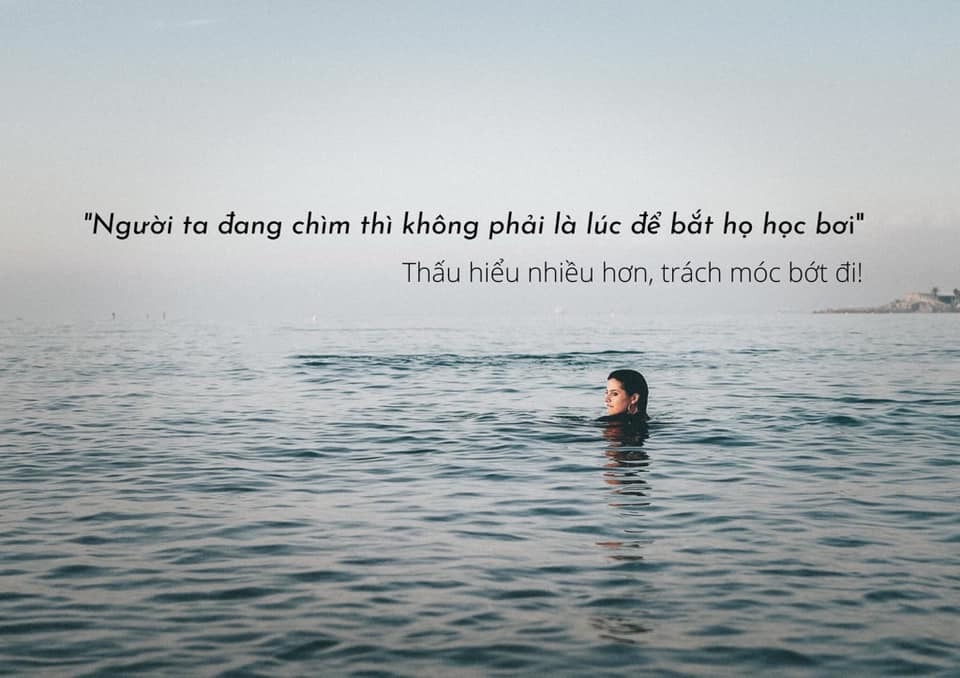 NGƯỜI TA ĐANG CHÌM THÌ KHÔNG PHẢI LÚC ĐỂ BẮT HỌ HỌC BƠI

Đâu như hồi lớp 10, đang dắt chiếc xe máy, ngón chân cái của mình quẹt phải chiếc chân chống. Móng chân bật ra. Lũ bạn đưa vào đâu đó, mình không còn nhớ rõ, chỉ nhớ quanh ngón chân sùi bọt lên và xót kinh khủng vì oxy già. Đó là cái đau xác thịt. Vết thương thịt da cần oxy già để khử trùng.

Hãy cùng quay ngược thời gian, bạn thử nhớ lại xem, trong suốt thời thơ ấu, khi bạn đang ở trạng trái buồn bã nhất, căng thẳng nhất, mệt mỏi nhất, câu nói nào của cha mẹ khiến bạn nghẹn đắng lại, câu nói nào dễ dàng khiến sợi dây cảm xúc kết nối giữa bạn và cha mẹ trở nên mong manh hơn, câu nói nào khiến bạn cảm thấy như là cả thế giới đang quay lưng lại với bạn?

- “Sướng chưa? Ai bảo nói không nghe”.
- “Đã bảo rồi mà, cá không ăn muối cá ươn”.
- “Cãi cho lắm vào, giờ thì cho chừa”.
Có phải ba câu này cũng nằm trong số những câu nói mang tính sát thương cao đó?

Như một phản xạ tự nhiên, khi con cái bị thương, không ít cha mẹ ngay lập tức dùng oxy già nhỏ vào vết thương với suy nghĩ để kháng khuẩn và tăng hàng rào bảo vệ. Nhưng cha mẹ ơi, vết thương giờ đây không phải trên thịt da, mà là tận trong tim. Mỗi cơn đau khác nhau cần những liều thuốc chữa trị khác nhau. Chuyện dù to dù nhỏ, thì cơn đau ở tim vẫn là cơn đau cần được xoa dịu trước tiên, rồi sau đó mới là tiêm kháng khuẩn. Khi người ta đang chìm, cái họ cần là phao, chứ không phải là những bài học để làm sao bơi tốt hơn.

Người lớn đôi khi rất tệ trong việc thấu hiểu cảm xúc. Khi con cái bị điểm kém hay khi chẳng may bị cảm vì nhỡ mặc áo phong phanh đi chơi, khi con gặp phải bạn bè không tốt vì không nghe lời khuyên của cha mẹ hay khi ly hôn với chồng người mà cha mẹ trước kia đã phản đối,… thay vì xóa bỏ và chà đạp cảm xúc của trẻ với những câu nói vô tình, đáng nhẽ chúng ta nên diễn giải cảm xúc của chúng thành lời. 

Chỉ khi công nhận những cảm xúc tiêu cực của chúng ngay lúc ấy, các con mới thấy mình được xoa dịu. Thay vì chỉ trích, khuyên răn, thay vì làm giáo sư dồn dập chỉ bảo, lúc ấy bọn trẻ chỉ cần một cái ôm, một cụm ngắn “ừ nhỉ”. Đáp lại nỗi lo lắng của con trẻ bằng thái độ đồng cảm, quan tâm, đó là khi ta để trẻ tự do tập trung suy nghĩ về vấn đề của chúng, rồi tự chúng sẽ tìm ra hướng giải quyết. Bài học dạy bơi hãy truyền đạt lại vào một thời điểm khác khi bọn trẻ đã đủ bình tâm.

Ngày con trai đầu 5 tuần tuổi, bước ra khỏi phòng tắm với một cơ thể thõng xuống vì bị sốt tắc tia sữa 40 độ liên miên mấy ngày liền, mình nhờ người nhà bế hộ con. “Sướng nhể, tắm cho lắm vào mà, nói không nghe”, mình nhận lại được câu nói ấy. Lặng đi trong cái buốt nhói ở ngực, mình nằm xuống giường thiếp đi và sợ những tháng ngày sau sinh đến tận bây giờ.

Có những câu nói vốn dĩ không có gì sai về mặt ngữ nghĩa, nhưng đại sai về thời điểm nói. Làm cha mẹ, nếu muốn con cái mình trở thành người biết quan tâm, biết thấu hiểu, hơn ai hết, chúng ta cần chú ý đến cách mà chúng ta phản hồi lại chúng. Nếu muốn nuôi dưỡng lòng tự trọng và tôn trọng người khác trong trẻ, chúng ta cần bắt đầu bằng cách tôn trọng chúng. Và chúng ta sẽ không thể làm được điều đó, nếu không biết tỏ ra tôn trọng những gì chúng cảm thấy.

Người ta đang chìm thì không phải là lúc để bắt họ học bơi.